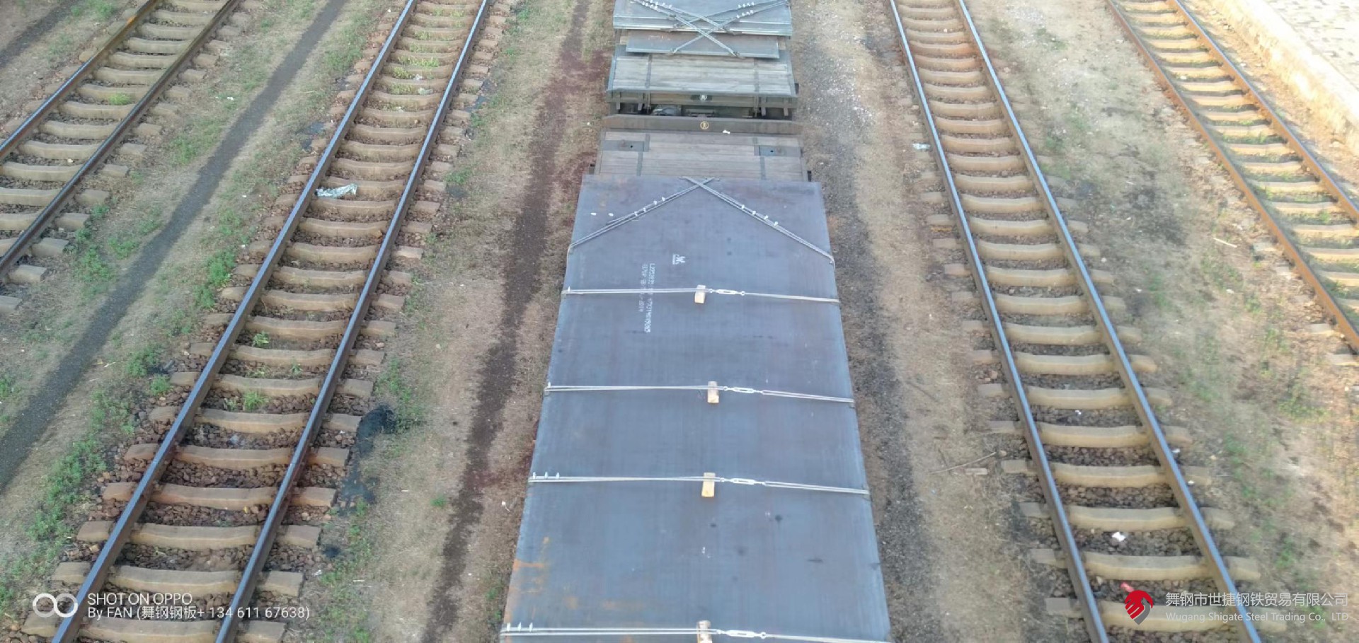 微信圖片_20220810094805.jpg 一、鋼板(包括帶鋼)的分類: 1、按厚度分類:(1)薄板(2)中板(3)厚板(4)特厚板 2、按生產方法分類:(1)熱軋鋼板(2)冷軋鋼板 3、按表面特征分類:(1)鍍鋅板(熱鍍鋅板、電鍍鋅板)(2)鍍錫板(3)復合鋼板 (4)彩色涂層鋼板 4、按用途分類:(1)橋梁鋼板(2)鍋爐鋼板(3)造船鋼板(4)裝甲鋼板(5)汽車鋼板(6) 屋面鋼板(7)結構鋼板(8)電工鋼板(硅鋼片)(9)彈簧鋼板(10)其他 二、普通及機械結構用鋼板中常見的日本牌號 1、日本鋼材(JIS系列)的牌號中普通結構鋼主要由三部分組成第一部分表示材質,如: S (Steel)表示鋼, F(Ferrum)表示鐵;第二部分表示不同的形狀、種類、用途,如P(Plate) 表示板, T(Tube)表示管,K(Kogu)表示工具;第三部分表示特征數字,一般為最低抗拉強度。 如: SS400——第一個S表示鋼(Steel),第二個S表示“結構”(Structure),400為下限抗拉 強度400MPa,整體表示抗拉強度為400MPa的普通結構鋼。 2、SPHC——首位S為鋼Steel的縮寫,P為板Plate的縮寫,H為熱 Heat的縮寫, C為商業 Commercial的縮寫,整體表示一般用熱軋鋼板及鋼帶。 3、SPHD——表示沖壓用熱軋鋼板及鋼帶。 4、SPHE——表示深沖用熱軋鋼板及鋼帶。 5、SPCC——表示一般用冷軋碳素鋼薄板及鋼帶,相當于中國Q195-215A牌號。其中第三個字母C為冷 Cold的縮寫。需保證抗拉試驗時,在牌號末尾加T為SPCCT。 6、SPCD——表示沖壓用冷軋碳素鋼薄板及鋼帶,相當于中國08AL(13237)優質碳素結構鋼。 7、SPCE——表示深沖用冷軋碳素鋼薄板及鋼帶,相當于中國08AL(5213)深沖鋼。需保證非時效性時,在牌號末尾加N為SPCEN。 冷軋碳素鋼薄板及鋼帶調質代號:退火狀態為A,標準調質為 S,1/8硬為8,1/4硬為4,1/2硬為2,硬為1。 表面加工代號:無光澤精軋為D,光亮精軋為B。 如SPCC-SD表示標準調質、無光澤精軋的一般用冷軋碳素薄板。再如SPCCT-SB表示標準調質、光亮加工,要求保證機械性能的冷軋碳素薄板。 8、JIS機械結構用鋼牌號表示方法為: S+含碳量+字母代號(C、CK),其中含碳量用中間值×100表示,字母C:表示碳 K:表示滲碳用鋼。如碳結卷板S20C其含碳量為0.18-0.23%。 三、我國及日本硅鋼片牌號表示方法 1、中國牌號表示方法: (1)冷軋無取向硅鋼帶(片) 表示方法:DW+鐵損值(在頻率為50HZ,波形為正弦的磁感峰值為1.5T的單位重量鐵損值。)的100倍+厚度值的100倍。 如DW470-50 表示鐵損值為4.7w/kg,厚度為0.5mm的冷軋無取向硅鋼, 現新型號表示為50W470。 (2)冷軋取向硅鋼帶(片) 表示方法:DQ+鐵損值(在頻率為50HZ,波形為正弦的磁感峰值為1.7T的單位重量鐵損值。)的100倍+厚度值的100倍。有時鐵損值后加G表示高磁感。 如DQ133-30表示鐵損值為1.33,厚度為 0.3mm的冷軋取向硅鋼帶(片),現新型號表示為30Q133。 (3)熱軋硅鋼板 熱軋硅鋼板用DR表示,按硅含量的多少分成低硅鋼(含硅量≤2.8%)、高硅鋼(含硅量> 2.8%)。 表示方法:DR+鐵損值(用50HZ反復磁化和按正弦形變化的磁感應強度最大值為1.5T時的單位重量鐵損值)的100倍+厚度值的100倍。如DR510-50表示鐵損值為5.1,厚度為0.5mm的熱軋硅鋼板。家用電器用熱軋硅鋼薄板的牌號用JDR+鐵損值+厚度值來表示,如JDR540-50。 2、日本牌號表示方法: (1)冷軋無取向硅鋼帶由公稱厚度(擴大100倍的值)+代號A+鐵損保證值(將頻率50HZ,最大磁通密度為1.5T時的鐵損值擴大100倍后的值)。 如50A470表示厚度為0.5mm,鐵損保證值為≤ 4.7的冷軋無取向硅鋼帶。 (2)冷軋取向硅鋼帶由公稱厚度(擴大100倍的值)+代號G:表示普通材料,P:表示高取向性 材料+鐵損保證值(將頻率50HZ,最大磁通密度為1.7T時的鐵損值擴大100倍后的值)。如30G130 表示厚度為0.3mm,鐵損保證值為≤1.3的冷軋取向硅鋼帶。 四、電鍍錫板和熱鍍鋅板: 1、電鍍錫板 電鍍錫薄鋼板和鋼帶,也稱馬口鐵,這種鋼板(帶)表面鍍了錫,有很好的耐蝕性,且無毒,可用作罐頭的包裝材料,電纜內外護皮,儀表電訊零件,電筒等小五金 五、沸騰鋼板與鎮靜鋼板 1、沸騰鋼板是由普通碳素結構鋼沸騰鋼熱軋成的鋼板。沸騰鋼是一種脫氧不完全的鋼,只用一定量的弱脫氧劑對鋼液脫氧,鋼液含氧量較高,當鋼水注入鋼錠模后,碳氧反應產生大量氣體,造成鋼液沸騰,沸騰鋼由此而得名。沸騰鋼含碳量低,由于不用硅鐵脫氧,鋼中含硅量也低(Si<0.07%)。沸騰鋼的外層是在沸騰所造成的鋼液劇烈攪動的條件下結晶成的,故表層純凈、致密,表面質量好, 有很好的塑性和沖壓性能,沒有大的集中縮孔,切頭少,成材率高, 而且沸騰鋼生產工藝簡單,鐵合金消耗少,鋼材成本低。沸騰鋼板大量用于制造各種沖壓件, 建筑及工程結構及一些不太重要的機器結構零部件。但沸騰鋼心部雜質較多,偏析較嚴重, 組織不致密,力學性能不均勻。同時由于鋼中氣體含量較多,故韌性低,冷脆和時效敏感性較大, 焊接性能也較差。故沸騰鋼板不適于制造承受沖擊載荷、在低溫條件下工作的焊接結構及其他重要結構。 2、鎮靜鋼板是由普通碳素結構鋼鎮靜鋼熱軋制成的鋼板。鎮靜鋼是脫氧完全的鋼,鋼液在澆注前用錳鐵、硅鐵和鋁等進行充分脫氧,鋼液含氧量低(一般為0.002-0.003%),鋼液在鋼錠模中較平靜,不產生沸騰現象,鎮靜鋼由此得名。在正常操作條件下,鎮靜鋼中沒有氣泡,組織均勻致密;由于含氧量低,鋼中氧化物夾雜較少,純凈度較高,冷脆和時效傾向小;同時,鎮靜鋼偏析較小,性能比較均勻,質量較高。鎮靜鋼的缺點是有集中縮孔,成材率低,價格較高。因此, 鎮靜鋼材主要用于低溫下承受沖擊的構件焊接結構及其他要求強度較高的構件。低合金鋼板都是鎮靜鋼和半鎮靜鋼鋼板。由于強度較高,性能優越,能節約大量鋼材,減輕結構重量,其應用已越來越廣泛。 六、優質碳素結構鋼板 優質碳素結構鋼是含碳小于0.8%的碳素鋼,這種鋼中所含的硫、磷及非金屬夾雜物比碳素結構鋼少,機械性能較為優良。優質碳素結構鋼按含碳量不同可分為三類:低碳鋼(C≤0.25%)、中碳鋼(C為0.25-0.6%)和高碳鋼(C>0.6%)。 優質碳素結構鋼按含錳量不同分為正常含錳量(含錳0.25%-0.8%)和較高含錳量(含錳0.70%-1.20%)兩組,后者具有較好的力學性能和加工性能。 1、優質碳素結構鋼熱軋薄鋼板和鋼 優質碳素結構鋼熱軋薄鋼板和鋼帶用于汽車、航空工業及其他部門。其鋼的牌號為沸騰鋼:08F、10F、15F;鎮靜鋼:08、08AL、10、15、20、25、30、35、40、45、50。25及25以下為低碳鋼板30及30以上為中碳鋼板。 2、優質碳素結構鋼熱軋厚鋼板和寬鋼帶 優質碳素結構鋼熱軋厚鋼板和寬鋼帶用于各種機械結構件。其鋼的牌號為低碳鋼包括:05F、08F、08、10F、10、15F、15、20F、20、25、20Mn、25Mn等;中碳鋼包括:30、35、40、45、50、55、60、30Mn、40Mn、50Mn、60Mn等;高碳鋼包括:65、70、65Mn等。 七、專用結構鋼板 1、壓力容器用鋼板:用大寫R在牌號尾表示,其牌號可用屈服點也可用含碳量或含合金元素表示。如:Q345R,Q345為屈服點。再如: 20R、16MnR、15MnVR、15MnVNR、8MnMoNbR、MnNiMoNbR、15CrMoR等均用含碳量或含合金元素來表示。 2、焊接氣瓶用鋼板:用大寫HP在牌號尾表示,其牌號可以用屈服點表示,如:Q295HP、Q345HP; 也可用含合金元素來表示如:16MnREHP。 3、鍋爐用鋼板:用小寫g在牌號尾表示。 其牌號可用屈服點表示,如:Q390g;也可用含碳量或含合金元素來表示,如20g、22Mng、15CrMog、16Mng、19Mng、13MnNiCrMoNbg、12Cr1MoVg等。 4、橋梁用鋼板:用小寫q在牌號尾表示,如Q420q、16Mnq、14MnNbq等。 5、汽車大梁用鋼板:用大寫L在牌號尾表示,如09MnREL、06TiL、08TiL、10TiL、09SiVL、16MnL、16MnREL等。 八、彩色涂層鋼板 彩色涂層鋼板和鋼帶是以金屬帶材為基底,在其表面涂以各類有機涂料的產品, 用于建筑、家用電器、鋼制家具、交通工具等領域。 合金結構鋼是在碳素結構基礎上,加入5%以下的一種或幾種元素。鋼中加入合金元素,首先是提高了鋼的淬透性,保證鋼經過熱處理后獲得良好的綜合機械性能,具有高的強度和足夠的韌性。 九、鋼的分類 1、根據熱處理工藝的不同大體分為: (1)調質結構鋼:許多重要零件如軸類、連桿、重要螺栓等,多是在承受很大的交變應力和沖擊負荷等多種復合應力下工作,因此要求有較高的強度和韌性的綜合機械性能。為了達到上述要求,鋼件必須經過淬火及高溫回火處理(即調質處理),淬火處理得馬氏體組織,然后高溫回火得到索氏體組織。調質鋼的含碳量在0.3-0.5%之間,碳量低不易淬硬,回火后得不到所需強度;碳量高則韌性低,在使用中發生脆性斷裂。 (2)表面硬化鋼:制成的零件通過某種熱片處理可以得到堅硬耐磨的表面層和柔韌適當的心部。如齒輪為了傳遞扭矩,必須有足夠強度,在換擋過程中又承受沖擊負荷,又要求有韌性,在嚙合過程中,齒輪又承受強烈的磨損而就有耐磨性因此,齒輪應具有整體強度高和“表硬內韌”的性能。 2、按熱處理工藝,主要有: (1)受用低碳鋼滲碳淬火:含碳量一般在0.10-0.25%之間,以保證零件心部有良好的韌性。作滲碳用的合結鋼加入<2%‘鉻、<4.5%鎳、2%錳、0.001-0.004%硼,可以提高鋼的淬透性,改善零件心部組織和性能外,還能提高滲碳層的強度和塑性;有時還加入微量的鈦、釩等元素,起細化晶粒,防止滲碳時發生過熱的影響。 (2)采用滲氮處理:合結鋼中含有鋁的鋼如38CrMoAL屬滲氮鋼。鋁可和氮化合形成氮化鋁,增加表面硬度和耐磨。 (3)采用碳鋼高頻感應加熱表層淬火:合金結構鋼按治金質量分為優質鋼和高級優質鋼(鋼號后加“A”);用途分為壓力加工(熱壓力加工或冷壓力加工)和切削加工用鋼;按供應狀態分為不熱處理、正火、退火或高溫回火。 十、 碳素鋼的定義及鋼中五元素 含碳2%以下的鐵碳合金稱為鋼。碳素鋼中的五元素是指化學成份中的主要組成物,即 C、Si、Mn、S、P(碳、硅、錳、硫、磷)。其次是在煉鋼過程中不可避免地 會混入氣體,含O、H、N(氧、氫、氮)。此外,用鋁—硅脫氧鎮靜工藝中,必然在鋼水中含有 Al,當Als(酸溶鋁)≥0。020%時, 還有細化晶粒的作用 十一、 鋼鐵是怎樣煉成的? 煉鋼的主要任務是按所煉鋼種的質量要求,調整鋼中碳和合金元素含量到規定范圍之內,并使P、S、H、O、N等雜質的含量降至允 許限量之下。煉鋼過程實質上是一個氧化過程,爐料中過剩的碳被氧化,燃燒成CO氣體逸出,其它Si、P、Mn 等氧化后進入爐渣中。S部份進入 煉渣中,部份則生成SO2排出。當鋼水成份和溫度達到工藝要求后,即可出鋼。為了除去鋼中過剩的氧及調整化學成份,可以添加脫氧劑和鐵合金或合金元素。 十二、 轉爐煉鋼簡介 從魚雷車運來的鐵水經過脫硫、擋渣等處理后即可倒入轉爐中作為主要爐料,另加10% 以下的廢鋼。然后,向轉爐內吹氧燃燒,鐵 水中的過量碳被氧化并放出大量熱量,當探頭測得達到預定的低碳含量時,即停止吹氧 并出鋼。一般在鋼包中需進行脫氧及調整成份操作;然后在鋼液表面拋上碳化稻殼防止鋼水被氧化,即可送往連鑄或模鑄工區。 對要求高的鋼種可增加底吹氬、RH真空處理、噴粉處理(噴SI—CA粉及變性石灰)可以有效降低鋼中的氣體與夾雜,并有進一步降 碳及降硫的作用。在這些爐外精煉措施后還可以最終微調成份,滿足優質鋼材的需求。 十三、 初軋 模鑄鋼錠采取熱裝、熱送新工藝,進入均熱爐加熱,然后通過初軋機及鋼坯連軋機軋成板坯、管坯、小方坯等初軋產品,經過切頭、 切尾、表面清理,(火焰清理、打磨)高品質產品則還需對初軋坯進行扒皮和探傷,檢驗合格后入庫。目前初軋廠的產品有初軋板坯、軋制方坯、氧氣瓶用鋼坯、齒輪用圓管坯、鐵路車輛用車軸坯及塑模用鋼等。初軋板坯主要供應熱軋廠作為原料;軋制方坯除部份外供,主要送往高速線材軋機作原料。由于連鑄板坯的先進性,初軋板坯的需求量大為削減,因此轉向上述其它產品了。 十四、 熱連軋 用連鑄板坯或初軋板坯作原料,經步進式加熱爐加熱,高壓水除鱗后進入粗軋機,粗軋料經切頭、尾、再進入精軋機,實施計算機 控制軋制,終軋后即經過層流冷卻(計算機控制冷卻速率)和卷取機卷取、成為直發卷。直發卷的頭、尾往往呈舌狀及魚尾狀,厚度、 寬度精度較差,邊部常存在浪形、折邊、塔形等缺陷。其卷重較重、鋼卷內徑為760mm。(一般制管行業喜歡使用。)將直發卷經切頭、 切尾、切邊及多道次的矯直、平整等精整線處理后,再切板或重卷,即成為:熱軋鋼板、平整熱軋鋼卷、縱切帶等產品。熱軋精整卷若經酸洗去除氧化皮并涂油后即成熱軋酸洗板卷。該產品有局部替代冷軋板的趨向,價格適中,深受廣大用戶喜愛。 寶鋼新投資的一條熱軋酸洗線正在緊張建設中。 十五、 冷連軋 用熱軋鋼卷為原料,經酸洗去除氧化皮后進行冷連軋,其成品為軋硬卷,由于連續冷變形引起的冷作硬化使軋硬卷的強度、硬度上升、韌塑指標下降,因此沖壓性能將惡化,只能用于簡單變形的零件。 軋硬卷可作為熱鍍鋅廠的原料,因為熱鍍鋅機組均設置有退 火線。軋硬卷重一般在6~13.5噸,鋼卷內徑為610mm。一般冷連軋板、卷均應經過連續退火(CAPL機組)或罩式爐退火消除冷作硬化及軋制應力,達到相應標準規定的力學性能指標。 冷軋鋼板的表面質量、外觀、尺寸精度均優于熱軋板,且其產品厚度右軋薄至0.18mm左右,因此深受廣大用戶青睞。以冷軋鋼卷為基板進行產品的深加工,成為高附加值產品。如電鍍鋅、熱鍍鋅、耐指紋電鍍鋅、彩涂鋼板卷及減振復合鋼板、PVC 復膜鋼板等,使這些產品具有美觀、高抗腐蝕等優良品質,得到了廣泛應用。 冷軋鋼卷經退火后必須進行精整,包括切頭、尾、切邊、矯平、平整、重卷、或縱剪切板等。冷軋產品廣泛應用于汽車制造、家電 產品、儀表開關、建筑、辦公家具等行業。鋼板捆包后的每包重量為3~5噸。平整分卷重一般為3~10噸/卷。鋼卷內徑610mm。 十六、 鋼的力學性能 拉力試驗: 按標準制備的拉力試樣,安裝在拉力試驗機的夾頭內,對試樣緩慢施加單軸向拉伸應力,直至試樣被拉斷為止的試驗稱作拉力試驗。 1.強度 金屬材料在外力作用下,抵抗變形和斷裂的能力叫強度。強度指標包括:比例極限、彈性極限、屈服強度、抗拉強度等。 2.比例極限 對金屬施加拉力,金屬存在著力與變形成直線比例的階段,而這個階段的最大極限負荷Pp除以試樣的原橫截面積即為比例極限,用 σ P表示。 3.彈性極限 金屬受外力作用發生了變形,外力去掉后,能完全恢復原來的形狀,這種變形稱為彈性變形。金屬能保持彈性變形的最大應力稱為 彈性極限,用σe表示。 4.抗拉強度 試樣拉伸時,在拉斷前所承受的最大負荷除以原橫截面積所得的應力,稱作抗拉強度,用σb表示。當材料所受的外應力大于其抗拉 強度時,將會發生斷裂。因此σb越高,則表示它能承受愈大的外應力而不致于斷裂。 國外標準的結構鋼常按抗拉強度來分類,如SS400,其中400即表示σb的最小值為400MPa超高強度鋼是指σb≥1373 Mpa的鋼。 5.屈強比 屈強比即屈服強度與抗拉強度之比值(σS/σb)。屈服比值越高,則該材料的強度愈高,屈強比值愈低則塑性愈佳,沖壓成形性愈好。如深沖鋼板的屈強比值為≤0.65。 彈簧鋼一般均在彈性極限范圍內服役,受載荷時不允許產生塑性變形,因此要求彈簧鋼經淬火、回火后具有盡可能高的彈性極限和 屈強比值(σS/σb≥0.90)此外疲勞壽命與抗拉強度及表面質量往往有很大關連。 6.塑性 金屬材料在受力破壞前可以經受永久變形的性能稱為塑性。塑性指標通常伸長率和斷面收縮率表示。伸長率與斷面收縮率越高,則 塑性越好。 沖擊韌性: 用一定尺寸和形狀的金屬試樣,在規定類型的沖擊試驗上受沖擊負荷折斷時,試樣刻槽處單位橫截面上所消耗的沖擊功,稱為沖擊 韌性以αk表示。目前常用的10×10×55mm,帶2 mm深的V形缺口夏氏沖擊試樣,標準上直接采用沖擊功(J焦耳值)AK,而不是采用αK值。因為單位 面積上的沖擊功并無實際意義。沖擊功對于檢查金屬材料在不同溫度下的脆性轉化最為敏感,而實際服役條件下的災難性破斷事故,往往與材料的沖擊功及服役溫 度有關。 因此在有關標準中常常規定某一溫度時的沖擊功值為多少 、還規定FATT(斷口面積轉化溫度)要低于某一溫度的技術條件。所謂FATT,即一組在不同溫度下的沖擊試樣沖斷后,對沖擊斷口進行評定,當脆性斷裂占總面積的50%時所對應的溫度。 由于鋼板厚度的影響,對厚度≤10mm的鋼板,可取得3/4小尺寸沖擊試樣(7.5×10×55mm)或1/2小尺寸沖擊試樣(5×10×55mm)。但是一定要注意,同規格及同一溫度下的沖擊功值才可相互比較。只有在標準規定的條件下,才可按標準的換算方法,折算 成標準沖擊試樣的沖擊功,再相互比較。 十七、硬度試驗 金屬材料抵抗壓頭(淬硬的鋼球或具有1200圓錐或角錐的金剛石壓頭)壓陷表面的能力稱為硬度。根據試驗方法和適用范圍的不同,硬度可分為布氏硬度、洛氏硬度、維氏硬度、肖氏硬度以及顯微硬度、高溫硬度等。冶金產品常用的是布氏硬度和洛氏硬度。 十八:鋼的用途 微信圖片_20220505173118.png 微信圖片_20220810094805.jpg 一、鋼板(包括帶鋼)的分類: 1、按厚度分類:(1)薄板(2)中板(3)厚板(4)特厚板 2、按生產方法分類:(1)熱軋鋼板(2)冷軋鋼板 3、按表面特征分類:(1)鍍鋅板(熱鍍鋅板、電鍍鋅板)(2)鍍錫板(3)復合鋼板 (4)彩色涂層鋼板 4、按用途分類:(1)橋梁鋼板(2)鍋爐鋼板(3)造船鋼板(4)裝甲鋼板(5)汽車鋼板(6) 屋面鋼板(7)結構鋼板(8)電工鋼板(硅鋼片)(9)彈簧鋼板(10)其他 二、普通及機械結構用鋼板中常見的日本牌號 1、日本鋼材(JIS系列)的牌號中普通結構鋼主要由三部分組成第一部分表示材質,如: S (Steel)表示鋼, F(Ferrum)表示鐵;第二部分表示不同的形狀、種類、用途,如P(Plate) 表示板, T(Tube)表示管,K(Kogu)表示工具;第三部分表示特征數字,一般為最低抗拉強度。 如: SS400——第一個S表示鋼(Steel),第二個S表示“結構”(Structure),400為下限抗拉 強度400MPa,整體表示抗拉強度為400MPa的普通結構鋼。 2、SPHC——首位S為鋼Steel的縮寫,P為板Plate的縮寫,H為熱 Heat的縮寫, C為商業 Commercial的縮寫,整體表示一般用熱軋鋼板及鋼帶。 3、SPHD——表示沖壓用熱軋鋼板及鋼帶。 4、SPHE——表示深沖用熱軋鋼板及鋼帶。 5、SPCC——表示一般用冷軋碳素鋼薄板及鋼帶,相當于中國Q195-215A牌號。其中第三個字母C為冷 Cold的縮寫。需保證抗拉試驗時,在牌號末尾加T為SPCCT。 6、SPCD——表示沖壓用冷軋碳素鋼薄板及鋼帶,相當于中國08AL(13237)優質碳素結構鋼。 7、SPCE——表示深沖用冷軋碳素鋼薄板及鋼帶,相當于中國08AL(5213)深沖鋼。需保證非時效性時,在牌號末尾加N為SPCEN。 冷軋碳素鋼薄板及鋼帶調質代號:退火狀態為A,標準調質為 S,1/8硬為8,1/4硬為4,1/2硬為2,硬為1。 表面加工代號:無光澤精軋為D,光亮精軋為B。 如SPCC-SD表示標準調質、無光澤精軋的一般用冷軋碳素薄板。再如SPCCT-SB表示標準調質、光亮加工,要求保證機械性能的冷軋碳素薄板。 8、JIS機械結構用鋼牌號表示方法為: S+含碳量+字母代號(C、CK),其中含碳量用中間值×100表示,字母C:表示碳 K:表示滲碳用鋼。如碳結卷板S20C其含碳量為0.18-0.23%。 三、我國及日本硅鋼片牌號表示方法 1、中國牌號表示方法: (1)冷軋無取向硅鋼帶(片) 表示方法:DW+鐵損值(在頻率為50HZ,波形為正弦的磁感峰值為1.5T的單位重量鐵損值。)的100倍+厚度值的100倍。 如DW470-50 表示鐵損值為4.7w/kg,厚度為0.5mm的冷軋無取向硅鋼, 現新型號表示為50W470。 (2)冷軋取向硅鋼帶(片) 表示方法:DQ+鐵損值(在頻率為50HZ,波形為正弦的磁感峰值為1.7T的單位重量鐵損值。)的100倍+厚度值的100倍。有時鐵損值后加G表示高磁感。 如DQ133-30表示鐵損值為1.33,厚度為 0.3mm的冷軋取向硅鋼帶(片),現新型號表示為30Q133。 (3)熱軋硅鋼板 熱軋硅鋼板用DR表示,按硅含量的多少分成低硅鋼(含硅量≤2.8%)、高硅鋼(含硅量> 2.8%)。 表示方法:DR+鐵損值(用50HZ反復磁化和按正弦形變化的磁感應強度最大值為1.5T時的單位重量鐵損值)的100倍+厚度值的100倍。如DR510-50表示鐵損值為5.1,厚度為0.5mm的熱軋硅鋼板。家用電器用熱軋硅鋼薄板的牌號用JDR+鐵損值+厚度值來表示,如JDR540-50。 2、日本牌號表示方法: (1)冷軋無取向硅鋼帶由公稱厚度(擴大100倍的值)+代號A+鐵損保證值(將頻率50HZ,最大磁通密度為1.5T時的鐵損值擴大100倍后的值)。 如50A470表示厚度為0.5mm,鐵損保證值為≤ 4.7的冷軋無取向硅鋼帶。 (2)冷軋取向硅鋼帶由公稱厚度(擴大100倍的值)+代號G:表示普通材料,P:表示高取向性 材料+鐵損保證值(將頻率50HZ,最大磁通密度為1.7T時的鐵損值擴大100倍后的值)。如30G130 表示厚度為0.3mm,鐵損保證值為≤1.3的冷軋取向硅鋼帶。 四、電鍍錫板和熱鍍鋅板: 1、電鍍錫板 電鍍錫薄鋼板和鋼帶,也稱馬口鐵,這種鋼板(帶)表面鍍了錫,有很好的耐蝕性,且無毒,可用作罐頭的包裝材料,電纜內外護皮,儀表電訊零件,電筒等小五金 五、沸騰鋼板與鎮靜鋼板 1、沸騰鋼板是由普通碳素結構鋼沸騰鋼熱軋成的鋼板。沸騰鋼是一種脫氧不完全的鋼,只用一定量的弱脫氧劑對鋼液脫氧,鋼液含氧量較高,當鋼水注入鋼錠模后,碳氧反應產生大量氣體,造成鋼液沸騰,沸騰鋼由此而得名。沸騰鋼含碳量低,由于不用硅鐵脫氧,鋼中含硅量也低(Si<0.07%)。沸騰鋼的外層是在沸騰所造成的鋼液劇烈攪動的條件下結晶成的,故表層純凈、致密,表面質量好, 有很好的塑性和沖壓性能,沒有大的集中縮孔,切頭少,成材率高, 而且沸騰鋼生產工藝簡單,鐵合金消耗少,鋼材成本低。沸騰鋼板大量用于制造各種沖壓件, 建筑及工程結構及一些不太重要的機器結構零部件。但沸騰鋼心部雜質較多,偏析較嚴重, 組織不致密,力學性能不均勻。同時由于鋼中氣體含量較多,故韌性低,冷脆和時效敏感性較大, 焊接性能也較差。故沸騰鋼板不適于制造承受沖擊載荷、在低溫條件下工作的焊接結構及其他重要結構。 2、鎮靜鋼板是由普通碳素結構鋼鎮靜鋼熱軋制成的鋼板。鎮靜鋼是脫氧完全的鋼,鋼液在澆注前用錳鐵、硅鐵和鋁等進行充分脫氧,鋼液含氧量低(一般為0.002-0.003%),鋼液在鋼錠模中較平靜,不產生沸騰現象,鎮靜鋼由此得名。在正常操作條件下,鎮靜鋼中沒有氣泡,組織均勻致密;由于含氧量低,鋼中氧化物夾雜較少,純凈度較高,冷脆和時效傾向小;同時,鎮靜鋼偏析較小,性能比較均勻,質量較高。鎮靜鋼的缺點是有集中縮孔,成材率低,價格較高。因此, 鎮靜鋼材主要用于低溫下承受沖擊的構件焊接結構及其他要求強度較高的構件。低合金鋼板都是鎮靜鋼和半鎮靜鋼鋼板。由于強度較高,性能優越,能節約大量鋼材,減輕結構重量,其應用已越來越廣泛。 六、優質碳素結構鋼板 優質碳素結構鋼是含碳小于0.8%的碳素鋼,這種鋼中所含的硫、磷及非金屬夾雜物比碳素結構鋼少,機械性能較為優良。優質碳素結構鋼按含碳量不同可分為三類:低碳鋼(C≤0.25%)、中碳鋼(C為0.25-0.6%)和高碳鋼(C>0.6%)。 優質碳素結構鋼按含錳量不同分為正常含錳量(含錳0.25%-0.8%)和較高含錳量(含錳0.70%-1.20%)兩組,后者具有較好的力學性能和加工性能。 1、優質碳素結構鋼熱軋薄鋼板和鋼 優質碳素結構鋼熱軋薄鋼板和鋼帶用于汽車、航空工業及其他部門。其鋼的牌號為沸騰鋼:08F、10F、15F;鎮靜鋼:08、08AL、10、15、20、25、30、35、40、45、50。25及25以下為低碳鋼板30及30以上為中碳鋼板。 2、優質碳素結構鋼熱軋厚鋼板和寬鋼帶 優質碳素結構鋼熱軋厚鋼板和寬鋼帶用于各種機械結構件。其鋼的牌號為低碳鋼包括:05F、08F、08、10F、10、15F、15、20F、20、25、20Mn、25Mn等;中碳鋼包括:30、35、40、45、50、55、60、30Mn、40Mn、50Mn、60Mn等;高碳鋼包括:65、70、65Mn等。 七、專用結構鋼板 1、壓力容器用鋼板:用大寫R在牌號尾表示,其牌號可用屈服點也可用含碳量或含合金元素表示。如:Q345R,Q345為屈服點。再如: 20R、16MnR、15MnVR、15MnVNR、8MnMoNbR、MnNiMoNbR、15CrMoR等均用含碳量或含合金元素來表示。 2、焊接氣瓶用鋼板:用大寫HP在牌號尾表示,其牌號可以用屈服點表示,如:Q295HP、Q345HP; 也可用含合金元素來表示如:16MnREHP。 3、鍋爐用鋼板:用小寫g在牌號尾表示。 其牌號可用屈服點表示,如:Q390g;也可用含碳量或含合金元素來表示,如20g、22Mng、15CrMog、16Mng、19Mng、13MnNiCrMoNbg、12Cr1MoVg等。 4、橋梁用鋼板:用小寫q在牌號尾表示,如Q420q、16Mnq、14MnNbq等。 5、汽車大梁用鋼板:用大寫L在牌號尾表示,如09MnREL、06TiL、08TiL、10TiL、09SiVL、16MnL、16MnREL等。 八、彩色涂層鋼板 彩色涂層鋼板和鋼帶是以金屬帶材為基底,在其表面涂以各類有機涂料的產品, 用于建筑、家用電器、鋼制家具、交通工具等領域。 合金結構鋼是在碳素結構基礎上,加入5%以下的一種或幾種元素。鋼中加入合金元素,首先是提高了鋼的淬透性,保證鋼經過熱處理后獲得良好的綜合機械性能,具有高的強度和足夠的韌性。 九、鋼的分類 1、根據熱處理工藝的不同大體分為: (1)調質結構鋼:許多重要零件如軸類、連桿、重要螺栓等,多是在承受很大的交變應力和沖擊負荷等多種復合應力下工作,因此要求有較高的強度和韌性的綜合機械性能。為了達到上述要求,鋼件必須經過淬火及高溫回火處理(即調質處理),淬火處理得馬氏體組織,然后高溫回火得到索氏體組織。調質鋼的含碳量在0.3-0.5%之間,碳量低不易淬硬,回火后得不到所需強度;碳量高則韌性低,在使用中發生脆性斷裂。 (2)表面硬化鋼:制成的零件通過某種熱片處理可以得到堅硬耐磨的表面層和柔韌適當的心部。如齒輪為了傳遞扭矩,必須有足夠強度,在換擋過程中又承受沖擊負荷,又要求有韌性,在嚙合過程中,齒輪又承受強烈的磨損而就有耐磨性因此,齒輪應具有整體強度高和“表硬內韌”的性能。 2、按熱處理工藝,主要有: (1)受用低碳鋼滲碳淬火:含碳量一般在0.10-0.25%之間,以保證零件心部有良好的韌性。作滲碳用的合結鋼加入<2%‘鉻、<4.5%鎳、2%錳、0.001-0.004%硼,可以提高鋼的淬透性,改善零件心部組織和性能外,還能提高滲碳層的強度和塑性;有時還加入微量的鈦、釩等元素,起細化晶粒,防止滲碳時發生過熱的影響。 (2)采用滲氮處理:合結鋼中含有鋁的鋼如38CrMoAL屬滲氮鋼。鋁可和氮化合形成氮化鋁,增加表面硬度和耐磨。 (3)采用碳鋼高頻感應加熱表層淬火:合金結構鋼按治金質量分為優質鋼和高級優質鋼(鋼號后加“A”);用途分為壓力加工(熱壓力加工或冷壓力加工)和切削加工用鋼;按供應狀態分為不熱處理、正火、退火或高溫回火。 十、 碳素鋼的定義及鋼中五元素 含碳2%以下的鐵碳合金稱為鋼。碳素鋼中的五元素是指化學成份中的主要組成物,即 C、Si、Mn、S、P(碳、硅、錳、硫、磷)。其次是在煉鋼過程中不可避免地 會混入氣體,含O、H、N(氧、氫、氮)。此外,用鋁—硅脫氧鎮靜工藝中,必然在鋼水中含有 Al,當Als(酸溶鋁)≥0。020%時, 還有細化晶粒的作用 十一、 鋼鐵是怎樣煉成的? 煉鋼的主要任務是按所煉鋼種的質量要求,調整鋼中碳和合金元素含量到規定范圍之內,并使P、S、H、O、N等雜質的含量降至允 許限量之下。煉鋼過程實質上是一個氧化過程,爐料中過剩的碳被氧化,燃燒成CO氣體逸出,其它Si、P、Mn 等氧化后進入爐渣中。S部份進入 煉渣中,部份則生成SO2排出。當鋼水成份和溫度達到工藝要求后,即可出鋼。為了除去鋼中過剩的氧及調整化學成份,可以添加脫氧劑和鐵合金或合金元素。 十二、 轉爐煉鋼簡介 從魚雷車運來的鐵水經過脫硫、擋渣等處理后即可倒入轉爐中作為主要爐料,另加10% 以下的廢鋼。然后,向轉爐內吹氧燃燒,鐵 水中的過量碳被氧化并放出大量熱量,當探頭測得達到預定的低碳含量時,即停止吹氧 并出鋼。一般在鋼包中需進行脫氧及調整成份操作;然后在鋼液表面拋上碳化稻殼防止鋼水被氧化,即可送往連鑄或模鑄工區。 對要求高的鋼種可增加底吹氬、RH真空處理、噴粉處理(噴SI—CA粉及變性石灰)可以有效降低鋼中的氣體與夾雜,并有進一步降 碳及降硫的作用。在這些爐外精煉措施后還可以最終微調成份,滿足優質鋼材的需求。 十三、 初軋 模鑄鋼錠采取熱裝、熱送新工藝,進入均熱爐加熱,然后通過初軋機及鋼坯連軋機軋成板坯、管坯、小方坯等初軋產品,經過切頭、 切尾、表面清理,(火焰清理、打磨)高品質產品則還需對初軋坯進行扒皮和探傷,檢驗合格后入庫。目前初軋廠的產品有初軋板坯、軋制方坯、氧氣瓶用鋼坯、齒輪用圓管坯、鐵路車輛用車軸坯及塑模用鋼等。初軋板坯主要供應熱軋廠作為原料;軋制方坯除部份外供,主要送往高速線材軋機作原料。由于連鑄板坯的先進性,初軋板坯的需求量大為削減,因此轉向上述其它產品了。 十四、 熱連軋 用連鑄板坯或初軋板坯作原料,經步進式加熱爐加熱,高壓水除鱗后進入粗軋機,粗軋料經切頭、尾、再進入精軋機,實施計算機 控制軋制,終軋后即經過層流冷卻(計算機控制冷卻速率)和卷取機卷取、成為直發卷。直發卷的頭、尾往往呈舌狀及魚尾狀,厚度、 寬度精度較差,邊部常存在浪形、折邊、塔形等缺陷。其卷重較重、鋼卷內徑為760mm。(一般制管行業喜歡使用。)將直發卷經切頭、 切尾、切邊及多道次的矯直、平整等精整線處理后,再切板或重卷,即成為:熱軋鋼板、平整熱軋鋼卷、縱切帶等產品。熱軋精整卷若經酸洗去除氧化皮并涂油后即成熱軋酸洗板卷。該產品有局部替代冷軋板的趨向,價格適中,深受廣大用戶喜愛。 寶鋼新投資的一條熱軋酸洗線正在緊張建設中。 十五、 冷連軋 用熱軋鋼卷為原料,經酸洗去除氧化皮后進行冷連軋,其成品為軋硬卷,由于連續冷變形引起的冷作硬化使軋硬卷的強度、硬度上升、韌塑指標下降,因此沖壓性能將惡化,只能用于簡單變形的零件。 軋硬卷可作為熱鍍鋅廠的原料,因為熱鍍鋅機組均設置有退 火線。軋硬卷重一般在6~13.5噸,鋼卷內徑為610mm。一般冷連軋板、卷均應經過連續退火(CAPL機組)或罩式爐退火消除冷作硬化及軋制應力,達到相應標準規定的力學性能指標。 冷軋鋼板的表面質量、外觀、尺寸精度均優于熱軋板,且其產品厚度右軋薄至0.18mm左右,因此深受廣大用戶青睞。以冷軋鋼卷為基板進行產品的深加工,成為高附加值產品。如電鍍鋅、熱鍍鋅、耐指紋電鍍鋅、彩涂鋼板卷及減振復合鋼板、PVC 復膜鋼板等,使這些產品具有美觀、高抗腐蝕等優良品質,得到了廣泛應用。 冷軋鋼卷經退火后必須進行精整,包括切頭、尾、切邊、矯平、平整、重卷、或縱剪切板等。冷軋產品廣泛應用于汽車制造、家電 產品、儀表開關、建筑、辦公家具等行業。鋼板捆包后的每包重量為3~5噸。平整分卷重一般為3~10噸/卷。鋼卷內徑610mm。 十六、 鋼的力學性能 拉力試驗: 按標準制備的拉力試樣,安裝在拉力試驗機的夾頭內,對試樣緩慢施加單軸向拉伸應力,直至試樣被拉斷為止的試驗稱作拉力試驗。 1.強度 金屬材料在外力作用下,抵抗變形和斷裂的能力叫強度。強度指標包括:比例極限、彈性極限、屈服強度、抗拉強度等。 2.比例極限 對金屬施加拉力,金屬存在著力與變形成直線比例的階段,而這個階段的最大極限負荷Pp除以試樣的原橫截面積即為比例極限,用 σ P表示。 3.彈性極限 金屬受外力作用發生了變形,外力去掉后,能完全恢復原來的形狀,這種變形稱為彈性變形。金屬能保持彈性變形的最大應力稱為 彈性極限,用σe表示。 4.抗拉強度 試樣拉伸時,在拉斷前所承受的最大負荷除以原橫截面積所得的應力,稱作抗拉強度,用σb表示。當材料所受的外應力大于其抗拉 強度時,將會發生斷裂。因此σb越高,則表示它能承受愈大的外應力而不致于斷裂。 國外標準的結構鋼常按抗拉強度來分類,如SS400,其中400即表示σb的最小值為400MPa超高強度鋼是指σb≥1373 Mpa的鋼。 5.屈強比 屈強比即屈服強度與抗拉強度之比值(σS/σb)。屈服比值越高,則該材料的強度愈高,屈強比值愈低則塑性愈佳,沖壓成形性愈好。如深沖鋼板的屈強比值為≤0.65。 彈簧鋼一般均在彈性極限范圍內服役,受載荷時不允許產生塑性變形,因此要求彈簧鋼經淬火、回火后具有盡可能高的彈性極限和 屈強比值(σS/σb≥0.90)此外疲勞壽命與抗拉強度及表面質量往往有很大關連。 6.塑性 金屬材料在受力破壞前可以經受永久變形的性能稱為塑性。塑性指標通常伸長率和斷面收縮率表示。伸長率與斷面收縮率越高,則 塑性越好。 沖擊韌性: 用一定尺寸和形狀的金屬試樣,在規定類型的沖擊試驗上受沖擊負荷折斷時,試樣刻槽處單位橫截面上所消耗的沖擊功,稱為沖擊 韌性以αk表示。目前常用的10×10×55mm,帶2 mm深的V形缺口夏氏沖擊試樣,標準上直接采用沖擊功(J焦耳值)AK,而不是采用αK值。因為單位 面積上的沖擊功并無實際意義。沖擊功對于檢查金屬材料在不同溫度下的脆性轉化最為敏感,而實際服役條件下的災難性破斷事故,往往與材料的沖擊功及服役溫 度有關。 因此在有關標準中常常規定某一溫度時的沖擊功值為多少 、還規定FATT(斷口面積轉化溫度)要低于某一溫度的技術條件。所謂FATT,即一組在不同溫度下的沖擊試樣沖斷后,對沖擊斷口進行評定,當脆性斷裂占總面積的50%時所對應的溫度。 由于鋼板厚度的影響,對厚度≤10mm的鋼板,可取得3/4小尺寸沖擊試樣(7.5×10×55mm)或1/2小尺寸沖擊試樣(5×10×55mm)。但是一定要注意,同規格及同一溫度下的沖擊功值才可相互比較。只有在標準規定的條件下,才可按標準的換算方法,折算 成標準沖擊試樣的沖擊功,再相互比較。 十七、硬度試驗 金屬材料抵抗壓頭(淬硬的鋼球或具有1200圓錐或角錐的金剛石壓頭)壓陷表面的能力稱為硬度。根據試驗方法和適用范圍的不同,硬度可分為布氏硬度、洛氏硬度、維氏硬度、肖氏硬度以及顯微硬度、高溫硬度等。冶金產品常用的是布氏硬度和洛氏硬度。 十八:鋼的用途 微信圖片_20220505173118.png