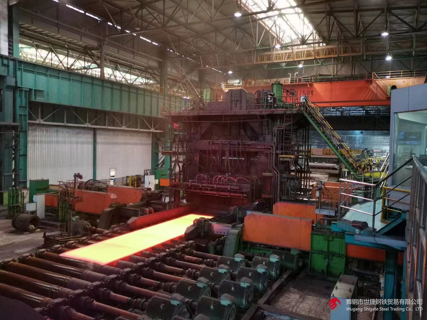 10月17日,河鋼集團(tuán)舞鋼公司實(shí)施工藝創(chuàng)新研發(fā)的高端鍋爐及壓力容器板鋼板Q370R發(fā)往客戶,將用于浙江某重點(diǎn)新能源項(xiàng)目的關(guān)鍵部位。此單合同的順利完成,標(biāo)志著舞鋼在該類鋼板研發(fā)領(lǐng)域取得新突破:產(chǎn)品交貨期明顯縮短,產(chǎn)品各項(xiàng)性能指標(biāo)躍上一個(gè)新高度。 近年來,集團(tuán)不斷加大技術(shù)升級(jí)力度,將技術(shù)作為破解產(chǎn)線難題的關(guān)鍵,積極推進(jìn)工藝創(chuàng)新和管理創(chuàng)新,促進(jìn)產(chǎn)線效能提升。舞鋼緊跟集團(tuán)步伐,進(jìn)一步明確技術(shù)人員在技術(shù)升級(jí)新發(fā)展階段的責(zé)任,大力推進(jìn)工藝創(chuàng)新,促進(jìn)產(chǎn)品高度和產(chǎn)線效能持續(xù)提升。針對(duì)項(xiàng)目的技術(shù)要求,按舞鋼該種鋼板原有的工藝組織生產(chǎn),困難極大,質(zhì)量和交貨期都面臨挑戰(zhàn)。舞鋼技術(shù)人員在與客戶深度對(duì)接的同時(shí),發(fā)揮技術(shù)優(yōu)勢(shì),成立項(xiàng)目組進(jìn)行攻關(guān),強(qiáng)化產(chǎn)前技術(shù)交流,制定各種生產(chǎn)預(yù)案、鋼板均勻性評(píng)價(jià)、NDT實(shí)驗(yàn)等。在研發(fā)過程中持續(xù)創(chuàng)新工藝,通過優(yōu)化成分和軋制工藝,攻克了該類產(chǎn)品一次通過率低、交貨期長(zhǎng)等難題。 通過本次攻關(guān),公司實(shí)現(xiàn)了兩大技術(shù)突破:采用新工藝,該類產(chǎn)品厚度從50mm擴(kuò)展到56mm,并從無模焊要求擴(kuò)展到低溫長(zhǎng)時(shí)間模焊要求,進(jìn)一步提高了該類產(chǎn)品的市場(chǎng)競(jìng)爭(zhēng)力。 10月17日,河鋼集團(tuán)舞鋼公司實(shí)施工藝創(chuàng)新研發(fā)的高端鍋爐及壓力容器板鋼板Q370R發(fā)往客戶,將用于浙江某重點(diǎn)新能源項(xiàng)目的關(guān)鍵部位。此單合同的順利完成,標(biāo)志著舞鋼在該類鋼板研發(fā)領(lǐng)域取得新突破:產(chǎn)品交貨期明顯縮短,產(chǎn)品各項(xiàng)性能指標(biāo)躍上一個(gè)新高度。 近年來,集團(tuán)不斷加大技術(shù)升級(jí)力度,將技術(shù)作為破解產(chǎn)線難題的關(guān)鍵,積極推進(jìn)工藝創(chuàng)新和管理創(chuàng)新,促進(jìn)產(chǎn)線效能提升。舞鋼緊跟集團(tuán)步伐,進(jìn)一步明確技術(shù)人員在技術(shù)升級(jí)新發(fā)展階段的責(zé)任,大力推進(jìn)工藝創(chuàng)新,促進(jìn)產(chǎn)品高度和產(chǎn)線效能持續(xù)提升。針對(duì)項(xiàng)目的技術(shù)要求,按舞鋼該種鋼板原有的工藝組織生產(chǎn),困難極大,質(zhì)量和交貨期都面臨挑戰(zhàn)。舞鋼技術(shù)人員在與客戶深度對(duì)接的同時(shí),發(fā)揮技術(shù)優(yōu)勢(shì),成立項(xiàng)目組進(jìn)行攻關(guān),強(qiáng)化產(chǎn)前技術(shù)交流,制定各種生產(chǎn)預(yù)案、鋼板均勻性評(píng)價(jià)、NDT實(shí)驗(yàn)等。在研發(fā)過程中持續(xù)創(chuàng)新工藝,通過優(yōu)化成分和軋制工藝,攻克了該類產(chǎn)品一次通過率低、交貨期長(zhǎng)等難題。 通過本次攻關(guān),公司實(shí)現(xiàn)了兩大技術(shù)突破:采用新工藝,該類產(chǎn)品厚度從50mm擴(kuò)展到56mm,并從無模焊要求擴(kuò)展到低溫長(zhǎng)時(shí)間模焊要求,進(jìn)一步提高了該類產(chǎn)品的市場(chǎng)競(jìng)爭(zhēng)力。