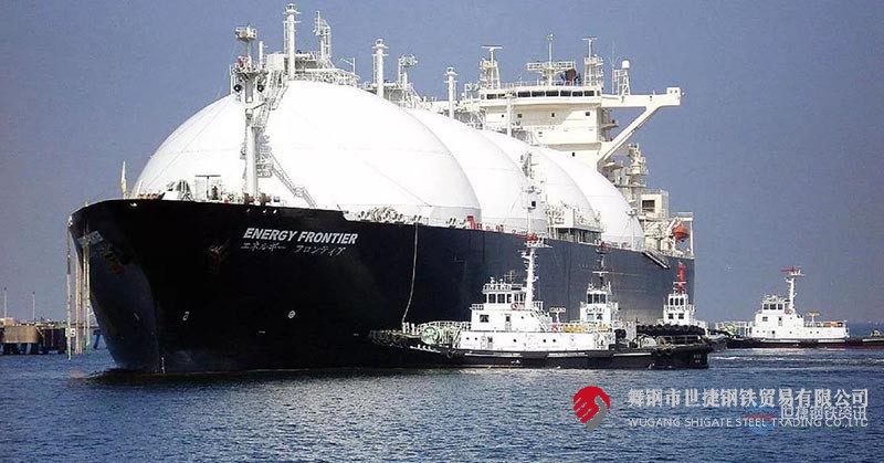 在河鋼集團(tuán)舞鋼公司上下凝心聚力,對(duì)標(biāo)一流,真抓實(shí)干,共克時(shí)艱的大氛圍下,3月初,從舞鋼二煉鋼傳來振奮人心的好消息:該廠9Ni鋼生產(chǎn)實(shí)現(xiàn)新突破,一舉打破不久之前剛剛創(chuàng)造的15連澆新紀(jì)錄,實(shí)現(xiàn)了16連澆,產(chǎn)品性能、質(zhì)量、剩磁等技術(shù)指標(biāo)均滿足相關(guān)標(biāo)準(zhǔn)要求,標(biāo)志著舞鋼9Ni鋼生產(chǎn)技術(shù)水平再次實(shí)現(xiàn)新提升。 下一步,舞鋼將認(rèn)真總結(jié)經(jīng)驗(yàn),傳承革新,不斷攻關(guān),實(shí)現(xiàn)9Ni鋼16爐連澆的常態(tài)化。在此基礎(chǔ)上,繼續(xù)加強(qiáng)研究,把9Ni鋼技術(shù)升級(jí)的成果向其他鋼種推廣,讓舞鋼高端產(chǎn)品競爭力得到持續(xù)不斷的提升。 9NI(9%Ni鋼)是1944年開發(fā)的W(Ni)一9%的中合金鋼,由美國國際鎳公司的產(chǎn)品研究實(shí)驗(yàn)室研制成功,它是一種低碳調(diào)質(zhì)鋼,組織為馬氏體加貝氏體。 9Ni鋼板,又稱06Ni9DR低溫容器鋼板06Ni9DR執(zhí)行標(biāo)準(zhǔn)和成分性能詳解,是一種低溫壓力容器鋼板,主要用于低溫儲(chǔ)罐,LNG船舶及儲(chǔ)罐等低溫設(shè)備的制造。液化天然氣(LNG)動(dòng)力汽車運(yùn)輸船——7500車位汽車滾裝船由上海船舶研究設(shè)計(jì)院研發(fā)設(shè)計(jì),是為德國大眾汽車集團(tuán)制造的。舞鋼為其研發(fā)生產(chǎn)40毫米厚、-196℃超低溫沖擊韌性的9Ni(鎳)優(yōu)質(zhì)鋼板,實(shí)現(xiàn)替代進(jìn)口。 1678721428129895.jpg 這種鋼材在極低溫度下具有良好的韌性和高強(qiáng)度,而且與奧氏體不銹鋼和鋁合金相比具有熱脹系數(shù)小,經(jīng)濟(jì)性好,使用溫度最低可達(dá)一196℃,自1960年通過研究證明不進(jìn)行焊后消除應(yīng)力熱處理亦可安全使用以來,9%Ni鋼就成為用于制造大型LNG儲(chǔ)罐的主要材料之一。 鋼的主要特點(diǎn)是高鎳含量、高純凈度、較高強(qiáng)度、高的低溫沖擊韌性、良好焊接性能。通過研發(fā),鋼材可以達(dá)到以下性能指標(biāo): 9%Ni鋼:ReH≥585MPa,Rm = 680~820MPa,A≥18%,-196℃,AKv(T)≥150J,AKv(T)≥80J(歐盟標(biāo)準(zhǔn))。 9Ni鋼是國內(nèi)外業(yè)界公認(rèn)的高技術(shù)含量、高生產(chǎn)難度的鋼種,屬于“鋼板上的皇冠”。船用9Ni鋼主要應(yīng)用于制造液化天然氣的存儲(chǔ)和運(yùn)輸裝置,是低溫鋼材中技術(shù)水平最高、生產(chǎn)難度最大、附加值最高的產(chǎn)品之一,能否生產(chǎn)此類產(chǎn)品,是鋼鐵企業(yè)整體技術(shù)水平的重要標(biāo)志。 作為國內(nèi)僅有的數(shù)家具備供應(yīng)高等級(jí)9Ni鋼的生產(chǎn)企業(yè)之一,河鋼舞鋼(0375-8137297)高度重視高等級(jí)9Ni鋼的開發(fā)和應(yīng)用,研制的9Ni鋼順利通過6家主流船級(jí)社的認(rèn)證,具備了批量生產(chǎn)大型船用9Ni鋼能力,供貨我國某陸地LNG燃料儲(chǔ)罐項(xiàng)目建造,并且成功出口國外。 9Ni鋼板標(biāo)準(zhǔn): GB 24510-2009 EN 10028-4-2003 JIS G3127-2005 CCS-2007 ASME 9Ni490 X8Ni9+NT640 SL9N520 9Ni SA-353 9Ni590A X8Ni9+QT680 SL9N590 SA-553-1 9Ni590B X7Ni9+QT680 在河鋼集團(tuán)舞鋼公司上下凝心聚力,對(duì)標(biāo)一流,真抓實(shí)干,共克時(shí)艱的大氛圍下,3月初,從舞鋼二煉鋼傳來振奮人心的好消息:該廠9Ni鋼生產(chǎn)實(shí)現(xiàn)新突破,一舉打破不久之前剛剛創(chuàng)造的15連澆新紀(jì)錄,實(shí)現(xiàn)了16連澆,產(chǎn)品性能、質(zhì)量、剩磁等技術(shù)指標(biāo)均滿足相關(guān)標(biāo)準(zhǔn)要求,標(biāo)志著舞鋼9Ni鋼生產(chǎn)技術(shù)水平再次實(shí)現(xiàn)新提升。 下一步,舞鋼將認(rèn)真總結(jié)經(jīng)驗(yàn),傳承革新,不斷攻關(guān),實(shí)現(xiàn)9Ni鋼16爐連澆的常態(tài)化。在此基礎(chǔ)上,繼續(xù)加強(qiáng)研究,把9Ni鋼技術(shù)升級(jí)的成果向其他鋼種推廣,讓舞鋼高端產(chǎn)品競爭力得到持續(xù)不斷的提升。 9NI(9%Ni鋼)是1944年開發(fā)的W(Ni)一9%的中合金鋼,由美國國際鎳公司的產(chǎn)品研究實(shí)驗(yàn)室研制成功,它是一種低碳調(diào)質(zhì)鋼,組織為馬氏體加貝氏體。 9Ni鋼板,又稱06Ni9DR低溫容器鋼板06Ni9DR執(zhí)行標(biāo)準(zhǔn)和成分性能詳解,是一種低溫壓力容器鋼板,主要用于低溫儲(chǔ)罐,LNG船舶及儲(chǔ)罐等低溫設(shè)備的制造。液化天然氣(LNG)動(dòng)力汽車運(yùn)輸船——7500車位汽車滾裝船由上海船舶研究設(shè)計(jì)院研發(fā)設(shè)計(jì),是為德國大眾汽車集團(tuán)制造的。舞鋼為其研發(fā)生產(chǎn)40毫米厚、-196℃超低溫沖擊韌性的9Ni(鎳)優(yōu)質(zhì)鋼板,實(shí)現(xiàn)替代進(jìn)口。 1678721428129895.jpg 這種鋼材在極低溫度下具有良好的韌性和高強(qiáng)度,而且與奧氏體不銹鋼和鋁合金相比具有熱脹系數(shù)小,經(jīng)濟(jì)性好,使用溫度最低可達(dá)一196℃,自1960年通過研究證明不進(jìn)行焊后消除應(yīng)力熱處理亦可安全使用以來,9%Ni鋼就成為用于制造大型LNG儲(chǔ)罐的主要材料之一。 鋼的主要特點(diǎn)是高鎳含量、高純凈度、較高強(qiáng)度、高的低溫沖擊韌性、良好焊接性能。通過研發(fā),鋼材可以達(dá)到以下性能指標(biāo): 9%Ni鋼:ReH≥585MPa,Rm = 680~820MPa,A≥18%,-196℃,AKv(T)≥150J,AKv(T)≥80J(歐盟標(biāo)準(zhǔn))。 9Ni鋼是國內(nèi)外業(yè)界公認(rèn)的高技術(shù)含量、高生產(chǎn)難度的鋼種,屬于“鋼板上的皇冠”。船用9Ni鋼主要應(yīng)用于制造液化天然氣的存儲(chǔ)和運(yùn)輸裝置,是低溫鋼材中技術(shù)水平最高、生產(chǎn)難度最大、附加值最高的產(chǎn)品之一,能否生產(chǎn)此類產(chǎn)品,是鋼鐵企業(yè)整體技術(shù)水平的重要標(biāo)志。 作為國內(nèi)僅有的數(shù)家具備供應(yīng)高等級(jí)9Ni鋼的生產(chǎn)企業(yè)之一,河鋼舞鋼(0375-8137297)高度重視高等級(jí)9Ni鋼的開發(fā)和應(yīng)用,研制的9Ni鋼順利通過6家主流船級(jí)社的認(rèn)證,具備了批量生產(chǎn)大型船用9Ni鋼能力,供貨我國某陸地LNG燃料儲(chǔ)罐項(xiàng)目建造,并且成功出口國外。 9Ni鋼板標(biāo)準(zhǔn): GB 24510-2009 EN 10028-4-2003 JIS G3127-2005 CCS-2007 ASME 9Ni490 X8Ni9+NT640 SL9N520 9Ni SA-353 9Ni590A X8Ni9+QT680 SL9N590 SA-553-1 9Ni590B X7Ni9+QT680