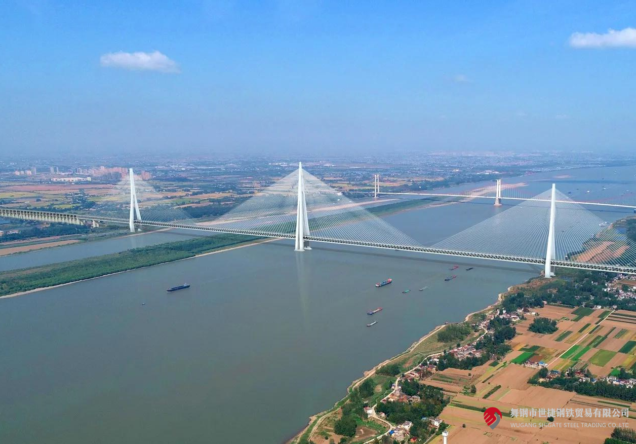 4月10日,中央電視臺《新聞聯(lián)播》和《東方時空》節(jié)目同時播報了世界最大跨度三塔斜拉橋——馬鞍山長江公鐵大橋主塔開始吊裝的消息。該項(xiàng)目建設(shè)過程中,河鋼集團(tuán)舞鋼公司累計(jì)為其供應(yīng)高級別橋梁鋼板Q370qE、Q420qE、Q500qE近6萬噸,用于該橋關(guān)鍵部位建設(shè)。其中,批量供貨的高級別橋梁鋼Q500qE各項(xiàng)技術(shù)指標(biāo)世界領(lǐng)先。目前,舞鋼高端橋梁鋼實(shí)現(xiàn)了從Q345到Q690級別的全覆蓋。 2219e9e1e81cd18f2738bf2b469e6b98.png 近年來,舞鋼加速“兩個結(jié)構(gòu)”優(yōu)化,以高端客戶需求和產(chǎn)業(yè)鏈高質(zhì)量發(fā)展為導(dǎo)向,不斷推動技術(shù)和產(chǎn)品升級。針對項(xiàng)目需求,舞鋼成立攻關(guān)團(tuán)隊(duì),與客戶深度對接,精心設(shè)計(jì)生產(chǎn)保供方案,通過精確控制冶煉過程,確保了鋼板內(nèi)部質(zhì)量穩(wěn)定;創(chuàng)新軋制、熱處理工藝,攻克制約鋼板強(qiáng)度提升的工藝瓶頸,確保了鋼板各項(xiàng)性能全部滿足客戶要求。 為了保證在極短的交貨期內(nèi)實(shí)現(xiàn)高質(zhì)量交貨,舞鋼集中各類優(yōu)勢資源,創(chuàng)新橋梁鋼生產(chǎn)工藝,將交貨期縮短了約5天時間。在客戶的加工使用、安裝等各環(huán)節(jié),舞鋼技術(shù)營銷服務(wù)團(tuán)隊(duì)及進(jìn)跟進(jìn),為其提供精準(zhǔn)、專業(yè)的服務(wù),贏得了客戶信賴。 馬鞍山長江公鐵大橋單跨1120米,雙跨連續(xù)跨度2240米;中塔塔高345米,相當(dāng)于115層樓,為目前世界最高橋塔;承臺長89.2米、寬54.7米,平面面積近5000平方米,相當(dāng)于8個標(biāo)準(zhǔn)籃球場,為目前世界最大規(guī)模的橋梁樁基礎(chǔ)。 4月10日,中央電視臺《新聞聯(lián)播》和《東方時空》節(jié)目同時播報了世界最大跨度三塔斜拉橋——馬鞍山長江公鐵大橋主塔開始吊裝的消息。該項(xiàng)目建設(shè)過程中,河鋼集團(tuán)舞鋼公司累計(jì)為其供應(yīng)高級別橋梁鋼板Q370qE、Q420qE、Q500qE近6萬噸,用于該橋關(guān)鍵部位建設(shè)。其中,批量供貨的高級別橋梁鋼Q500qE各項(xiàng)技術(shù)指標(biāo)世界領(lǐng)先。目前,舞鋼高端橋梁鋼實(shí)現(xiàn)了從Q345到Q690級別的全覆蓋。 2219e9e1e81cd18f2738bf2b469e6b98.png 近年來,舞鋼加速“兩個結(jié)構(gòu)”優(yōu)化,以高端客戶需求和產(chǎn)業(yè)鏈高質(zhì)量發(fā)展為導(dǎo)向,不斷推動技術(shù)和產(chǎn)品升級。針對項(xiàng)目需求,舞鋼成立攻關(guān)團(tuán)隊(duì),與客戶深度對接,精心設(shè)計(jì)生產(chǎn)保供方案,通過精確控制冶煉過程,確保了鋼板內(nèi)部質(zhì)量穩(wěn)定;創(chuàng)新軋制、熱處理工藝,攻克制約鋼板強(qiáng)度提升的工藝瓶頸,確保了鋼板各項(xiàng)性能全部滿足客戶要求。 為了保證在極短的交貨期內(nèi)實(shí)現(xiàn)高質(zhì)量交貨,舞鋼集中各類優(yōu)勢資源,創(chuàng)新橋梁鋼生產(chǎn)工藝,將交貨期縮短了約5天時間。在客戶的加工使用、安裝等各環(huán)節(jié),舞鋼技術(shù)營銷服務(wù)團(tuán)隊(duì)及進(jìn)跟進(jìn),為其提供精準(zhǔn)、專業(yè)的服務(wù),贏得了客戶信賴。 馬鞍山長江公鐵大橋單跨1120米,雙跨連續(xù)跨度2240米;中塔塔高345米,相當(dāng)于115層樓,為目前世界最高橋塔;承臺長89.2米、寬54.7米,平面面積近5000平方米,相當(dāng)于8個標(biāo)準(zhǔn)籃球場,為目前世界最大規(guī)模的橋梁樁基礎(chǔ)。