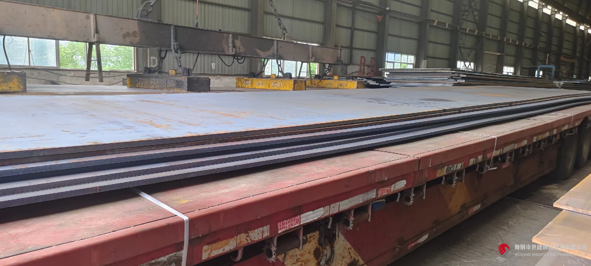 近日,河鋼集團舞鋼公司生產的低合金容器鋼板本體性能檢驗順利通過ABS(美國船級社)的認證,認證等級達到Q345R-Z35及SA516Gr70-Z35級別,認證厚度為50mm和100mm。這標志著舞鋼的低合金容器鋼板生產能力跨上新臺階,實現了船用鋼板的新突破,對于開辟新的利潤增長點具有重要意義。 微信圖片_20230606202625.jpg 舞鋼始終堅持以客戶為中心,瞄準客戶的高端、個性化要求,有針對性的采用對應的生產工藝技術實施研發生產,保證了低合金容器鋼性能的穩步提升,全年生產量在46.6萬噸以上,供貨量較上年增長50%,被廣泛應用于國內知名用戶的大型設備制造,極大地鞏固和提高了舞鋼在容器鋼研發生產領域的行業領先地位。 自2023年起,按照ABS規范的要求,船用Ⅰ類壓力容器需進行工廠認證。因此,開展低合金容器鋼的ABS認證成為企業必然選擇。然而,厚規格的低合金容器鋼板要通過船級社認證,必須進行拉伸、沖擊、彎曲、時效、焊接、CTOD、NDT等10余項性能檢測,困難超乎想象。 舞鋼研發人員迎難而上,充分查閱相關文獻資料,通過合理設計成分、強化鑄坯加熱工藝保證、實施大壓下軋制控制以及優化熱處理工藝等措施,保證了100mm厚、在-60℃環境下鋼板芯部沖擊功≥120吉焦,各項性能檢驗一次性合格,順利完成鋼板本體性能檢驗的ABS認證工作。 近日,河鋼集團舞鋼公司生產的低合金容器鋼板本體性能檢驗順利通過ABS(美國船級社)的認證,認證等級達到Q345R-Z35及SA516Gr70-Z35級別,認證厚度為50mm和100mm。這標志著舞鋼的低合金容器鋼板生產能力跨上新臺階,實現了船用鋼板的新突破,對于開辟新的利潤增長點具有重要意義。 微信圖片_20230606202625.jpg 舞鋼始終堅持以客戶為中心,瞄準客戶的高端、個性化要求,有針對性的采用對應的生產工藝技術實施研發生產,保證了低合金容器鋼性能的穩步提升,全年生產量在46.6萬噸以上,供貨量較上年增長50%,被廣泛應用于國內知名用戶的大型設備制造,極大地鞏固和提高了舞鋼在容器鋼研發生產領域的行業領先地位。 自2023年起,按照ABS規范的要求,船用Ⅰ類壓力容器需進行工廠認證。因此,開展低合金容器鋼的ABS認證成為企業必然選擇。然而,厚規格的低合金容器鋼板要通過船級社認證,必須進行拉伸、沖擊、彎曲、時效、焊接、CTOD、NDT等10余項性能檢測,困難超乎想象。 舞鋼研發人員迎難而上,充分查閱相關文獻資料,通過合理設計成分、強化鑄坯加熱工藝保證、實施大壓下軋制控制以及優化熱處理工藝等措施,保證了100mm厚、在-60℃環境下鋼板芯部沖擊功≥120吉焦,各項性能檢驗一次性合格,順利完成鋼板本體性能檢驗的ABS認證工作。