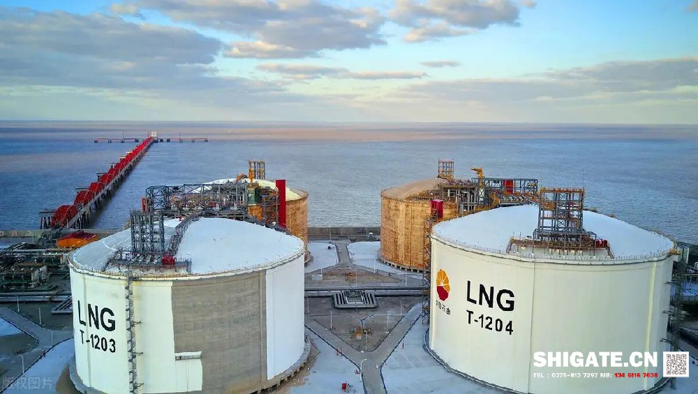 9NI（9%Ni鋼）是1944年開發的W(Ni)一9%的中合金鋼，由美國國際鎳公司的產品研究實驗室研制成功，它是一種低碳調質鋼，組織為馬氏體加貝氏體。9Ni鋼板，又稱06Ni9DR低溫容器鋼板06Ni9DR執行標準和成分性能詳解，是一種低溫壓力容器鋼板，主要用于低溫儲罐，LNG船舶及儲罐等低溫設備的制造。液化天然氣（LNG）動力汽車運輸船——7500車位汽車滾裝船由上海船舶研究設計院研發設計，是為德國大眾汽車集團制造的。舞鋼為其研發生產40毫米厚、-196℃超低溫沖擊韌性的9Ni（鎳）優質鋼板，實現替代進口。  v2-cfeb3434a8309bb0204f8d9273dc11d5_r.jpg  這種鋼材在極低溫度下具有良好的韌性和高強度，而且與奧氏體不銹鋼和鋁合金相比具有熱脹系數小，經濟性好，使用溫度最低可達一196℃，自1960年通過研究證明不進行焊后消除應力熱處理亦可安全使用以來，9%Ni鋼就成為用于制造大型LNG儲罐的主要材料之一。鋼的主要特點是高鎳含量、高純凈度、較高強度、高的低溫沖擊韌性、良好焊接性能。通過研發，鋼材可以達到以下性能指標： 9%Ni鋼：ReH≥585MPa，Rm = 680～820MPa，A≥18%，-196℃，AKv（T）≥150J，AKv（T）≥80J（歐盟標準）。  9Ni鋼是國內外業界公認的高技術含量、高生產難度的鋼種，屬于“鋼板上的皇冠”。船用9Ni鋼主要應用于制造液化天然氣的存儲和運輸裝置，是低溫鋼材中技術水平最高、生產難度最大、附加值最高的產品之一，能否生產此類產品，是鋼鐵企業整體技術水平的重要標志。  作為國內僅有的數家具備供應高等級9Ni鋼的生產企業之一，河鋼舞鋼（0375-8137297）高度重視高等級9Ni鋼的開發和應用，研制的9Ni鋼順利通過6家主流船級社的認證，具備了批量生產大型船用9Ni鋼能力，供貨我國某陸地LNG燃料儲罐項目建造，并且成功出口國外。    9Ni鋼板標準：    GB 24510-2009	EN 10028-4-2003	JIS G3127-2005	CCS-2007	ASME 9Ni490	X8Ni9+NT640	SL9N520	9Ni	SA-353 9Ni590A	X8Ni9+QT680	SL9N590	SA-553-1 9Ni590B	X7Ni9+QT680   執行標準免費下載：  GB_T 24510-2017 低溫壓力容器用鎳合金鋼板