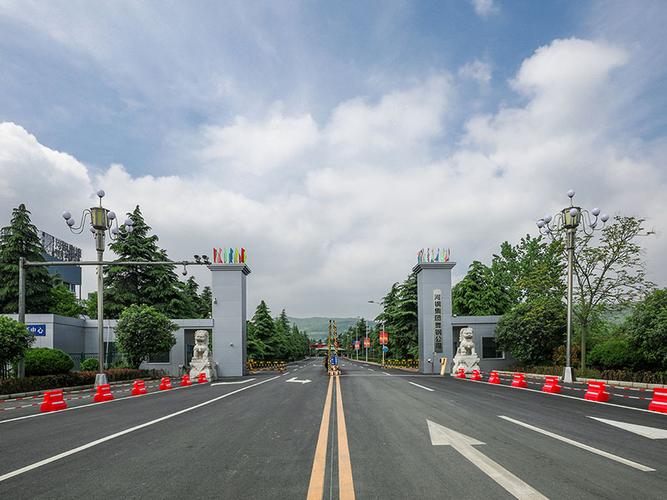 河鋼集團舞陽鋼鐵公司是我國寬厚鋼板生產科研基地。擁有4100mm+4100mm和4200mm+4300mm兩條技術先進的雙機架寬厚鋼板生產線，配套有國內寬厚板行業優勢明顯的鋼錠模鑄線及鋼板熱處理設施，具有雄厚的研發制造實力。具有年產鋼500萬噸、寬厚鋼板360萬噸、銷售收入200億元的綜合實力。