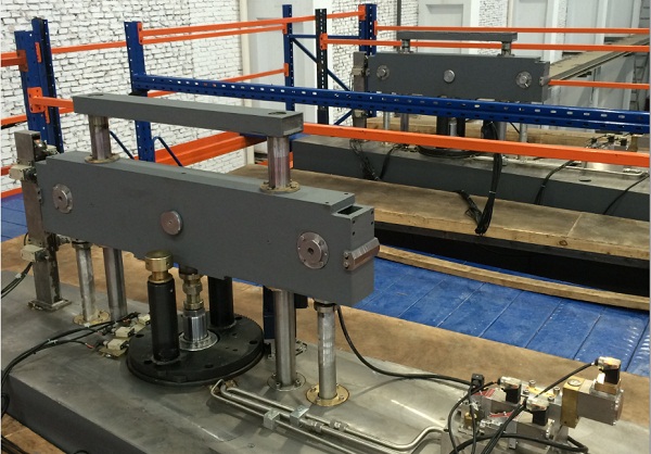 憑借過硬的質量和品牌優勢,5月15日,河鋼集團舞鋼公司寬厚板再次用于“國之重器”——中科院中子技術發展線站屏蔽系統項目。舞鋼還承接了中科院中子技術發展線站屏蔽系統項目的加工、裝配任務,為其提供一攬子技術服務。 去年以來,舞鋼聚焦“四個更加關注”,加快“兩個結構”調整,強化科技創新和技術引領作用,成立15個營銷網點和23個高端高效益技術攻關團隊,充分發揮技術優勢,為高端客戶、重大項目提供一攬子技術服務,不斷增強客戶黏度。舞鋼營銷技術人員密切跟蹤項目信息,與客戶保持緊密聯系,并針對項目設計所需鋼鐵材料及后期鋼板的加工、裝配提供一整套服務方案,贏得了客戶認可。 舞鋼此次供貨的鋼屏蔽系統是中科院中子技術發展線站重要組成部分,能有效屏蔽高能粒子輻照,同時為其它部件提供支撐及安裝空間。面對工程設計要求高、工期緊、工序繁瑣、加工精度要求高等挑戰,舞鋼技術營銷攻關團隊與客戶深度對接,為其提供強大的技術支撐:為了消除拼接直縫帶來的輻射泄漏危險,鋼屏蔽塊采用了分層錯拼的設計方式,不僅小單元塊屏蔽體需要在預加工后組裝到一起再進行整體加工,而且所有單元塊屏蔽體全部加工完成后還要進行整體預組裝,以滿足整體鋼屏蔽體的精度要求。舞鋼技術人員將項目所有圖紙按拼接要求逐一進行轉化,嚴格鋼板下料、預加工及部分組件的鋼屏蔽體機械加工等工序質量控制,確保高標準、嚴要求完成任務。 憑借過硬的質量和品牌優勢,5月15日,河鋼集團舞鋼公司寬厚板再次用于“國之重器”——中科院中子技術發展線站屏蔽系統項目。舞鋼還承接了中科院中子技術發展線站屏蔽系統項目的加工、裝配任務,為其提供一攬子技術服務。 去年以來,舞鋼聚焦“四個更加關注”,加快“兩個結構”調整,強化科技創新和技術引領作用,成立15個營銷網點和23個高端高效益技術攻關團隊,充分發揮技術優勢,為高端客戶、重大項目提供一攬子技術服務,不斷增強客戶黏度。舞鋼營銷技術人員密切跟蹤項目信息,與客戶保持緊密聯系,并針對項目設計所需鋼鐵材料及后期鋼板的加工、裝配提供一整套服務方案,贏得了客戶認可。 舞鋼此次供貨的鋼屏蔽系統是中科院中子技術發展線站重要組成部分,能有效屏蔽高能粒子輻照,同時為其它部件提供支撐及安裝空間。面對工程設計要求高、工期緊、工序繁瑣、加工精度要求高等挑戰,舞鋼技術營銷攻關團隊與客戶深度對接,為其提供強大的技術支撐:為了消除拼接直縫帶來的輻射泄漏危險,鋼屏蔽塊采用了分層錯拼的設計方式,不僅小單元塊屏蔽體需要在預加工后組裝到一起再進行整體加工,而且所有單元塊屏蔽體全部加工完成后還要進行整體預組裝,以滿足整體鋼屏蔽體的精度要求。舞鋼技術人員將項目所有圖紙按拼接要求逐一進行轉化,嚴格鋼板下料、預加工及部分組件的鋼屏蔽體機械加工等工序質量控制,確保高標準、嚴要求完成任務。