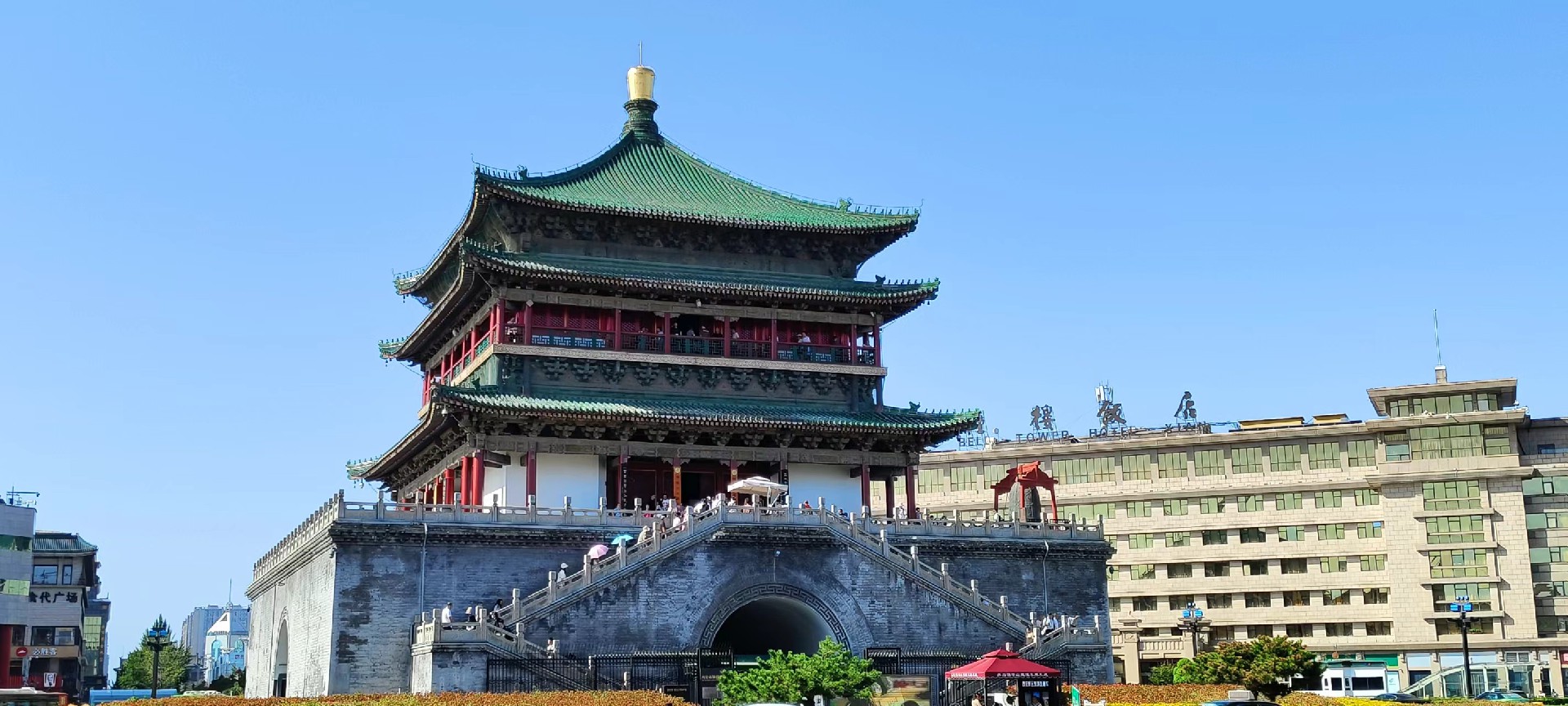 西安是國務院公布的首批國家歷史文化名城，有西周、秦、西漢、唐等在內的13個朝代在此建都，是世界四大古都之一，中國古都學會認定的中國建都朝代最多、帝都歷史最長的古都。曾經作為中國首都和政治、經濟、文化中心長達1100多年。旅游景點有秦始皇兵馬俑博物館、大雁塔、陜西歷史博物館、華清池景區、碑林博物館等