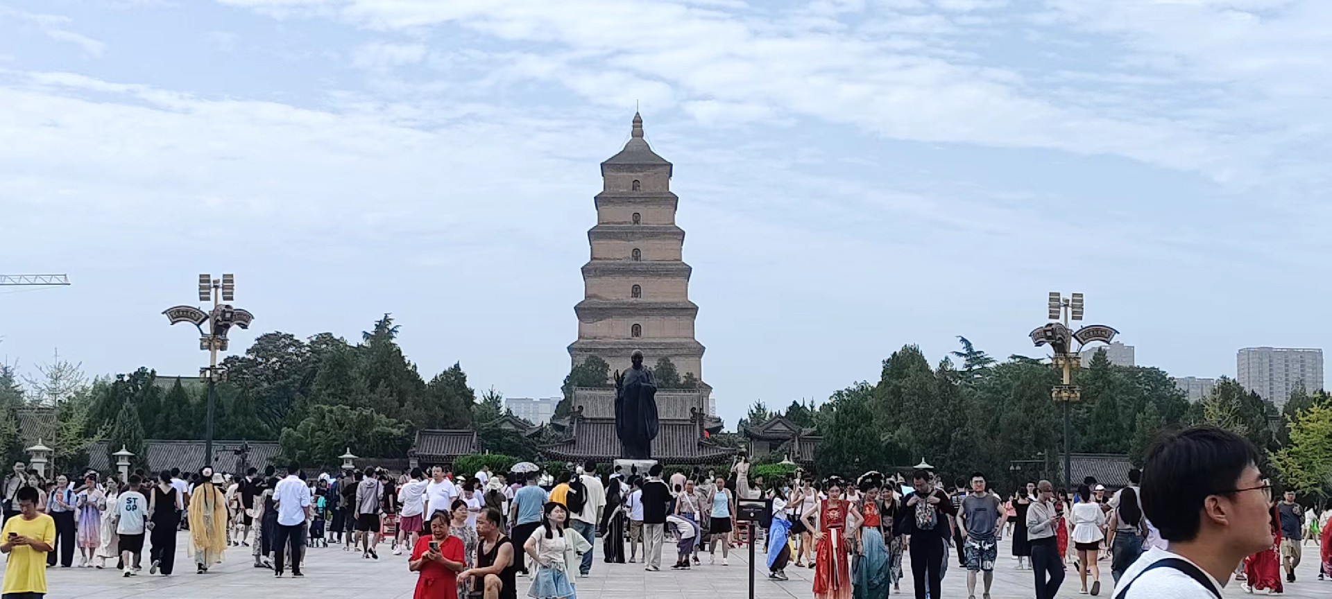 西安是國務院公布的首批國家歷史文化名城，有西周、秦、西漢、唐等在內的13個朝代在此建都，是世界四大古都之一，中國古都學會認定的中國建都朝代最多、帝都歷史最長的古都。曾經作為中國首都和政治、經濟、文化中心長達1100多年。旅游景點有秦始皇兵馬俑博物館、大雁塔、陜西歷史博物館、華清池景區、碑林博物館等