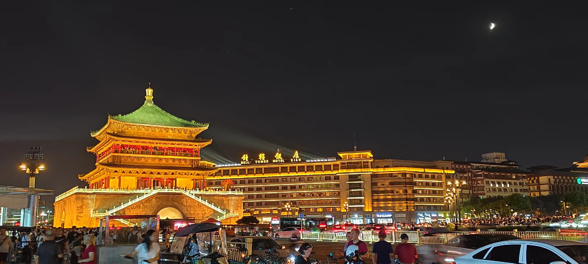 西安是國務院公布的首批國家歷史文化名城，有西周、秦、西漢、唐等在內的13個朝代在此建都，是世界四大古都之一，中國古都學會認定的中國建都朝代最多、帝都歷史最長的古都。曾經作為中國首都和政治、經濟、文化中心長達1100多年。旅游景點有秦始皇兵馬俑博物館、大雁塔、陜西歷史博物館、華清池景區、碑林博物館等