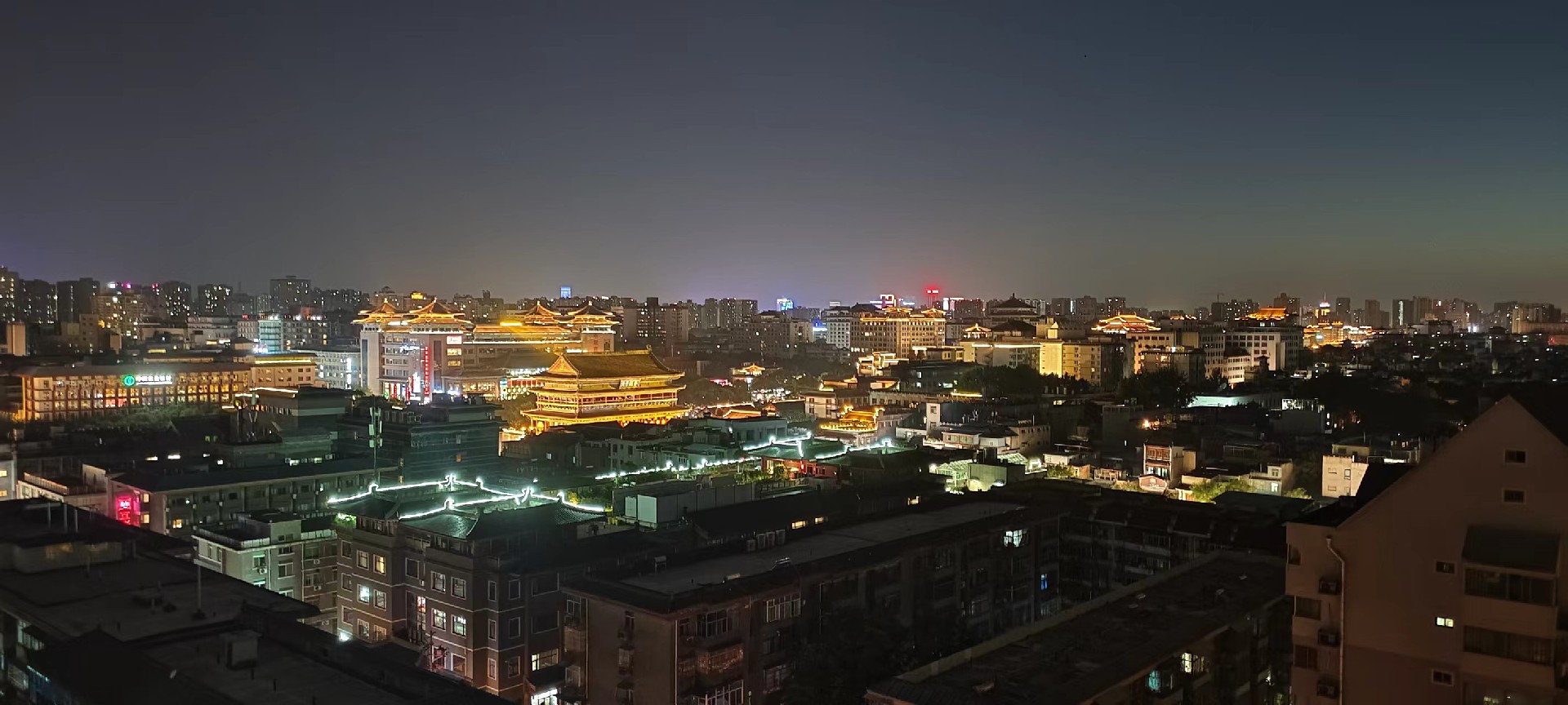 西安是國務院公布的首批國家歷史文化名城，有西周、秦、西漢、唐等在內的13個朝代在此建都，是世界四大古都之一，中國古都學會認定的中國建都朝代最多、帝都歷史最長的古都。曾經作為中國首都和政治、經濟、文化中心長達1100多年。旅游景點有秦始皇兵馬俑博物館、大雁塔、陜西歷史博物館、華清池景區、碑林博物館等