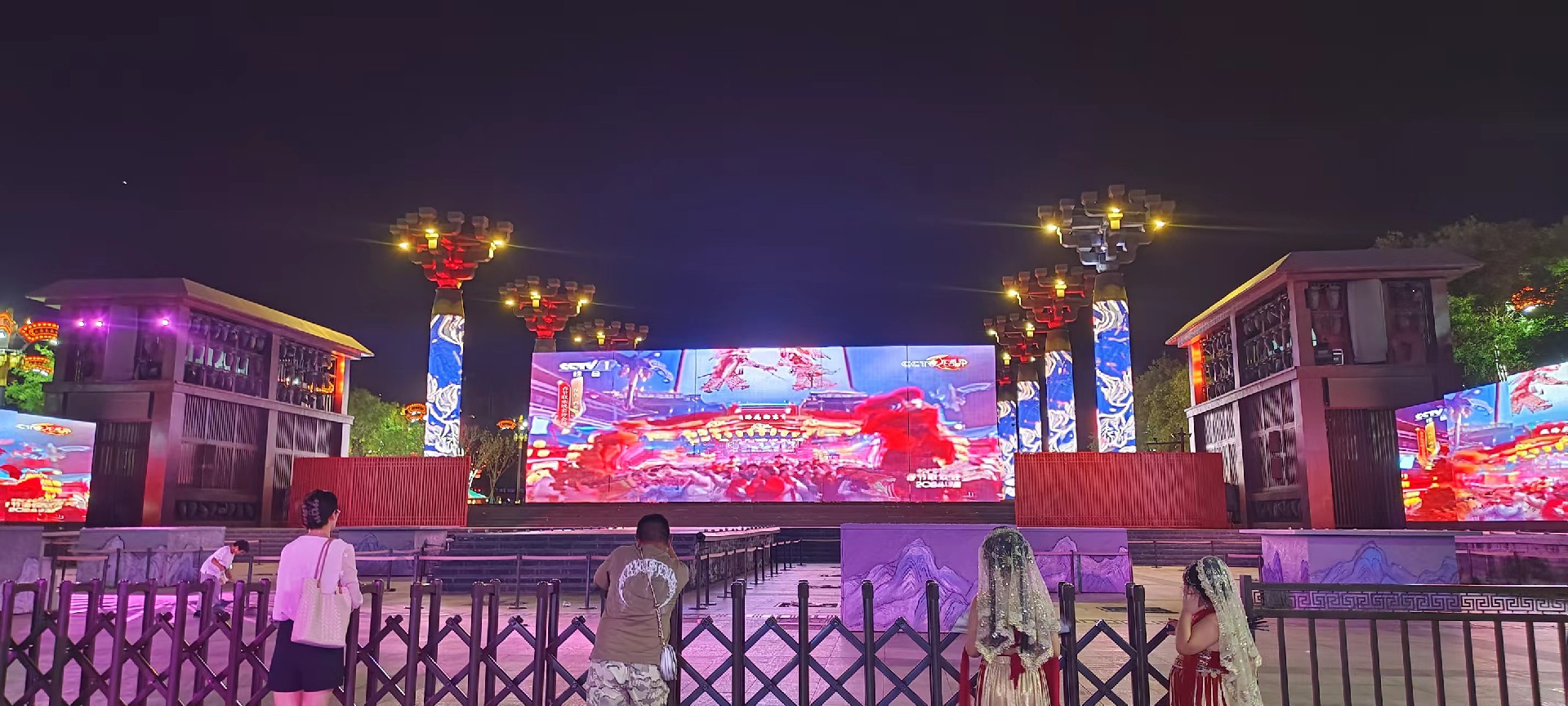 西安是國務院公布的首批國家歷史文化名城，有西周、秦、西漢、唐等在內的13個朝代在此建都，是世界四大古都之一，中國古都學會認定的中國建都朝代最多、帝都歷史最長的古都。曾經作為中國首都和政治、經濟、文化中心長達1100多年。旅游景點有秦始皇兵馬俑博物館、大雁塔、陜西歷史博物館、華清池景區、碑林博物館等