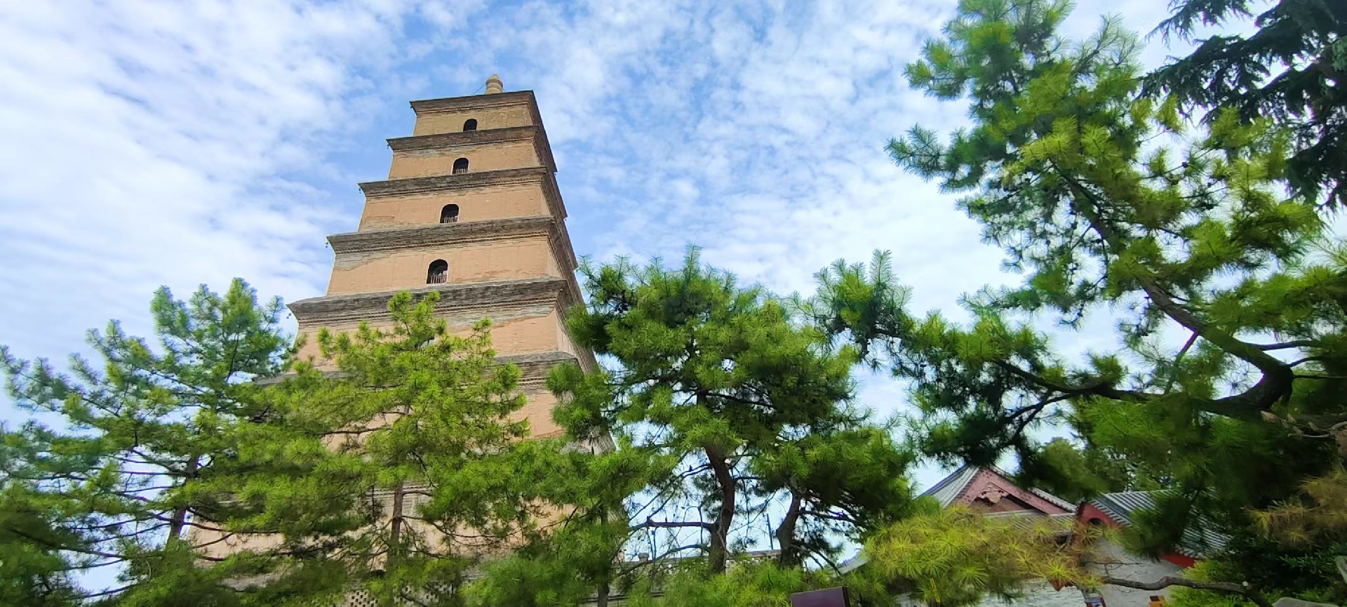 西安是國務院公布的首批國家歷史文化名城，有西周、秦、西漢、唐等在內的13個朝代在此建都，是世界四大古都之一，中國古都學會認定的中國建都朝代最多、帝都歷史最長的古都。曾經作為中國首都和政治、經濟、文化中心長達1100多年。旅游景點有秦始皇兵馬俑博物館、大雁塔、陜西歷史博物館、華清池景區、碑林博物館等