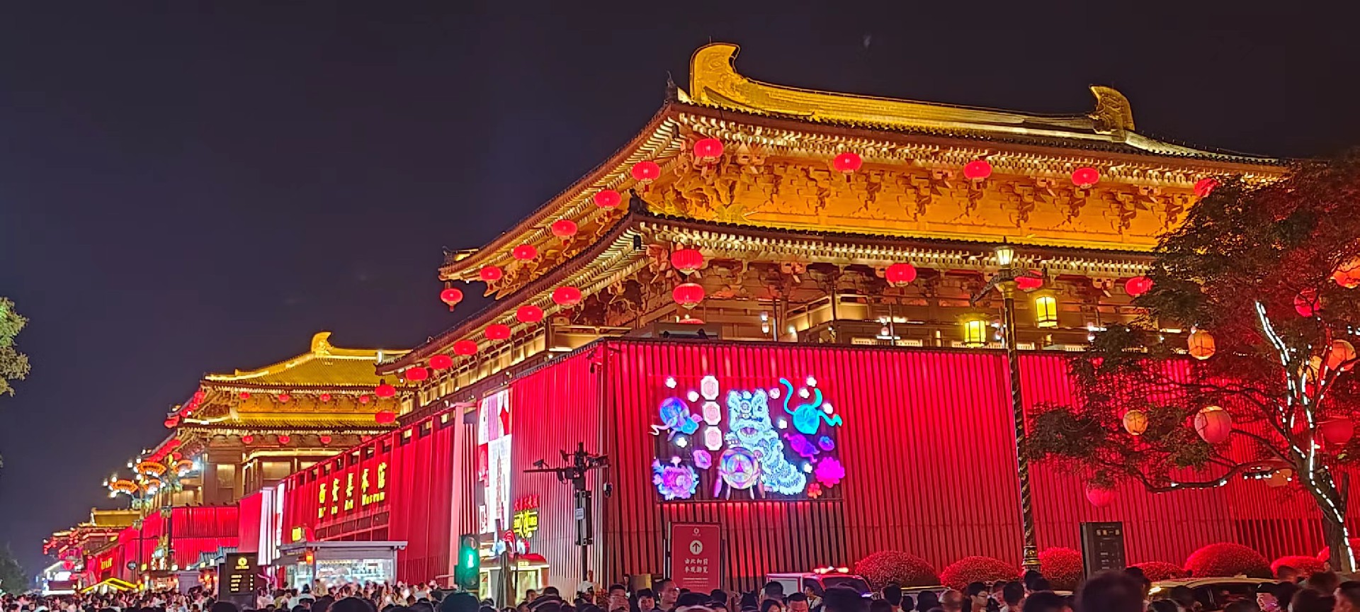 西安是國務院公布的首批國家歷史文化名城，有西周、秦、西漢、唐等在內的13個朝代在此建都，是世界四大古都之一，中國古都學會認定的中國建都朝代最多、帝都歷史最長的古都。曾經作為中國首都和政治、經濟、文化中心長達1100多年。旅游景點有秦始皇兵馬俑博物館、大雁塔、陜西歷史博物館、華清池景區、碑林博物館等