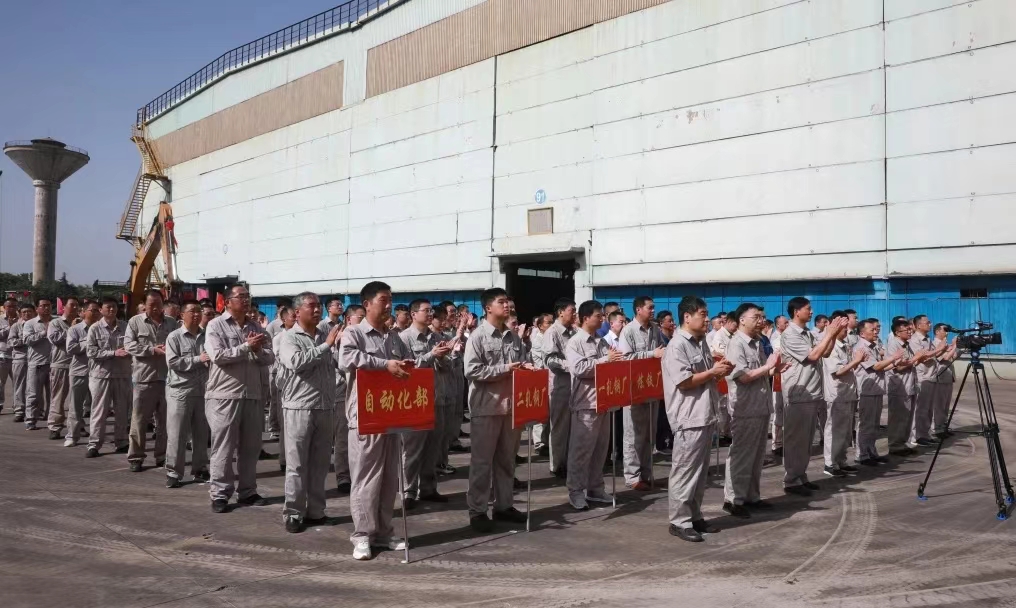 8月11日上午,舞鋼公司460mm厚板連鑄機項目開工儀式舉行。舞鋼公司黨委書記、董事長吝章國,舞鋼市委常委、宣傳部部長、副市長郭愛珍,中冶京誠煉鋼工程技術所總經理安邦,中冶集團首席專家陳衛強,武鋼綠城副總經理冀廣超,大河環科黨委副書記、總經理劉永剛等出席開工儀式。據了解,460mm連鑄機項目是舞鋼公司推進結構優化、綠色低碳轉型的重要戰略部署。該項目建成后,可以充分發揮舞鋼的裝備優勢和技術優勢,不僅對舞鋼開展前沿技術研究,引領寬厚板行業發展意義重大,而且將進一步提升地區金屬材料產業鏈的整體實力。 8月11日上午,舞鋼公司460mm厚板連鑄機項目開工儀式舉行。舞鋼公司黨委書記、董事長吝章國,舞鋼市委常委、宣傳部部長、副市長郭愛珍,中冶京誠煉鋼工程技術所總經理安邦,中冶集團首席專家陳衛強,武鋼綠城副總經理冀廣超,大河環科黨委副書記、總經理劉永剛等出席開工儀式。據了解,460mm連鑄機項目是舞鋼公司推進結構優化、綠色低碳轉型的重要戰略部署。該項目建成后,可以充分發揮舞鋼的裝備優勢和技術優勢,不僅對舞鋼開展前沿技術研究,引領寬厚板行業發展意義重大,而且將進一步提升地區金屬材料產業鏈的整體實力。