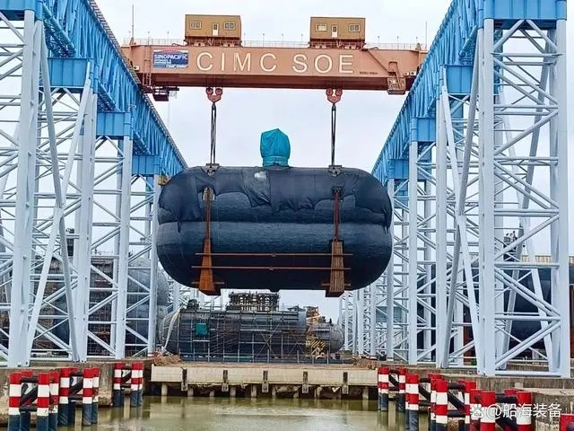 近日,南通中集太平洋海洋工程有限公司(以下簡稱“CIMC SOE”)為舟山長宏國際船舶修造有限公司(以下簡稱“長宏國際”)建造的7500立方全球首制堆疊式LNG雙耳船用燃料罐第一、二船套(T154/155)順利裝船發運。該燃料罐后續將安裝在11500TEU集裝箱船上。在該燃料罐制造過程中,河鋼集團舞鋼公司生產的1357噸高性能9Ni鋼板獨家用于該燃料罐制造。 2024年,舞鋼堅定路徑自信,深度貼近市場、貼近客戶,加快由單純生產型企業向“制造+服務”型企業轉變。充分發揮技術優勢,各營銷網點和高端高效益產品技術攻關團隊協同作戰,根據高端客戶的差異化需求,不斷調整、優化服務方案,為客戶提供最優的服務。針對該項目打造全球首制堆疊式LNG雙耳船用燃料罐的設計思路,舞鋼營銷人員和科研人員在與客戶進行多次交流的基礎上,為其訂制一套專業的供貨方案,并成立專項攻關隊,確保了產品綜合性能及各項指標均居國內領先水平。 9Ni鋼是業界公認技術含量高、生產難度大的鋼種,由于其在 -196℃環境下仍具有良好的沖擊性能及強韌性配比,同時兼具優良的加工使用性能,被譽為“鋼板皇冠上的明珠”,常被應用于LNG儲罐制造。舞鋼公司通過采取嚴控冶煉過程工藝細節、穩定鋼板終軋溫度等措施,保證了9Ni鋼產品質量不斷提升。目前舞鋼研發生產的9Ni鋼已順利通過NK、KR等9家國際主流船級社認證。 該項目燃料罐采用堆疊式的雙耳罐設計。相比傳統的臥式雙耳罐,采用堆疊式雙耳罐設計可以最大限度利用現有空間,使空間利用率至少提高 40%以上,大大提高整船的運營經濟性。 近日,南通中集太平洋海洋工程有限公司(以下簡稱“CIMC SOE”)為舟山長宏國際船舶修造有限公司(以下簡稱“長宏國際”)建造的7500立方全球首制堆疊式LNG雙耳船用燃料罐第一、二船套(T154/155)順利裝船發運。該燃料罐后續將安裝在11500TEU集裝箱船上。在該燃料罐制造過程中,河鋼集團舞鋼公司生產的1357噸高性能9Ni鋼板獨家用于該燃料罐制造。 2024年,舞鋼堅定路徑自信,深度貼近市場、貼近客戶,加快由單純生產型企業向“制造+服務”型企業轉變。充分發揮技術優勢,各營銷網點和高端高效益產品技術攻關團隊協同作戰,根據高端客戶的差異化需求,不斷調整、優化服務方案,為客戶提供最優的服務。針對該項目打造全球首制堆疊式LNG雙耳船用燃料罐的設計思路,舞鋼營銷人員和科研人員在與客戶進行多次交流的基礎上,為其訂制一套專業的供貨方案,并成立專項攻關隊,確保了產品綜合性能及各項指標均居國內領先水平。 9Ni鋼是業界公認技術含量高、生產難度大的鋼種,由于其在 -196℃環境下仍具有良好的沖擊性能及強韌性配比,同時兼具優良的加工使用性能,被譽為“鋼板皇冠上的明珠”,常被應用于LNG儲罐制造。舞鋼公司通過采取嚴控冶煉過程工藝細節、穩定鋼板終軋溫度等措施,保證了9Ni鋼產品質量不斷提升。目前舞鋼研發生產的9Ni鋼已順利通過NK、KR等9家國際主流船級社認證。 該項目燃料罐采用堆疊式的雙耳罐設計。相比傳統的臥式雙耳罐,采用堆疊式雙耳罐設計可以最大限度利用現有空間,使空間利用率至少提高 40%以上,大大提高整船的運營經濟性。