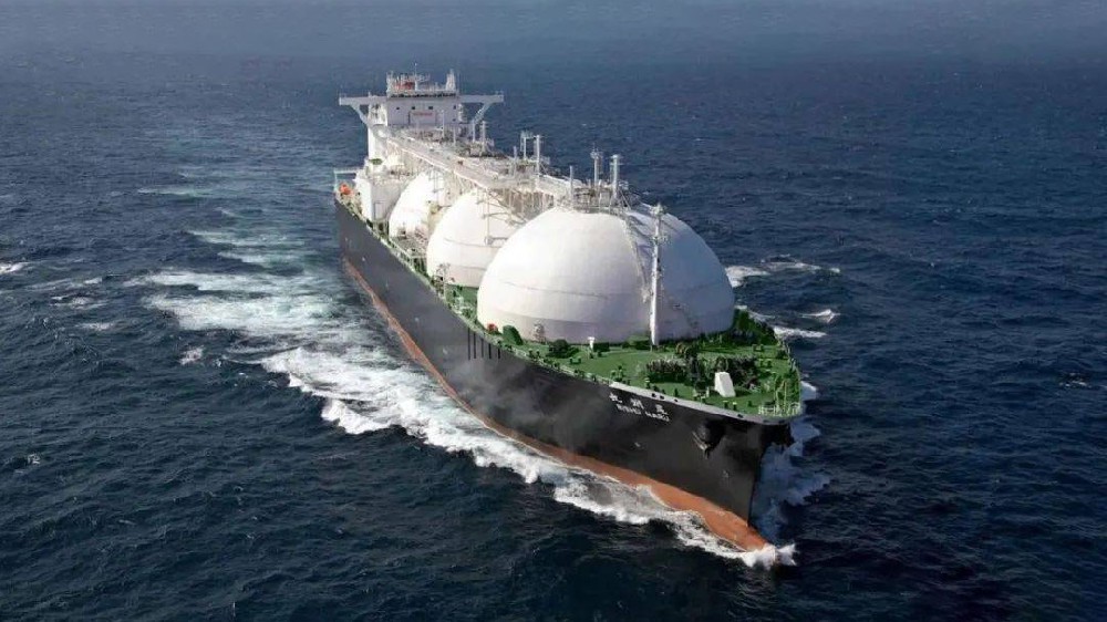 本報訊 9月20日,在萬里長江入海口北側的江蘇省啟東市,由南通中集太平洋海洋工程有限公司采用河鋼集團舞鋼公司高錳鋼制造的國內首臺套高錳鋼船“GasChemPhoenix”用燃料罐交付使用。舞鋼生產的高錳鋼在國內率先實現了實船應用,標志著新一代低成本、高性能超低溫用國產高錳鋼從材料的基礎研究向國內工程應用邁出了堅實的一步,對高錳低溫鋼的推廣和應用具有里程碑式的意義。 LNG(液化天然氣)新型低溫材料高錳鋼,是一種錳含量在22%~25%、不含鎳的一種純奧氏體合金鋼,具有良好低溫韌性、高強度、高延展性能,相比目前傳統LNG船罐材料所用的鎳系低溫鋼,有更加明顯的經濟效益。因此高錳鋼的應用對于LNG船舶制造企業降低生產成本、提升市場競爭力等方面有著重要的實際意義。 1728719721157406.jpg 為助力國家清潔能源水上應用,落實河鋼集團戰略部署,舞鋼作為中國特鋼生產基地,于2019年在國內率先工業化生產出不同厚度規格(8毫米~63.5毫米)的高錳鋼板。經中國船舶重工集團公司某研究所檢驗,該產品塑韌性優良,指標遠超IMO(國際海事組織)和船規的最新要求,達到國際先進水平,打破了國外長期壟斷船用LNG高錳鋼的局面,率先填補了國內該種鋼材生產技術空白。 2022年以來,為了加速高錳鋼實船應用,由船級社、舞鋼、南通中集太平洋海洋工程有限公司及研究院所等單位共同組建聯合研發團隊,突破了高錳鋼的材料性能調控、焊材研發匹配、儲罐成型制備等一系列技術瓶頸,并發布了產品標準和應用指南,實現了我國高錳鋼從材料到應用全產業鏈條的原始創新。 本報訊 9月20日,在萬里長江入海口北側的江蘇省啟東市,由南通中集太平洋海洋工程有限公司采用河鋼集團舞鋼公司高錳鋼制造的國內首臺套高錳鋼船“GasChemPhoenix”用燃料罐交付使用。舞鋼生產的高錳鋼在國內率先實現了實船應用,標志著新一代低成本、高性能超低溫用國產高錳鋼從材料的基礎研究向國內工程應用邁出了堅實的一步,對高錳低溫鋼的推廣和應用具有里程碑式的意義。 LNG(液化天然氣)新型低溫材料高錳鋼,是一種錳含量在22%~25%、不含鎳的一種純奧氏體合金鋼,具有良好低溫韌性、高強度、高延展性能,相比目前傳統LNG船罐材料所用的鎳系低溫鋼,有更加明顯的經濟效益。因此高錳鋼的應用對于LNG船舶制造企業降低生產成本、提升市場競爭力等方面有著重要的實際意義。 1728719721157406.jpg 為助力國家清潔能源水上應用,落實河鋼集團戰略部署,舞鋼作為中國特鋼生產基地,于2019年在國內率先工業化生產出不同厚度規格(8毫米~63.5毫米)的高錳鋼板。經中國船舶重工集團公司某研究所檢驗,該產品塑韌性優良,指標遠超IMO(國際海事組織)和船規的最新要求,達到國際先進水平,打破了國外長期壟斷船用LNG高錳鋼的局面,率先填補了國內該種鋼材生產技術空白。 2022年以來,為了加速高錳鋼實船應用,由船級社、舞鋼、南通中集太平洋海洋工程有限公司及研究院所等單位共同組建聯合研發團隊,突破了高錳鋼的材料性能調控、焊材研發匹配、儲罐成型制備等一系列技術瓶頸,并發布了產品標準和應用指南,實現了我國高錳鋼從材料到應用全產業鏈條的原始創新。