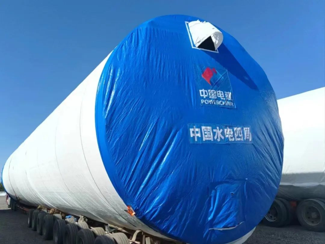 河鋼集團舞鋼生產的一批高端風電項目用鋼板如期發往客戶,將用于新彊吐魯番市重點能源項目——廣東能源托克遜縣100萬千瓦風電項目的風電塔筒制造。目前,舞鋼已累計向該項目供應高端風電項目用鋼板近2萬噸。 在供貨過程中,舞鋼強化項目跟蹤和技術營銷,針對該項目設計和建設所需,為用戶設計從生產到供貨以及后期服務的一攬子解決方案。在生產過程中,舞鋼根據客戶所需,不斷推動工藝和流程優化,先后攻克冶煉和軋制環節的多個難題,滿足了客戶對鋼板表面質量的特殊需求,并保證了按期高質量交付。 廣東能源托克遜縣100萬千瓦風電項目(一期50萬千瓦)位于新疆維吾爾自治區吐魯番市托克遜縣,屬于小草湖風區。風電場距離托克遜縣僅14公里,距烏魯木齊市約130公里。海拔集中在45至125米,場地開闊,地形較平坦,地勢東南部低、西北部高。本工程擬安裝50臺風力發電機組,機組塔高126.1米,總工程量約26000噸,是新疆首個直徑超過6米的單機容量達10兆瓦的非分片式風電塔筒。 此項目為新建工程,地處新疆傳統九大風區之一的吐魯番西部風區核心位置,擁有得天獨厚的自然資源,與吐魯番市、烏魯木齊兩大用電負荷中心接壤,具備天然的負荷消納優勢。項目投產后,年上網電量約23億千瓦時,可節約標準煤約70萬噸,每年可減少二氧化碳排放233萬噸,將具有良好的經濟效益和生態效益。 百萬千瓦級風電項目的開工建設,標志著吐魯番市在打造千萬千瓦級大型清潔能源基地的征程上又邁出了跨越式的一步,將有力推動吐魯番綠色新能源產業進入發展新時期,為建設全疆經濟高質量發展示范區提供新的、強有力的支撐。 河鋼集團舞鋼生產的一批高端風電項目用鋼板如期發往客戶,將用于新彊吐魯番市重點能源項目——廣東能源托克遜縣100萬千瓦風電項目的風電塔筒制造。目前,舞鋼已累計向該項目供應高端風電項目用鋼板近2萬噸。 在供貨過程中,舞鋼強化項目跟蹤和技術營銷,針對該項目設計和建設所需,為用戶設計從生產到供貨以及后期服務的一攬子解決方案。在生產過程中,舞鋼根據客戶所需,不斷推動工藝和流程優化,先后攻克冶煉和軋制環節的多個難題,滿足了客戶對鋼板表面質量的特殊需求,并保證了按期高質量交付。 廣東能源托克遜縣100萬千瓦風電項目(一期50萬千瓦)位于新疆維吾爾自治區吐魯番市托克遜縣,屬于小草湖風區。風電場距離托克遜縣僅14公里,距烏魯木齊市約130公里。海拔集中在45至125米,場地開闊,地形較平坦,地勢東南部低、西北部高。本工程擬安裝50臺風力發電機組,機組塔高126.1米,總工程量約26000噸,是新疆首個直徑超過6米的單機容量達10兆瓦的非分片式風電塔筒。 此項目為新建工程,地處新疆傳統九大風區之一的吐魯番西部風區核心位置,擁有得天獨厚的自然資源,與吐魯番市、烏魯木齊兩大用電負荷中心接壤,具備天然的負荷消納優勢。項目投產后,年上網電量約23億千瓦時,可節約標準煤約70萬噸,每年可減少二氧化碳排放233萬噸,將具有良好的經濟效益和生態效益。 百萬千瓦級風電項目的開工建設,標志著吐魯番市在打造千萬千瓦級大型清潔能源基地的征程上又邁出了跨越式的一步,將有力推動吐魯番綠色新能源產業進入發展新時期,為建設全疆經濟高質量發展示范區提供新的、強有力的支撐。