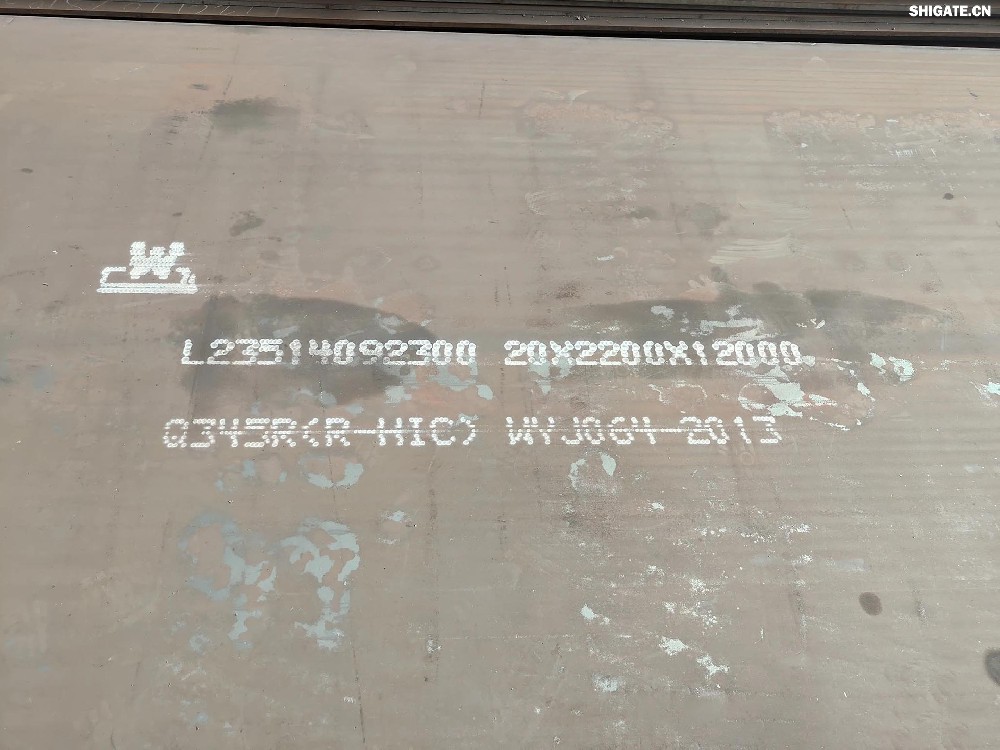 11月29日,河鋼集團(tuán)舞鋼公司研發(fā)生產(chǎn)的一批超長高端容器鋼板順利通過馬來西亞客戶的現(xiàn)場見證檢驗,各項性能指標(biāo)完全優(yōu)于合同要求,將如期發(fā)往客戶,用于馬來西亞某清潔能源項目的天然氣管道制作。 集團(tuán)強(qiáng)調(diào),要突出“四個更加關(guān)注”,堅定不移貼近市場和客戶,充分釋放區(qū)位、裝備、技術(shù)等優(yōu)勢,加快由生產(chǎn)型企業(yè)向“制造+服務(wù)”型企業(yè)轉(zhuǎn)變。舞鋼深入貫徹落實(shí)集團(tuán)工作要求,充分利用在寬厚板領(lǐng)域的技術(shù)優(yōu)勢,貼近市場需求,突出“四個更加關(guān)注”,做好針對海外客戶的技術(shù)服務(wù),穩(wěn)步拓寬舞鋼寬厚板的海外市場。 9541fe68502f1ece2785f98dc10bb05b.jpg 在與馬來西亞某客戶深度對接中,舞鋼了解到該客戶急需一種高端容器鋼板用于某能源項目建設(shè),但因為鋼板生產(chǎn)難度大,要求的交貨期短,此前已有多個鋼廠望而卻步。在深度了解客戶需求的基礎(chǔ)上,舞鋼毫不猶豫地承接了該單合同。針對該批鋼板各項性能指標(biāo)要求高,生產(chǎn)流程須符合美國ASTM、ASME標(biāo)準(zhǔn),且全部是超長鋼板的實(shí)際情況,舞鋼充分發(fā)揮技術(shù)優(yōu)勢,為其設(shè)計專屬的供貨方案,解決了客戶諸多技術(shù)性難題。 研發(fā)過程中,舞鋼依托雄厚的專業(yè)技術(shù)實(shí)力,優(yōu)化冶煉工藝,創(chuàng)新軋制與熱處理工藝,在確保產(chǎn)品各項性能指標(biāo)均優(yōu)于客戶需求的前提下,提高了生產(chǎn)效率,滿足了客戶對合同交貨期的特殊需求,贏得了客戶好評。 11月29日,河鋼集團(tuán)舞鋼公司研發(fā)生產(chǎn)的一批超長高端容器鋼板順利通過馬來西亞客戶的現(xiàn)場見證檢驗,各項性能指標(biāo)完全優(yōu)于合同要求,將如期發(fā)往客戶,用于馬來西亞某清潔能源項目的天然氣管道制作。 集團(tuán)強(qiáng)調(diào),要突出“四個更加關(guān)注”,堅定不移貼近市場和客戶,充分釋放區(qū)位、裝備、技術(shù)等優(yōu)勢,加快由生產(chǎn)型企業(yè)向“制造+服務(wù)”型企業(yè)轉(zhuǎn)變。舞鋼深入貫徹落實(shí)集團(tuán)工作要求,充分利用在寬厚板領(lǐng)域的技術(shù)優(yōu)勢,貼近市場需求,突出“四個更加關(guān)注”,做好針對海外客戶的技術(shù)服務(wù),穩(wěn)步拓寬舞鋼寬厚板的海外市場。 9541fe68502f1ece2785f98dc10bb05b.jpg 在與馬來西亞某客戶深度對接中,舞鋼了解到該客戶急需一種高端容器鋼板用于某能源項目建設(shè),但因為鋼板生產(chǎn)難度大,要求的交貨期短,此前已有多個鋼廠望而卻步。在深度了解客戶需求的基礎(chǔ)上,舞鋼毫不猶豫地承接了該單合同。針對該批鋼板各項性能指標(biāo)要求高,生產(chǎn)流程須符合美國ASTM、ASME標(biāo)準(zhǔn),且全部是超長鋼板的實(shí)際情況,舞鋼充分發(fā)揮技術(shù)優(yōu)勢,為其設(shè)計專屬的供貨方案,解決了客戶諸多技術(shù)性難題。 研發(fā)過程中,舞鋼依托雄厚的專業(yè)技術(shù)實(shí)力,優(yōu)化冶煉工藝,創(chuàng)新軋制與熱處理工藝,在確保產(chǎn)品各項性能指標(biāo)均優(yōu)于客戶需求的前提下,提高了生產(chǎn)效率,滿足了客戶對合同交貨期的特殊需求,贏得了客戶好評。