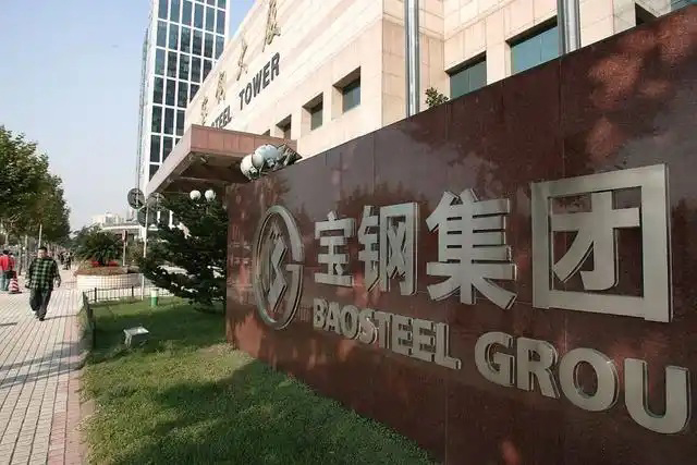 鋼鐵行業是全球工業體系中的重要支柱之一,其產品廣泛應用于基礎設施建設、機械制造、汽車工業等領域。隨著全球工業化進程的不斷深入,鋼鐵行業呈現出國際化競爭格局。在眾多鋼鐵制造企業中,有6家公司以其出色的經營業績和強大的市場地位脫穎而出,成為了世界鋼鐵制造業的領軍企業。  第一，是總部位于中國的寶鋼集團。寶鋼集團創立于1992年,作為中國最大的鋼鐵生產企業,其年產鋼鐵超過1億噸,在全球鋼鐵企業中居首位。寶鋼集團擁有先進的煉鋼技術和完善的產業鏈,產品涵蓋了碳鋼、合金鋼、不銹鋼等多個品類,廣泛應用于汽車、家電、建筑等領域。在國內市場上,寶鋼集團占據主導地位,同時也積極拓展海外市場,在全球范圍內享有較高的品牌知名度。   第二，是同樣總部設在中國的武鋼集團。武鋼集團成立于1958年,是中國最早的鋼鐵生產企業之一,擁有悠久的歷史和豐富的生產經驗。該集團主營碳鋼和合金鋼的生產,年產量超過5000萬噸,位居全球第二。武鋼集團不僅在國內市場占有重要地位,同時也積極開拓海外市場,產品遠銷歐洲、東南亞等地區。近年來,武鋼集團通過并購重組等方式不斷擴大產能,提升了其在全球鋼鐵行業的影響力。   第三，是總部位于印度的塔塔鋼鐵公司。塔塔鋼鐵公司成立于1907年,是全球歷史最悠久的鋼鐵制造企業之一。該公司年產鋼鐵超過1800萬噸,產品涵蓋了碳鋼、合金鋼、不銹鋼等種類,廣泛應用于汽車、基礎設施、機械制造等領域。憑借雄厚的技術實力和優秀的管理團隊,塔塔鋼鐵公司在全球鋼鐵市場上占據了重要地位,在發展中國家市場尤其具有優勢。   第四，是總部位于日本的新日鐵住金株式會社。新日鐵住金株式會社是日本最大的鋼鐵制造企業,年產鋼鐵約4500萬噸,位居全球第四。該公司擁有業內領先的技術水平,在煉鋼、軋鋼等工藝上均有很強的競爭力。同時,新日鐵住金還積極推動產品創新,開發出多種高性能鋼材,廣泛應用于汽車制造、電子電器等行業。憑借雄厚的技術實力和優質的產品,新日鐵住金在日本國內以及東亞地區市場占據主導地位。   第五,是總部位于韓國的POSCO。POSCO創立于1968年,是韓國最大的鋼鐵制造企業,年產鋼鐵約4000萬噸。POSCO在煉鋼技術、產品研發等方面均處于業內領先水平,旗下擁有多家海外子公司,業務覆蓋全球主要市場。近年來,POSCO不斷優化產品結構,提升高附加值鋼材的占比,在汽車制造、電子等領域具有較強的市場競爭力。憑借優秀的經營業績和穩健的財務狀況,POSCO在全球鋼鐵行業中占據重要地位。   第六,是總部位于美國的美國鋼鐵公司。美國鋼鐵公司創立于1901年,是美國最大的鋼鐵制造企業,年產鋼鐵約1600萬噸。該公司在碳鋼、不銹鋼等品類的生產上均具有較強的技術實力,產品廣泛應用于汽車制造、基礎設施建設等領域。近年來,美國鋼鐵公司通過資產重組和技術創新等措施,不斷提升自身競爭力,在北美市場保持領先地位。   舉報/反饋