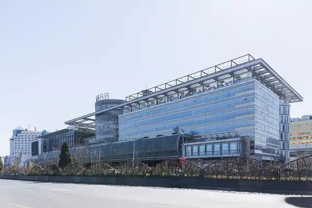 鋼鐵行業是全球工業體系中的重要支柱之一,其產品廣泛應用于基礎設施建設、機械制造、汽車工業等領域。隨著全球工業化進程的不斷深入,鋼鐵行業呈現出國際化競爭格局。在眾多鋼鐵制造企業中,有6家公司以其出色的經營業績和強大的市場地位脫穎而出,成為了世界鋼鐵制造業的領軍企業。  第一，是總部位于中國的寶鋼集團。寶鋼集團創立于1992年,作為中國最大的鋼鐵生產企業,其年產鋼鐵超過1億噸,在全球鋼鐵企業中居首位。寶鋼集團擁有先進的煉鋼技術和完善的產業鏈,產品涵蓋了碳鋼、合金鋼、不銹鋼等多個品類,廣泛應用于汽車、家電、建筑等領域。在國內市場上,寶鋼集團占據主導地位,同時也積極拓展海外市場,在全球范圍內享有較高的品牌知名度。   第二，是同樣總部設在中國的武鋼集團。武鋼集團成立于1958年,是中國最早的鋼鐵生產企業之一,擁有悠久的歷史和豐富的生產經驗。該集團主營碳鋼和合金鋼的生產,年產量超過5000萬噸,位居全球第二。武鋼集團不僅在國內市場占有重要地位,同時也積極開拓海外市場,產品遠銷歐洲、東南亞等地區。近年來,武鋼集團通過并購重組等方式不斷擴大產能,提升了其在全球鋼鐵行業的影響力。   第三，是總部位于印度的塔塔鋼鐵公司。塔塔鋼鐵公司成立于1907年,是全球歷史最悠久的鋼鐵制造企業之一。該公司年產鋼鐵超過1800萬噸,產品涵蓋了碳鋼、合金鋼、不銹鋼等種類,廣泛應用于汽車、基礎設施、機械制造等領域。憑借雄厚的技術實力和優秀的管理團隊,塔塔鋼鐵公司在全球鋼鐵市場上占據了重要地位,在發展中國家市場尤其具有優勢。   第四，是總部位于日本的新日鐵住金株式會社。新日鐵住金株式會社是日本最大的鋼鐵制造企業,年產鋼鐵約4500萬噸,位居全球第四。該公司擁有業內領先的技術水平,在煉鋼、軋鋼等工藝上均有很強的競爭力。同時,新日鐵住金還積極推動產品創新,開發出多種高性能鋼材,廣泛應用于汽車制造、電子電器等行業。憑借雄厚的技術實力和優質的產品,新日鐵住金在日本國內以及東亞地區市場占據主導地位。   第五,是總部位于韓國的POSCO。POSCO創立于1968年,是韓國最大的鋼鐵制造企業,年產鋼鐵約4000萬噸。POSCO在煉鋼技術、產品研發等方面均處于業內領先水平,旗下擁有多家海外子公司,業務覆蓋全球主要市場。近年來,POSCO不斷優化產品結構,提升高附加值鋼材的占比,在汽車制造、電子等領域具有較強的市場競爭力。憑借優秀的經營業績和穩健的財務狀況,POSCO在全球鋼鐵行業中占據重要地位。   第六,是總部位于美國的美國鋼鐵公司。美國鋼鐵公司創立于1901年,是美國最大的鋼鐵制造企業,年產鋼鐵約1600萬噸。該公司在碳鋼、不銹鋼等品類的生產上均具有較強的技術實力,產品廣泛應用于汽車制造、基礎設施建設等領域。近年來,美國鋼鐵公司通過資產重組和技術創新等措施,不斷提升自身競爭力,在北美市場保持領先地位。   舉報/反饋