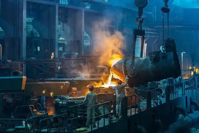 鋼鐵行業是全球工業體系中的重要支柱之一,其產品廣泛應用于基礎設施建設、機械制造、汽車工業等領域。隨著全球工業化進程的不斷深入,鋼鐵行業呈現出國際化競爭格局。在眾多鋼鐵制造企業中,有6家公司以其出色的經營業績和強大的市場地位脫穎而出,成為了世界鋼鐵制造業的領軍企業。  第一，是總部位于中國的寶鋼集團。寶鋼集團創立于1992年,作為中國最大的鋼鐵生產企業,其年產鋼鐵超過1億噸,在全球鋼鐵企業中居首位。寶鋼集團擁有先進的煉鋼技術和完善的產業鏈,產品涵蓋了碳鋼、合金鋼、不銹鋼等多個品類,廣泛應用于汽車、家電、建筑等領域。在國內市場上,寶鋼集團占據主導地位,同時也積極拓展海外市場,在全球范圍內享有較高的品牌知名度。   第二，是同樣總部設在中國的武鋼集團。武鋼集團成立于1958年,是中國最早的鋼鐵生產企業之一,擁有悠久的歷史和豐富的生產經驗。該集團主營碳鋼和合金鋼的生產,年產量超過5000萬噸,位居全球第二。武鋼集團不僅在國內市場占有重要地位,同時也積極開拓海外市場,產品遠銷歐洲、東南亞等地區。近年來,武鋼集團通過并購重組等方式不斷擴大產能,提升了其在全球鋼鐵行業的影響力。   第三，是總部位于印度的塔塔鋼鐵公司。塔塔鋼鐵公司成立于1907年,是全球歷史最悠久的鋼鐵制造企業之一。該公司年產鋼鐵超過1800萬噸,產品涵蓋了碳鋼、合金鋼、不銹鋼等種類,廣泛應用于汽車、基礎設施、機械制造等領域。憑借雄厚的技術實力和優秀的管理團隊,塔塔鋼鐵公司在全球鋼鐵市場上占據了重要地位,在發展中國家市場尤其具有優勢。   第四，是總部位于日本的新日鐵住金株式會社。新日鐵住金株式會社是日本最大的鋼鐵制造企業,年產鋼鐵約4500萬噸,位居全球第四。該公司擁有業內領先的技術水平,在煉鋼、軋鋼等工藝上均有很強的競爭力。同時,新日鐵住金還積極推動產品創新,開發出多種高性能鋼材,廣泛應用于汽車制造、電子電器等行業。憑借雄厚的技術實力和優質的產品,新日鐵住金在日本國內以及東亞地區市場占據主導地位。   第五,是總部位于韓國的POSCO。POSCO創立于1968年,是韓國最大的鋼鐵制造企業,年產鋼鐵約4000萬噸。POSCO在煉鋼技術、產品研發等方面均處于業內領先水平,旗下擁有多家海外子公司,業務覆蓋全球主要市場。近年來,POSCO不斷優化產品結構,提升高附加值鋼材的占比,在汽車制造、電子等領域具有較強的市場競爭力。憑借優秀的經營業績和穩健的財務狀況,POSCO在全球鋼鐵行業中占據重要地位。   第六,是總部位于美國的美國鋼鐵公司。美國鋼鐵公司創立于1901年,是美國最大的鋼鐵制造企業,年產鋼鐵約1600萬噸。該公司在碳鋼、不銹鋼等品類的生產上均具有較強的技術實力,產品廣泛應用于汽車制造、基礎設施建設等領域。近年來,美國鋼鐵公司通過資產重組和技術創新等措施,不斷提升自身競爭力,在北美市場保持領先地位。   舉報/反饋