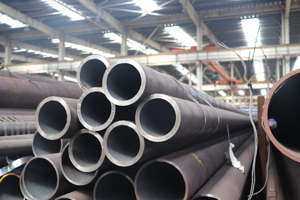 無縫管 (seamless tube) 美標API 5L 無縫管是一種具有中空截面、周邊沒有接縫的長條鋼材。鋼管具有中空截面,大量用作輸送流體的管道,如輸送石油、天然氣、煤氣、水及某些固體物料的管道等。鋼管與圓鋼等實心鋼材相比,在抗彎抗扭強度相同時,重量較輕,是一種經濟截面鋼材,廣泛用于制造結構件和機械零件,如石油鉆桿、汽車傳動軸、自行車架以及建筑施工中用的鋼腳手架等。用鋼管制造環形零件,可提高材料利用率,簡化制造工序,節約材料和加工工時,如滾動軸承套圈、千斤頂套等,目前已廣泛用鋼管來制造。鋼管還是各種常規武器不可缺少的材料,槍管、炮筒等都要鋼管來制造。鋼管按橫截面積形狀的不同可分為圓管和異型管。由于在周長相等的條件下,圓面積最大,用圓形管可以輸送更多的流體。此外,圓環截面在承受內部或外部徑向壓力時,受力較均勻,因此,絕大多數鋼管是圓管。 但是,圓管也有一定的局限性,如在受平面彎曲的條件下,圓管就不如方、矩形管抗彎強度大,一些農機具骨架、鋼木家具等就常用方、矩形管。根據不同用途還需有其他截面形狀的異型鋼管。 目前,全世界生產無縫管的共計有110多個國家的1850多個公司下的5100多個生產廠,其中生產石油管的有44個國家的170多個公司下的260多個廠。2000年,無縫管全國表觀消費量為418.0萬噸,其中國內供應量的382.1萬噸,占國內總需求的91.4%。進口為35.9萬噸,占國內總需求的8.59%。同年石油管消費量大約為91萬噸。進口約25.2萬噸。進口管占國內總消費量的大約70%,其中進口管占國內總消費量的27.69%,石油管進口量約占無縫管總進口量的大約70%。從日本進口的石油管占總進口量一半以上。中國最大的石油套管生產基地——天津鋼管公司2000年的鋼管產品出來為52.20萬噸,其中石油套管產量為36.41萬噸。套管占全國石油產量的一半以上。在產量和銷售量上都占中國套管市場的第一位。 從國際和國內兩個市場來看,無縫管(包括石油專用管)的現有生產能力均已大于需求。所以,今后的重點應放在充分發揮現有機組的能力,開發出高強度等級、高抗擊毀、高抗腐蝕的石油管、高壓鍋爐管和氣瓶管等產品。也是國家針對當前我國鋼鐵市場進行優化產品結構的內容。這也是增加在國內外產品競爭力、擴大市場份額的關鍵所在。就是說,提高國內鋼管企業的市場競爭力是加和WTO以后國內企業長期的任務和成功發展的關鍵。 1.結構用無縫管(GB/T8162-1999)是用于一般結構和機械結構的無縫管。 2.流體輸送用無縫管(GB/T8163-1999)是用于輸送水、油、氣等流體的一般無縫管。 3.低中壓鍋爐用無縫管(GB3087-1999)是用于制造各種結構低中壓鍋爐過熱蒸汽管、沸水管及機車鍋爐用過熱蒸汽管、大煙管、小煙管和拱磚管用的優質碳素結構鋼熱軋和冷拔(軋)無縫管。 4.高壓鍋爐用無縫管(GB5310-1995)是用于制造高壓及其以上壓力的水管鍋爐受熱面用的優質碳素鋼、合金鋼和不銹耐熱鋼無縫管。 5.化肥設備用高壓無縫管(GB6479-2000)是適用于工作溫度為-40~400℃、工作壓力為10~30Ma的化工設備和管道的優質碳素結構鋼和合金鋼無縫管。 6.石油裂化用無縫管(GB9948-88)是適用于石油精煉廠的爐管、熱交換器和管道無縫管。 7.地質鉆探用鋼管(YB235-70)是供地質部門進行巖心鉆探使用的鋼管,按用途可分為鉆桿、鉆鋌、巖心管、套管和沉淀管等。 8.金剛石巖芯鉆探用無縫管(GB3423-82)是用于金剛石巖芯鉆探的鉆桿、巖心桿、套管的無縫管。 9.石油鉆探管(YB528-65)是用于石油鉆探兩端內加厚或外加厚的無縫管。鋼管分車絲和不車絲兩種,車絲管用接頭聯結,不車絲管用對焊的方法與工具接頭聯結。 10.船舶用碳鋼無縫管(GB5213-85)是制造船舶I級耐壓管系、Ⅱ級耐壓管系、鍋爐及過熱器用的碳素鋼無縫管。碳素鋼無縫管管壁工作溫度不超過450℃,合金鋼無縫管管壁工作溫度超過450℃。 11.汽車半軸套管用無縫管(GB3088-82)是制造汽車半軸套管及驅動橋橋殼軸管用的優質碳素結構鋼和合金結構鋼熱軋無縫管。 12.柴油機用高壓油管(GB3093-86)是制造柴油機噴射系統高壓管用的冷拔無縫管。 13.液壓和氣動缸筒用精密內徑無縫管(GB8713-88)是制造液壓和氣動缸筒用的具有精密內徑尺寸的冷拔或冷軋精密無縫管。 14.冷拔或冷軋精密無縫管(GB3639-83)是用于機械結構、液壓設備的尺寸精度高和表面光潔度好的冷拔或冷軋精密無縫管。選用精密無縫管制造機械結構或液壓設備等,可以大大節約機械加工工時,提高材料利用率,同時有利于提高產品質量。 15.結構用不銹鋼無縫管(GB/T14975-1994)是廣泛用于化工、石油、輕紡、醫療、食品、機械等工業的耐腐蝕管道和結構件及零件的不銹鋼制成的熱軋(擠、擴)和冷拔(軋)無縫管。 16.流體輸送用不銹鋼無縫管(GB/T14976-1994)是用于輸送流體的不銹鋼制成的熱軋(擠、擴)和冷拔(軋)無縫管。 17.異型無縫管是除了圓管以外的其他截面形狀的無縫管的總稱。按鋼管截面形狀尺寸的不同又可分為等壁厚異型無縫管(代號為D)、不等壁厚異型無縫管(代號為BD)、變直徑異型無縫管(代號為BJ)。異型無縫管廣泛用于各種結構件、工具和機械零部件。和圓管相比,異型管一般都有較大的慣性矩和截面模數,有較大的抗彎抗扭能力,可以大大減輕結構重量,節約鋼材。 一般用無縫管是用10、20、30、35、45等優質碳結鋼16Mn、5MnV等低合金結構鋼或40Cr、30CrMnSi、45Mn2、40MnB等合結鋼熱軋或冷軋制成的。10、20等低碳鋼制造的無縫管主要用于流體輸送管道。45、40Cr等中碳鋼制成的無縫管用來制造機械零件,如汽車、拖拉機的受力零件。一般用無縫管要保證強度和壓扁試驗。熱軋鋼管以熱軋狀態或熱處理狀態交貨;冷軋以熱以熱處理狀態交貨。低中壓鍋爐用無縫管:用于制造各種低中壓鍋爐、過熱蒸汽管、沸水管、水冷壁管及機車鍋爐用過熱蒸汽管、大煙管、小煙管和拱磚管等。 用優質碳素結構鋼熱軋或冷軋(撥)無縫管。主要用10、20號鋼制造,除保證化學成分和機械性能外要做水壓試驗,卷邊、擴口、壓扁等試驗。熱軋以熱軋狀態交貨、冷軋(撥)以熱處理狀態交貨。 無縫管計算公式及舉例說明:(kg/m)W=0.02466×S(D–S)D=外徑S=壁厚 外徑為60mm壁厚4mm的無縫鋼管,求每m重量。每m重量=0.02466×4×(60–4)=5.52kg 無縫管 (seamless tube) 美標API 5L 無縫管是一種具有中空截面、周邊沒有接縫的長條鋼材。鋼管具有中空截面,大量用作輸送流體的管道,如輸送石油、天然氣、煤氣、水及某些固體物料的管道等。鋼管與圓鋼等實心鋼材相比,在抗彎抗扭強度相同時,重量較輕,是一種經濟截面鋼材,廣泛用于制造結構件和機械零件,如石油鉆桿、汽車傳動軸、自行車架以及建筑施工中用的鋼腳手架等。用鋼管制造環形零件,可提高材料利用率,簡化制造工序,節約材料和加工工時,如滾動軸承套圈、千斤頂套等,目前已廣泛用鋼管來制造。鋼管還是各種常規武器不可缺少的材料,槍管、炮筒等都要鋼管來制造。鋼管按橫截面積形狀的不同可分為圓管和異型管。由于在周長相等的條件下,圓面積最大,用圓形管可以輸送更多的流體。此外,圓環截面在承受內部或外部徑向壓力時,受力較均勻,因此,絕大多數鋼管是圓管。 但是,圓管也有一定的局限性,如在受平面彎曲的條件下,圓管就不如方、矩形管抗彎強度大,一些農機具骨架、鋼木家具等就常用方、矩形管。根據不同用途還需有其他截面形狀的異型鋼管。 目前,全世界生產無縫管的共計有110多個國家的1850多個公司下的5100多個生產廠,其中生產石油管的有44個國家的170多個公司下的260多個廠。2000年,無縫管全國表觀消費量為418.0萬噸,其中國內供應量的382.1萬噸,占國內總需求的91.4%。進口為35.9萬噸,占國內總需求的8.59%。同年石油管消費量大約為91萬噸。進口約25.2萬噸。進口管占國內總消費量的大約70%,其中進口管占國內總消費量的27.69%,石油管進口量約占無縫管總進口量的大約70%。從日本進口的石油管占總進口量一半以上。中國最大的石油套管生產基地——天津鋼管公司2000年的鋼管產品出來為52.20萬噸,其中石油套管產量為36.41萬噸。套管占全國石油產量的一半以上。在產量和銷售量上都占中國套管市場的第一位。 從國際和國內兩個市場來看,無縫管(包括石油專用管)的現有生產能力均已大于需求。所以,今后的重點應放在充分發揮現有機組的能力,開發出高強度等級、高抗擊毀、高抗腐蝕的石油管、高壓鍋爐管和氣瓶管等產品。也是國家針對當前我國鋼鐵市場進行優化產品結構的內容。這也是增加在國內外產品競爭力、擴大市場份額的關鍵所在。就是說,提高國內鋼管企業的市場競爭力是加和WTO以后國內企業長期的任務和成功發展的關鍵。 1.結構用無縫管(GB/T8162-1999)是用于一般結構和機械結構的無縫管。 2.流體輸送用無縫管(GB/T8163-1999)是用于輸送水、油、氣等流體的一般無縫管。 3.低中壓鍋爐用無縫管(GB3087-1999)是用于制造各種結構低中壓鍋爐過熱蒸汽管、沸水管及機車鍋爐用過熱蒸汽管、大煙管、小煙管和拱磚管用的優質碳素結構鋼熱軋和冷拔(軋)無縫管。 4.高壓鍋爐用無縫管(GB5310-1995)是用于制造高壓及其以上壓力的水管鍋爐受熱面用的優質碳素鋼、合金鋼和不銹耐熱鋼無縫管。 5.化肥設備用高壓無縫管(GB6479-2000)是適用于工作溫度為-40~400℃、工作壓力為10~30Ma的化工設備和管道的優質碳素結構鋼和合金鋼無縫管。 6.石油裂化用無縫管(GB9948-88)是適用于石油精煉廠的爐管、熱交換器和管道無縫管。 7.地質鉆探用鋼管(YB235-70)是供地質部門進行巖心鉆探使用的鋼管,按用途可分為鉆桿、鉆鋌、巖心管、套管和沉淀管等。 8.金剛石巖芯鉆探用無縫管(GB3423-82)是用于金剛石巖芯鉆探的鉆桿、巖心桿、套管的無縫管。 9.石油鉆探管(YB528-65)是用于石油鉆探兩端內加厚或外加厚的無縫管。鋼管分車絲和不車絲兩種,車絲管用接頭聯結,不車絲管用對焊的方法與工具接頭聯結。 10.船舶用碳鋼無縫管(GB5213-85)是制造船舶I級耐壓管系、Ⅱ級耐壓管系、鍋爐及過熱器用的碳素鋼無縫管。碳素鋼無縫管管壁工作溫度不超過450℃,合金鋼無縫管管壁工作溫度超過450℃。 11.汽車半軸套管用無縫管(GB3088-82)是制造汽車半軸套管及驅動橋橋殼軸管用的優質碳素結構鋼和合金結構鋼熱軋無縫管。 12.柴油機用高壓油管(GB3093-86)是制造柴油機噴射系統高壓管用的冷拔無縫管。 13.液壓和氣動缸筒用精密內徑無縫管(GB8713-88)是制造液壓和氣動缸筒用的具有精密內徑尺寸的冷拔或冷軋精密無縫管。 14.冷拔或冷軋精密無縫管(GB3639-83)是用于機械結構、液壓設備的尺寸精度高和表面光潔度好的冷拔或冷軋精密無縫管。選用精密無縫管制造機械結構或液壓設備等,可以大大節約機械加工工時,提高材料利用率,同時有利于提高產品質量。 15.結構用不銹鋼無縫管(GB/T14975-1994)是廣泛用于化工、石油、輕紡、醫療、食品、機械等工業的耐腐蝕管道和結構件及零件的不銹鋼制成的熱軋(擠、擴)和冷拔(軋)無縫管。 16.流體輸送用不銹鋼無縫管(GB/T14976-1994)是用于輸送流體的不銹鋼制成的熱軋(擠、擴)和冷拔(軋)無縫管。 17.異型無縫管是除了圓管以外的其他截面形狀的無縫管的總稱。按鋼管截面形狀尺寸的不同又可分為等壁厚異型無縫管(代號為D)、不等壁厚異型無縫管(代號為BD)、變直徑異型無縫管(代號為BJ)。異型無縫管廣泛用于各種結構件、工具和機械零部件。和圓管相比,異型管一般都有較大的慣性矩和截面模數,有較大的抗彎抗扭能力,可以大大減輕結構重量,節約鋼材。 一般用無縫管是用10、20、30、35、45等優質碳結鋼16Mn、5MnV等低合金結構鋼或40Cr、30CrMnSi、45Mn2、40MnB等合結鋼熱軋或冷軋制成的。10、20等低碳鋼制造的無縫管主要用于流體輸送管道。45、40Cr等中碳鋼制成的無縫管用來制造機械零件,如汽車、拖拉機的受力零件。一般用無縫管要保證強度和壓扁試驗。熱軋鋼管以熱軋狀態或熱處理狀態交貨;冷軋以熱以熱處理狀態交貨。低中壓鍋爐用無縫管:用于制造各種低中壓鍋爐、過熱蒸汽管、沸水管、水冷壁管及機車鍋爐用過熱蒸汽管、大煙管、小煙管和拱磚管等。 用優質碳素結構鋼熱軋或冷軋(撥)無縫管。主要用10、20號鋼制造,除保證化學成分和機械性能外要做水壓試驗,卷邊、擴口、壓扁等試驗。熱軋以熱軋狀態交貨、冷軋(撥)以熱處理狀態交貨。 無縫管計算公式及舉例說明:(kg/m)W=0.02466×S(D–S)D=外徑S=壁厚 外徑為60mm壁厚4mm的無縫鋼管,求每m重量。每m重量=0.02466×4×(60–4)=5.52kg