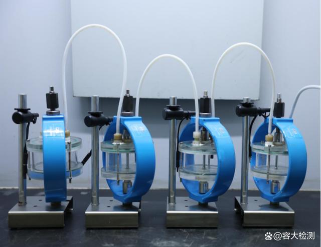 10月20日,工業(yè)和信息化部發(fā)布了2022年第23號公告,由舞鋼主導(dǎo)制定的我國首個《抗?jié)窳蚧瘹涓g鋼板》行業(yè)標(biāo)準(zhǔn)成功發(fā)布。 該標(biāo)準(zhǔn)由舞鋼公司主導(dǎo),冶金工業(yè)信息標(biāo)準(zhǔn)研究院參與共同完成。項目組從標(biāo)準(zhǔn)建議書提交、申報、答辯,到標(biāo)準(zhǔn)的編制、起草、征求意見、審查審定,以及公示、公布等環(huán)節(jié)嚴(yán)格把關(guān),歷時近3年努力完成。 該項標(biāo)準(zhǔn)填補(bǔ)了我國抗?jié)窳蚧瘹涓g鋼板標(biāo)準(zhǔn)空白,解決了抗?jié)窳蚧瘹涓g鋼板采購卡脖子難題,打通了從技術(shù)研發(fā)、產(chǎn)品設(shè)計、裝備制造到產(chǎn)品營銷最后一公里,對于國內(nèi)抗?jié)窳蚧瘹涓g鋼板產(chǎn)業(yè)高質(zhì)量發(fā)展具有深遠(yuǎn)意義。 該項行業(yè)標(biāo)準(zhǔn)是依據(jù)工業(yè)和信息化部工信廳科函(2019)276 號文“關(guān)于印發(fā) 2019 年第四批行業(yè)標(biāo)準(zhǔn)制修訂和外文版項目計劃的通知”下達(dá)的項目計劃, 2020年8月,全國鋼標(biāo)委鋼板和鋼帶分委員會組織各起草單位成立起草工作組,由舞陽鋼鐵有限責(zé)任公司為組長單位,負(fù)責(zé)主要起草工作。工作組對國內(nèi)外抗?jié)窳蚧瘹涓g鋼板產(chǎn)品和技術(shù)現(xiàn)狀與發(fā)展情況進(jìn)行全面調(diào)研,同時廣泛搜集相關(guān)標(biāo)準(zhǔn)和國內(nèi)外技術(shù)資料,進(jìn)行了大量的研究分析、資料查證工作,結(jié)合實(shí)際應(yīng)用經(jīng)驗(yàn),進(jìn)行全面總結(jié)和歸納,在此基礎(chǔ)上編制出《抗?jié)窳蚧瘹涓g鋼板》標(biāo)準(zhǔn),依據(jù)所收到的公開征求的社會意見,進(jìn)行分類、歸納、整理和分析,于 2021 年 11 月完成了標(biāo)準(zhǔn)送審稿。全國鋼標(biāo)委鋼板鋼帶分委員會與標(biāo)準(zhǔn)審查會,通過了此標(biāo)準(zhǔn)的審定。經(jīng)過全國鋼標(biāo)委鋼板鋼帶分委員會絕大多數(shù)委員投票通過了此標(biāo)準(zhǔn)的審查,獲得了批準(zhǔn),最終由中國工業(yè)和信息化部進(jìn)行發(fā)布。 de1bb805c27e7ca704aee101fe9d728d.jpeg 該項標(biāo)準(zhǔn)從國內(nèi)抗?jié)窳蚧瘹涓g鋼板的發(fā)展要求出發(fā),對所用鋼板化學(xué)成分、力學(xué)性能、表面質(zhì)量及交貨狀態(tài),試驗(yàn)和檢驗(yàn)方法等多方面技術(shù)要求進(jìn)行了明確規(guī)定,對產(chǎn)品市場推廣應(yīng)用起著規(guī)范性指導(dǎo)作用。 舞鋼成功申請完成此項標(biāo)準(zhǔn)制定,是企業(yè)科研創(chuàng)新綜合實(shí)力的有力體現(xiàn),為加快國內(nèi)抗?jié)窳蚧瘹涓g鋼板國際化進(jìn)程起到引領(lǐng)作用,對抗?jié)窳蚧瘹涓g鋼板市場的規(guī)范、推廣及應(yīng)用具有重要意義。 10月20日,工業(yè)和信息化部發(fā)布了2022年第23號公告,由舞鋼主導(dǎo)制定的我國首個《抗?jié)窳蚧瘹涓g鋼板》行業(yè)標(biāo)準(zhǔn)成功發(fā)布。 該標(biāo)準(zhǔn)由舞鋼公司主導(dǎo),冶金工業(yè)信息標(biāo)準(zhǔn)研究院參與共同完成。項目組從標(biāo)準(zhǔn)建議書提交、申報、答辯,到標(biāo)準(zhǔn)的編制、起草、征求意見、審查審定,以及公示、公布等環(huán)節(jié)嚴(yán)格把關(guān),歷時近3年努力完成。 該項標(biāo)準(zhǔn)填補(bǔ)了我國抗?jié)窳蚧瘹涓g鋼板標(biāo)準(zhǔn)空白,解決了抗?jié)窳蚧瘹涓g鋼板采購卡脖子難題,打通了從技術(shù)研發(fā)、產(chǎn)品設(shè)計、裝備制造到產(chǎn)品營銷最后一公里,對于國內(nèi)抗?jié)窳蚧瘹涓g鋼板產(chǎn)業(yè)高質(zhì)量發(fā)展具有深遠(yuǎn)意義。 該項行業(yè)標(biāo)準(zhǔn)是依據(jù)工業(yè)和信息化部工信廳科函(2019)276 號文“關(guān)于印發(fā) 2019 年第四批行業(yè)標(biāo)準(zhǔn)制修訂和外文版項目計劃的通知”下達(dá)的項目計劃, 2020年8月,全國鋼標(biāo)委鋼板和鋼帶分委員會組織各起草單位成立起草工作組,由舞陽鋼鐵有限責(zé)任公司為組長單位,負(fù)責(zé)主要起草工作。工作組對國內(nèi)外抗?jié)窳蚧瘹涓g鋼板產(chǎn)品和技術(shù)現(xiàn)狀與發(fā)展情況進(jìn)行全面調(diào)研,同時廣泛搜集相關(guān)標(biāo)準(zhǔn)和國內(nèi)外技術(shù)資料,進(jìn)行了大量的研究分析、資料查證工作,結(jié)合實(shí)際應(yīng)用經(jīng)驗(yàn),進(jìn)行全面總結(jié)和歸納,在此基礎(chǔ)上編制出《抗?jié)窳蚧瘹涓g鋼板》標(biāo)準(zhǔn),依據(jù)所收到的公開征求的社會意見,進(jìn)行分類、歸納、整理和分析,于 2021 年 11 月完成了標(biāo)準(zhǔn)送審稿。全國鋼標(biāo)委鋼板鋼帶分委員會與標(biāo)準(zhǔn)審查會,通過了此標(biāo)準(zhǔn)的審定。經(jīng)過全國鋼標(biāo)委鋼板鋼帶分委員會絕大多數(shù)委員投票通過了此標(biāo)準(zhǔn)的審查,獲得了批準(zhǔn),最終由中國工業(yè)和信息化部進(jìn)行發(fā)布。 de1bb805c27e7ca704aee101fe9d728d.jpeg 該項標(biāo)準(zhǔn)從國內(nèi)抗?jié)窳蚧瘹涓g鋼板的發(fā)展要求出發(fā),對所用鋼板化學(xué)成分、力學(xué)性能、表面質(zhì)量及交貨狀態(tài),試驗(yàn)和檢驗(yàn)方法等多方面技術(shù)要求進(jìn)行了明確規(guī)定,對產(chǎn)品市場推廣應(yīng)用起著規(guī)范性指導(dǎo)作用。 舞鋼成功申請完成此項標(biāo)準(zhǔn)制定,是企業(yè)科研創(chuàng)新綜合實(shí)力的有力體現(xiàn),為加快國內(nèi)抗?jié)窳蚧瘹涓g鋼板國際化進(jìn)程起到引領(lǐng)作用,對抗?jié)窳蚧瘹涓g鋼板市場的規(guī)范、推廣及應(yīng)用具有重要意義。