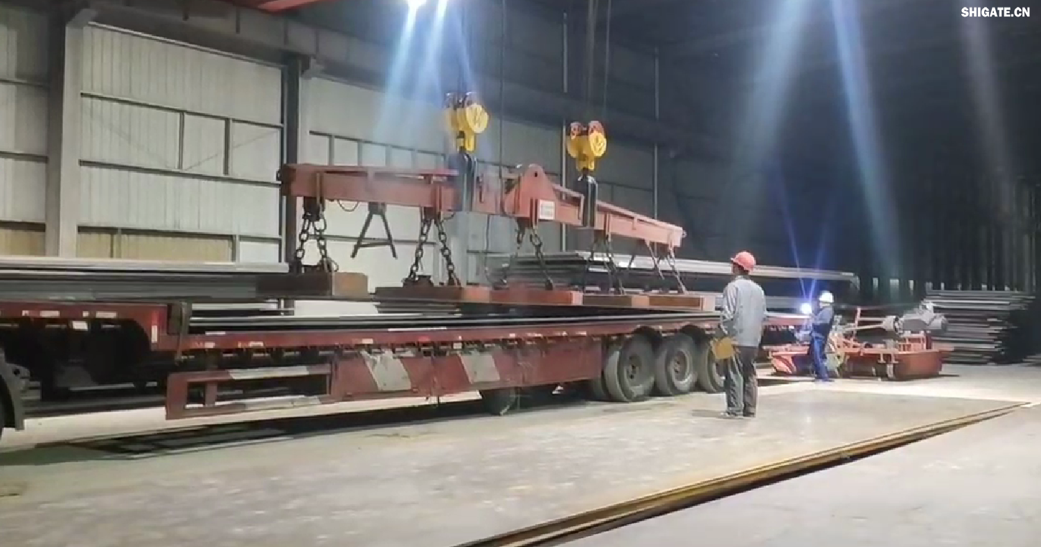 對于邁入2024年的鋼材市場而言，哪些因素是確定的？哪些因素是不確定的？  從需求來看，2024年，國內(nèi)宏觀經(jīng)濟繼續(xù)恢復(fù)向好，總體保持回升態(tài)勢，各項涉鋼指標(biāo)轉(zhuǎn)暖預(yù)期強烈。在此背景下，預(yù)計鋼材需求總量（含出口）穩(wěn)定增長的態(tài)勢不會改變。為實現(xiàn)新年“開門紅”，新的刺激政策有望加速出臺，再加上穩(wěn)增長政策措施效應(yīng)延續(xù)，預(yù)計2024年第1季度鋼材需求表現(xiàn)不會太差。  根據(jù)2023年11月份全國PMI（采購經(jīng)理指數(shù)）顯示，生產(chǎn)指數(shù)持續(xù)擴張，耗鋼行業(yè)指標(biāo)處于高位水平；建筑業(yè)商務(wù)活動指數(shù)高位增長，建筑業(yè)施工進度繼續(xù)加快等，這些因素在一定程度上預(yù)示著開年鋼材需求向好的態(tài)勢。樂觀來看，2024年第1季度需求有同比增長3%的可能。    從供給來看，供給端存在較大的不確定性。中國鋼鐵工業(yè)協(xié)會統(tǒng)計數(shù)據(jù)顯示，2023年1月—11月份，我國累計生產(chǎn)粗鋼95214萬噸、生鐵81031萬噸、鋼材125282萬噸，同比分別增長1.5%、1.8%、5.7%。有需求就會有供給，開年需求增長將為鋼鐵產(chǎn)能釋放帶來空間。  從成本來看，2023年下半年以來，尤其是進入2023年第4季度后，鐵礦石、廢鋼、焦炭等鋼鐵原燃料價格持續(xù)上漲，由此帶來的成本壓力將在2024年延續(xù)。數(shù)據(jù)顯示，2023年11月份，我國進口鐵礦石10274.3萬噸，環(huán)比增長335.8萬噸，增幅為3.4%；進口均價為117.2美元/噸，環(huán)比上漲3.7%，同比上漲24.3%。2023年11月份，全國鐵礦石價格繼續(xù)上行。其中，河北唐山地區(qū)66%品位干基鐵精粉均價為1139元/噸，環(huán)比上漲4.6%；澳大利亞61.5%粉礦（山東日照港）均價為979元/噸，環(huán)比上漲5.3%。廢鋼價格也呈現(xiàn)上行態(tài)勢。2023年11月份，河北唐山地區(qū)重型廢鋼均價為2640元/噸，環(huán)比上漲2.5%；河北唐山地區(qū)二級冶金焦均價為2143元/噸，雖然環(huán)比下跌2.6%，但總體仍處于較高位置。據(jù)蘭格鋼鐵研究中心測算，使用2023年11月份購買的原燃料生產(chǎn)測算的生鐵成本指數(shù)為134.3點，環(huán)比上升0.8%。雖然這段時間國內(nèi)鋼材價格有所上漲，但總體來看，鋼材價格漲幅遠小于原燃料價格漲幅。因此，預(yù)計2024年初，成本端對鋼材價格的支撐仍將持續(xù)。  從庫存來看，監(jiān)測數(shù)據(jù)顯示，截至2023年12月1日，全國29個重點城市鋼材社會庫存量為831.13萬噸，環(huán)比下降8.2%，雖然與2022年同期相比上升4.08%，但仍處于較低水平。  從預(yù)期來看，受穩(wěn)增長措施不斷出臺及開年新政策出臺預(yù)期影響，市場人士普遍對2024年的行情抱有信心。尤其是2023年末召開的中央經(jīng)濟工作會議為我們增強信心和底氣、扎實做好2024年經(jīng)濟工作注入了力量。  綜合來看，對于2024年初的鋼材市場而言，成本提升、需求增多、庫存較低、信心仍強，這些是確定的，但鋼鐵產(chǎn)能釋放具有較大的不確定性。如果鋼鐵產(chǎn)能超預(yù)期釋放，那么將是開年鋼材市場的最大壓力。