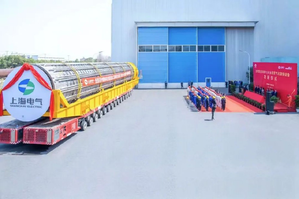 3月23日,全球首臺(tái)日處理量達(dá)3000噸的水煤漿氣化廢鍋設(shè)備,如期發(fā)往中煤榆林煤炭深加工基地項(xiàng)目,標(biāo)志著我國(guó)在大型煤氣化裝備領(lǐng)域?qū)崿F(xiàn)重大技術(shù)突破。河鋼集團(tuán)舞鋼公司生產(chǎn)的1050噸高端容器鋼板,替代進(jìn)口,獨(dú)家用于該設(shè)備制造。 舞鋼公司結(jié)合行業(yè)趨勢(shì)和企業(yè)定位,快速調(diào)整工作思路,把特鋼思路作為企業(yè)經(jīng)營(yíng)的“法寶”,努力走好高端產(chǎn)品路線。在深入走訪市場(chǎng)的過(guò)程中,舞鋼公司了解到某高端客戶計(jì)劃設(shè)計(jì)制造全球首臺(tái)日處理量達(dá)3000噸的水煤漿氣化廢鍋設(shè)備,由于各項(xiàng)技術(shù)要求比較高,其專利方美國(guó)Ap公司曾要求采用進(jìn)口鋼鐵材料制造該臺(tái)設(shè)備。舞鋼公司與該客戶和美國(guó)Ap公司進(jìn)行多輪次深度交流,充分發(fā)揮自身在高端容器鋼板領(lǐng)域的技術(shù)優(yōu)勢(shì),為客戶研發(fā)契合設(shè)計(jì)要求的高端鋼鐵材料,贏得了客戶和美國(guó)Ap公司的認(rèn)可。在生產(chǎn)過(guò)程中,舞鋼公司高端高效益產(chǎn)品攻關(guān)團(tuán)隊(duì)和產(chǎn)線人員密切配合,根據(jù)產(chǎn)線實(shí)際,創(chuàng)新工藝、生產(chǎn)流程,嚴(yán)格過(guò)程質(zhì)量管控,確保了該批高端容器鋼板各項(xiàng)質(zhì)量指標(biāo)完全滿足客戶需求,成功替代進(jìn)口。 中煤榆林煤炭深加工基地項(xiàng)目是煤化工行業(yè)碳評(píng)價(jià)試點(diǎn)示范項(xiàng)目,同時(shí)也是化工領(lǐng)域半廢鍋流程煤氣化裝置國(guó)家示范項(xiàng)目,是推動(dòng)煤炭清潔高效利用技術(shù)規(guī)模化應(yīng)用的關(guān)鍵項(xiàng)目,將為中國(guó)煤化工高質(zhì)量發(fā)展注入新動(dòng)能。此次發(fā)運(yùn)的是全球首臺(tái)單爐干基煤炭處理量達(dá)3000噸/日的高效廢鍋設(shè)備,每小時(shí)可生產(chǎn)高壓蒸汽200噸。 3月23日,全球首臺(tái)日處理量達(dá)3000噸的水煤漿氣化廢鍋設(shè)備,如期發(fā)往中煤榆林煤炭深加工基地項(xiàng)目,標(biāo)志著我國(guó)在大型煤氣化裝備領(lǐng)域?qū)崿F(xiàn)重大技術(shù)突破。河鋼集團(tuán)舞鋼公司生產(chǎn)的1050噸高端容器鋼板,替代進(jìn)口,獨(dú)家用于該設(shè)備制造。 舞鋼公司結(jié)合行業(yè)趨勢(shì)和企業(yè)定位,快速調(diào)整工作思路,把特鋼思路作為企業(yè)經(jīng)營(yíng)的“法寶”,努力走好高端產(chǎn)品路線。在深入走訪市場(chǎng)的過(guò)程中,舞鋼公司了解到某高端客戶計(jì)劃設(shè)計(jì)制造全球首臺(tái)日處理量達(dá)3000噸的水煤漿氣化廢鍋設(shè)備,由于各項(xiàng)技術(shù)要求比較高,其專利方美國(guó)Ap公司曾要求采用進(jìn)口鋼鐵材料制造該臺(tái)設(shè)備。舞鋼公司與該客戶和美國(guó)Ap公司進(jìn)行多輪次深度交流,充分發(fā)揮自身在高端容器鋼板領(lǐng)域的技術(shù)優(yōu)勢(shì),為客戶研發(fā)契合設(shè)計(jì)要求的高端鋼鐵材料,贏得了客戶和美國(guó)Ap公司的認(rèn)可。在生產(chǎn)過(guò)程中,舞鋼公司高端高效益產(chǎn)品攻關(guān)團(tuán)隊(duì)和產(chǎn)線人員密切配合,根據(jù)產(chǎn)線實(shí)際,創(chuàng)新工藝、生產(chǎn)流程,嚴(yán)格過(guò)程質(zhì)量管控,確保了該批高端容器鋼板各項(xiàng)質(zhì)量指標(biāo)完全滿足客戶需求,成功替代進(jìn)口。 中煤榆林煤炭深加工基地項(xiàng)目是煤化工行業(yè)碳評(píng)價(jià)試點(diǎn)示范項(xiàng)目,同時(shí)也是化工領(lǐng)域半廢鍋流程煤氣化裝置國(guó)家示范項(xiàng)目,是推動(dòng)煤炭清潔高效利用技術(shù)規(guī)模化應(yīng)用的關(guān)鍵項(xiàng)目,將為中國(guó)煤化工高質(zhì)量發(fā)展注入新動(dòng)能。此次發(fā)運(yùn)的是全球首臺(tái)單爐干基煤炭處理量達(dá)3000噸/日的高效廢鍋設(shè)備,每小時(shí)可生產(chǎn)高壓蒸汽200噸。