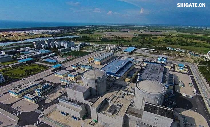 近日,新華社受權發布的《關于2024年國民經濟和社會發展計劃執行情況與2025年國民經濟和社會發展計劃草案的報告》顯示,我國第三代自主產權核電“國和一號”示范工程1號首堆建成投運。“國和一號”是我國自主設計的全球最大功率非能動核電機組。河鋼集團舞鋼公司生產的高端核電用鋼用于該項目核電機組安全殼、補水相關設備支撐、高溫高壓管件等的制造。 舞鋼公司堅持特鋼思路不動搖,以技術營銷和科技創新為兩大引擎,瞄準國家重大項目和重點工程建設所需,圍繞高端鋼板研發做足文章,不斷引領市場發展潮流,彰顯舞鋼品牌價值。針對該項目對核電機組安全性等特殊設計要求,舞鋼公司核電鋼攻關團隊在與項目方、設計方深度進行技術交流的基礎上,通過創新冶煉工藝,精準設計鋼板成分,優化軋制工藝,全方位確保鋼板質量優良,得到了客戶的高度認可,順利通過用戶見證,確保了鋼板的按期交付。 舞鋼公司是中國首個研發生產核電鋼板的寬厚板企業,建立有完善的核電質保體系,并主持制定了核電站用碳素鋼和低合金鋼板國家標準,開發生產的核電站多種用途設備制造用系列鋼板大量用于核電站關鍵設備制造。 “國和一號”代表著當今世界三代核電技術的先進水平,是中國核電技術研發和產業創新的重要成果。 近日,新華社受權發布的《關于2024年國民經濟和社會發展計劃執行情況與2025年國民經濟和社會發展計劃草案的報告》顯示,我國第三代自主產權核電“國和一號”示范工程1號首堆建成投運。“國和一號”是我國自主設計的全球最大功率非能動核電機組。河鋼集團舞鋼公司生產的高端核電用鋼用于該項目核電機組安全殼、補水相關設備支撐、高溫高壓管件等的制造。 舞鋼公司堅持特鋼思路不動搖,以技術營銷和科技創新為兩大引擎,瞄準國家重大項目和重點工程建設所需,圍繞高端鋼板研發做足文章,不斷引領市場發展潮流,彰顯舞鋼品牌價值。針對該項目對核電機組安全性等特殊設計要求,舞鋼公司核電鋼攻關團隊在與項目方、設計方深度進行技術交流的基礎上,通過創新冶煉工藝,精準設計鋼板成分,優化軋制工藝,全方位確保鋼板質量優良,得到了客戶的高度認可,順利通過用戶見證,確保了鋼板的按期交付。 舞鋼公司是中國首個研發生產核電鋼板的寬厚板企業,建立有完善的核電質保體系,并主持制定了核電站用碳素鋼和低合金鋼板國家標準,開發生產的核電站多種用途設備制造用系列鋼板大量用于核電站關鍵設備制造。 “國和一號”代表著當今世界三代核電技術的先進水平,是中國核電技術研發和產業創新的重要成果。