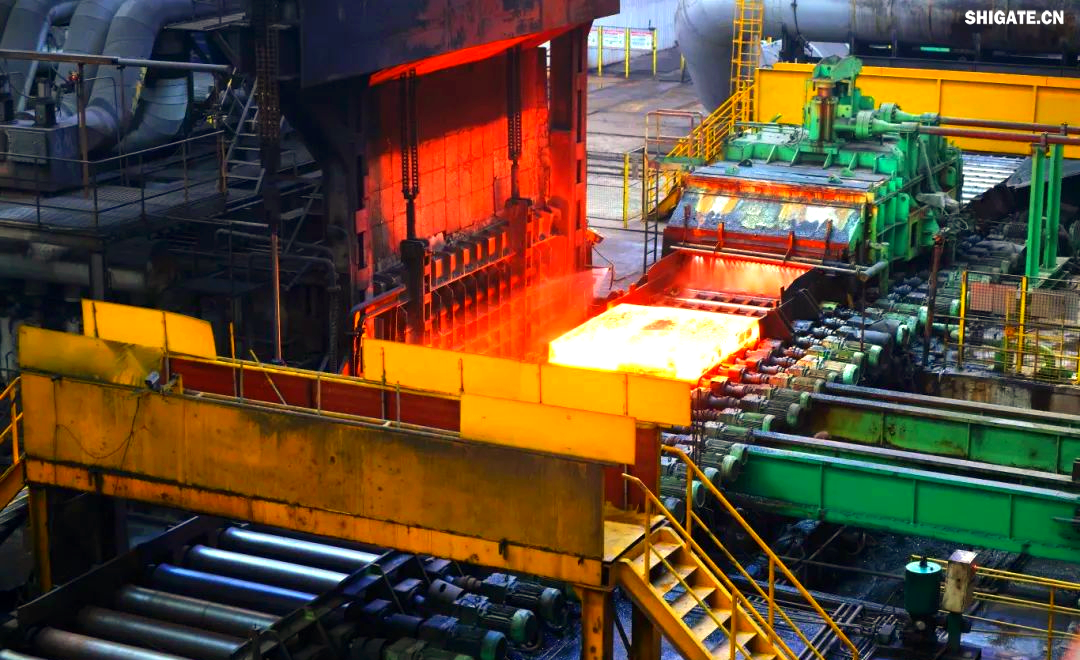 260余種寬厚板產品成功替代進口或按國外標準生產,多個品種填補國內空白并獨家供貨,更有40余種遠銷海外。舞鋼公司不僅主導制定了臨氫設備用鉻鉬合金鋼板等十余項國家標準,還榮獲國家科學技術進步獎一等獎2項、二等獎1項,省部級科技進步獎更是數不勝數。自創立以來,河鋼集團舞鋼公司便深耕寬厚板研發制造,打造出響亮的民族品牌,穩坐世界寬厚板領域的頭把交椅。 fdb85620c4ebcb4769ad69d0a0a3e58f.png圖為舞鋼生產現場一角。 品牌價值涵蓋了企業的多方面競爭力,包括產品實力、文化底蘊、資源調配能力、技術標準以及質量管理等。河鋼集團舞鋼公司深知這一點,其黨委書記、董事長于勇強調,要緊密貼近市場脈搏,不斷強化科技創新,以更好地維護和提升舞鋼的品牌價值,推動企業更上一層樓。 近日,《中國冶金報》的記者們走進舞鋼,深入探訪了該企業品牌塑造的背后故事。舞鋼以科技為核心,提供高端定制服務,不僅緊跟行業動態和客戶需求,還專注于客戶應用材料的替代研發,通過創新贏得先機。舞鋼人以攻堅克難的精神,突破關鍵技術難題,將關鍵核心技術牢牢掌握在自己手中,成功實現了從生產型企業到“制造+服務型企業”的轉型。 舞鋼黨委書記、董事長吝章國明確指出,舞鋼應定位高端市場,致力于開發獨特且優質的高端產品,同時緊貼市場和客戶需求,提供量身定制的服務。這一策略不僅塑造了產品品牌,更提升了品牌價值。舞鋼國內首發的SA737系列容器鋼板,以其大厚度、高技術難度,充分展現了企業在科技創新和高端定制方面的實力。 2024年10月,舞鋼在深入調研某重點客戶后,立志于替代進口,著手研發大厚度、高技術難度的碳錳釩SA737系列容器鋼板。為此,公司組建了由技術、營銷人員等組成的高端高效益產品攻關團隊,根據客戶需求定制了專屬供貨方案,贏得了客戶的信賴。 在生產過程中,舞鋼面臨鋼板厚度大、技術要求嚴苛等多重挑戰。但憑借強大的技術實力和創新能力,舞鋼團隊不僅成功實施了覆蓋關鍵工序的梯度試驗,還根據試驗數據進行了長達10余天的深入分析驗證,最終確定了與生產現場高度契合的最佳工藝方案。這一方案確保了SA737系列容器鋼板在拉伸性能、沖擊性能以及模擬焊后性能等方面均達到國內領先水平,有力地提升了舞鋼的品牌價值。 圖為舞鋼第二鋼軋廠的生產現場。 2024年12月20日,舞鋼科技部收到了來自某高端客戶的積極反饋:“舞鋼生產的碳錳釩SA737系列容器鋼板焊接性能非常穩定,簡直太好用了!連我們的工人都為你們點贊!”這標志著舞鋼首次成功批量生產出大厚度、高技術難度的碳錳釩SA737系列容器鋼板,實現了國內首發,為舞鋼打造新的差異化優勢、引領寬厚板行業的高質量發展注入了強大動力。同時,用戶對高端材料經濟性的追求也成為舞鋼研發工作的重要考量因素。截至2024年底,舞鋼高錳鋼已在國內首臺套高錳鋼船“GasChem Phoenix”上實現了安全運行2萬海里的壯舉。這不僅標志著舞鋼高錳鋼在國內率先實現了實船應用,更意味著新一代低成本、高性能的超低溫國產高錳鋼從基礎研究走向了工程應用,為高錳鋼的推廣和應用樹立了新的里程碑。 圖為舞鋼第二鋼軋廠。LNG(液化天然氣)新型低溫高錳鋼憑借其出色的低溫韌性、高延展性以及高強度,相較于傳統LNG船罐材料所采用的Ni系低溫鋼,展現出了顯著的經濟效益。高錳鋼的應用對LNG船舶制造企業而言,不僅有助于降低生產成本,更能提升其市場競爭力。為了實現科研成果與客戶需求的高效轉化,舞鋼積極展開了全方位、多輪次的科技創新活動。 2024年12月18日,舞鋼的生產線上,一批高端壓力容器鋼板在經過數小時精心熱處理后,順利完成了切割與取樣,隨后進入性能檢驗的關鍵環節。科技部的科研人員全程緊密監控,確保每一個環節都達到高標準。這批鋼板是為客戶量身定制的,面臨極高的技術挑戰,因為它們屬于超鑄坯壓縮比的極限規格。客戶要求在模擬長時間焊接后,對鋼板厚度一半處進行零下30攝氏度的沖擊韌性測試。同時,由于鋼板壓縮比小、厚度大,采用常規工藝難以確保各項性能指標。 面對這些挑戰,舞鋼的高端高效益產品攻關團隊從坯料生產、軋制到熱處理各環節入手,經過不懈努力,終于找到了與性能指標相匹配的最佳工藝參數,從而優化了整體生產工藝。最終,該鋼板的各項性能參數不僅遠超客戶預期,更達到了世界領先水平。 舞鋼第二鋼軋廠,一個致力于高端壓力容器鋼板研發與生產的重要基地。在這里,科技與創新是永恒的主題。吝章國,作為舞鋼的科技領軍人物,深知科技成果轉化的重要性。他強調,只有將研發出的產品真正轉化為實際生產力,才能實現其真正的價值。因此,舞鋼始終將科技成果轉化作為工作的重中之重,不斷推動技術創新與產業升級的深度融合。 2024年,舞鋼繼續堅定地走特鋼路線,并成功研發了18個新產品。此外,舞鋼還積極與20余家高端客戶進行互訪,并成功開發了104個直供用戶,首單訂貨量累計高達9.5萬余噸。這些成績的取得,得益于舞鋼在市場把控方面的機制創新。在制造業轉型升級的大背景下,中厚板領域已成為鋼鐵行業增長最快的領域和效益源泉,這也導致國內中厚板市場的供需狀況發生了深刻變化。面對這一新形勢,舞鋼積極應對,通過機制創新來提升市場把控力,以實現更好的生存和發展。 舞鋼通過創新機制體制,進一步強化了銷售端資源傾斜,推動企業從單一生產向“制造+服務”模式轉型。他們深化市場、客戶和服務意識,不斷提高執行、適應和變革能力,專注于市場和客戶需求。經過一系列舉措,舞鋼對市場的把控能力得到了顯著提升。 在2024年9月6日的舞鋼高端水電鋼攻關團隊周例會上,該團隊負責人張曉克強調,擁有鋼需求的頭部客戶是市場開發的關鍵。他要求團隊成員主動走訪、對接和服務這些客戶。該團隊的積極攻關,使得舞鋼水電鋼合同承接量在2024年再創新高。 舞鋼始終以客戶需求為中心,通過多端對接和全面保障策略,不斷優化產線建設。他們實施了領導班子成員的“產線包保”制度,從多個維度對兩條產線進行數據畫像,包括噸鋼邊際貢獻、低邊際合同占比等。這些措施促進了產線和營銷人員更加關注產線關鍵指標和創效能力,推動了企業管理重點從產量向產線的轉變。 53歲的高級技師任亞強,在面臨軋制生產難度極大、近乎顛覆其認知的8120鋼板時,他堅定地選擇了挑戰。他不僅將軋輥壓下量精細調整,更把各道次的間隙時間縮短到極致,最終成功生產出滿足客戶要求的產品。這一成功,不僅彰顯了舞鋼在技術上的實力,更體現了他們對于市場和客戶需求的深刻洞察。 在舞鋼的攻關團隊中,“技術咖”們成為銷售的堅強后盾。他們無條件支持銷售,對銷售人員提出的問題積極響應,確保當日事當日畢。正是這種高效協作的精神,使得舞鋼在2024年成功中標國內多個知名建設項目。 在全員端,舞鋼更是全力以赴保市場,緊跟市場和客戶變化,提高反應速度。他們突出柔性生產組織和靈活的訂單機制,實現生產組織與銷售的高度協同。同時,堅持加強質量、成本和交貨期管理,珍惜品牌信譽,成為舞鋼廣大干部職工的工作準則。 一次江蘇客戶的746噸高端容器鋼板供貨合同,雖然交貨期只有短短20天,但舞鋼各部門、各單位加強協同,全方位提升保供能力。最終,在客戶要求的交貨期內,舞鋼高質量、高標準完成了整單合同產品交付,贏得了客戶的贊譽。這一成功案例,更是舞鋼對市場把控能力和執行能力的有力證明。 針對市場和客戶對鋼板質量的高標準要求,舞鋼的技術團隊進行了深入細致的技術評審和質量預判。他們精心制定了科學合理的工藝方案,旨在從合同的技術交流、生效下發階段就開始精準識別生產難度,并提前進行干預,以確保產品設計開發的精準度,從而保障產品質量。具體而言,舞鋼采取了以下措施:首先是加強過程管控,提高一次性合格率和合同兌現率;其次是技術指導全程參與,技術人員堅持“一次做對”的原則,對每個產品都進行嚴格管理,以杜絕因標準化作業執行不力導致的質量波動;最后是不斷追求工藝改進的完美性。 此外,舞鋼還通過健全激勵機制來激發銷售人員的積極性。他們根據KPI完成情況對銷售人員進行評價,并根據銷售業績給予報酬,同時實施末位淘汰制度。此外,還設立了銷售網點賽馬獎勵機制、高售價高效益合同獎勵機制以及高端高效益產品技術攻關團隊創效獎勵機制。 目前,舞鋼已針對高端細分市場、個性化小眾市場和新產業新業態市場需求進行了布局。他們設立了15個營銷網點和32個高端高效產品攻關團隊,形成了全線聯動的銷售反應機制。2024年,舞鋼高端高效益產品的銷量同比提升了17%,高端熱處理產品的入庫量也同比增加7%。同時,頭部客戶的銷量占比提升了5%,高端產品的年銷量更是增長了18.9%。 舞鋼展廳一角,高端產品盡收眼底。 2025年,舞鋼將緊密圍繞河鋼集團的戰略規劃,持續專注于特鋼精品的研發與銷售,進一步強化“貼近市場、貼近客戶”的經營理念,積極推進技術營銷策略的實施,深耕下游關鍵行業市場,從而不斷鞏固和擴大舞鋼在寬厚板領域的領先優勢,持續提高舞鋼品牌的整體價值。 260余種寬厚板產品成功替代進口或按國外標準生產,多個品種填補國內空白并獨家供貨,更有40余種遠銷海外。舞鋼公司不僅主導制定了臨氫設備用鉻鉬合金鋼板等十余項國家標準,還榮獲國家科學技術進步獎一等獎2項、二等獎1項,省部級科技進步獎更是數不勝數。自創立以來,河鋼集團舞鋼公司便深耕寬厚板研發制造,打造出響亮的民族品牌,穩坐世界寬厚板領域的頭把交椅。 fdb85620c4ebcb4769ad69d0a0a3e58f.png圖為舞鋼生產現場一角。 品牌價值涵蓋了企業的多方面競爭力,包括產品實力、文化底蘊、資源調配能力、技術標準以及質量管理等。河鋼集團舞鋼公司深知這一點,其黨委書記、董事長于勇強調,要緊密貼近市場脈搏,不斷強化科技創新,以更好地維護和提升舞鋼的品牌價值,推動企業更上一層樓。 近日,《中國冶金報》的記者們走進舞鋼,深入探訪了該企業品牌塑造的背后故事。舞鋼以科技為核心,提供高端定制服務,不僅緊跟行業動態和客戶需求,還專注于客戶應用材料的替代研發,通過創新贏得先機。舞鋼人以攻堅克難的精神,突破關鍵技術難題,將關鍵核心技術牢牢掌握在自己手中,成功實現了從生產型企業到“制造+服務型企業”的轉型。 舞鋼黨委書記、董事長吝章國明確指出,舞鋼應定位高端市場,致力于開發獨特且優質的高端產品,同時緊貼市場和客戶需求,提供量身定制的服務。這一策略不僅塑造了產品品牌,更提升了品牌價值。舞鋼國內首發的SA737系列容器鋼板,以其大厚度、高技術難度,充分展現了企業在科技創新和高端定制方面的實力。 2024年10月,舞鋼在深入調研某重點客戶后,立志于替代進口,著手研發大厚度、高技術難度的碳錳釩SA737系列容器鋼板。為此,公司組建了由技術、營銷人員等組成的高端高效益產品攻關團隊,根據客戶需求定制了專屬供貨方案,贏得了客戶的信賴。 在生產過程中,舞鋼面臨鋼板厚度大、技術要求嚴苛等多重挑戰。但憑借強大的技術實力和創新能力,舞鋼團隊不僅成功實施了覆蓋關鍵工序的梯度試驗,還根據試驗數據進行了長達10余天的深入分析驗證,最終確定了與生產現場高度契合的最佳工藝方案。這一方案確保了SA737系列容器鋼板在拉伸性能、沖擊性能以及模擬焊后性能等方面均達到國內領先水平,有力地提升了舞鋼的品牌價值。 圖為舞鋼第二鋼軋廠的生產現場。 2024年12月20日,舞鋼科技部收到了來自某高端客戶的積極反饋:“舞鋼生產的碳錳釩SA737系列容器鋼板焊接性能非常穩定,簡直太好用了!連我們的工人都為你們點贊!”這標志著舞鋼首次成功批量生產出大厚度、高技術難度的碳錳釩SA737系列容器鋼板,實現了國內首發,為舞鋼打造新的差異化優勢、引領寬厚板行業的高質量發展注入了強大動力。同時,用戶對高端材料經濟性的追求也成為舞鋼研發工作的重要考量因素。截至2024年底,舞鋼高錳鋼已在國內首臺套高錳鋼船“GasChem Phoenix”上實現了安全運行2萬海里的壯舉。這不僅標志著舞鋼高錳鋼在國內率先實現了實船應用,更意味著新一代低成本、高性能的超低溫國產高錳鋼從基礎研究走向了工程應用,為高錳鋼的推廣和應用樹立了新的里程碑。 圖為舞鋼第二鋼軋廠。LNG(液化天然氣)新型低溫高錳鋼憑借其出色的低溫韌性、高延展性以及高強度,相較于傳統LNG船罐材料所采用的Ni系低溫鋼,展現出了顯著的經濟效益。高錳鋼的應用對LNG船舶制造企業而言,不僅有助于降低生產成本,更能提升其市場競爭力。為了實現科研成果與客戶需求的高效轉化,舞鋼積極展開了全方位、多輪次的科技創新活動。 2024年12月18日,舞鋼的生產線上,一批高端壓力容器鋼板在經過數小時精心熱處理后,順利完成了切割與取樣,隨后進入性能檢驗的關鍵環節。科技部的科研人員全程緊密監控,確保每一個環節都達到高標準。這批鋼板是為客戶量身定制的,面臨極高的技術挑戰,因為它們屬于超鑄坯壓縮比的極限規格。客戶要求在模擬長時間焊接后,對鋼板厚度一半處進行零下30攝氏度的沖擊韌性測試。同時,由于鋼板壓縮比小、厚度大,采用常規工藝難以確保各項性能指標。 面對這些挑戰,舞鋼的高端高效益產品攻關團隊從坯料生產、軋制到熱處理各環節入手,經過不懈努力,終于找到了與性能指標相匹配的最佳工藝參數,從而優化了整體生產工藝。最終,該鋼板的各項性能參數不僅遠超客戶預期,更達到了世界領先水平。 舞鋼第二鋼軋廠,一個致力于高端壓力容器鋼板研發與生產的重要基地。在這里,科技與創新是永恒的主題。吝章國,作為舞鋼的科技領軍人物,深知科技成果轉化的重要性。他強調,只有將研發出的產品真正轉化為實際生產力,才能實現其真正的價值。因此,舞鋼始終將科技成果轉化作為工作的重中之重,不斷推動技術創新與產業升級的深度融合。 2024年,舞鋼繼續堅定地走特鋼路線,并成功研發了18個新產品。此外,舞鋼還積極與20余家高端客戶進行互訪,并成功開發了104個直供用戶,首單訂貨量累計高達9.5萬余噸。這些成績的取得,得益于舞鋼在市場把控方面的機制創新。在制造業轉型升級的大背景下,中厚板領域已成為鋼鐵行業增長最快的領域和效益源泉,這也導致國內中厚板市場的供需狀況發生了深刻變化。面對這一新形勢,舞鋼積極應對,通過機制創新來提升市場把控力,以實現更好的生存和發展。 舞鋼通過創新機制體制,進一步強化了銷售端資源傾斜,推動企業從單一生產向“制造+服務”模式轉型。他們深化市場、客戶和服務意識,不斷提高執行、適應和變革能力,專注于市場和客戶需求。經過一系列舉措,舞鋼對市場的把控能力得到了顯著提升。 在2024年9月6日的舞鋼高端水電鋼攻關團隊周例會上,該團隊負責人張曉克強調,擁有鋼需求的頭部客戶是市場開發的關鍵。他要求團隊成員主動走訪、對接和服務這些客戶。該團隊的積極攻關,使得舞鋼水電鋼合同承接量在2024年再創新高。 舞鋼始終以客戶需求為中心,通過多端對接和全面保障策略,不斷優化產線建設。他們實施了領導班子成員的“產線包保”制度,從多個維度對兩條產線進行數據畫像,包括噸鋼邊際貢獻、低邊際合同占比等。這些措施促進了產線和營銷人員更加關注產線關鍵指標和創效能力,推動了企業管理重點從產量向產線的轉變。 53歲的高級技師任亞強,在面臨軋制生產難度極大、近乎顛覆其認知的8120鋼板時,他堅定地選擇了挑戰。他不僅將軋輥壓下量精細調整,更把各道次的間隙時間縮短到極致,最終成功生產出滿足客戶要求的產品。這一成功,不僅彰顯了舞鋼在技術上的實力,更體現了他們對于市場和客戶需求的深刻洞察。 在舞鋼的攻關團隊中,“技術咖”們成為銷售的堅強后盾。他們無條件支持銷售,對銷售人員提出的問題積極響應,確保當日事當日畢。正是這種高效協作的精神,使得舞鋼在2024年成功中標國內多個知名建設項目。 在全員端,舞鋼更是全力以赴保市場,緊跟市場和客戶變化,提高反應速度。他們突出柔性生產組織和靈活的訂單機制,實現生產組織與銷售的高度協同。同時,堅持加強質量、成本和交貨期管理,珍惜品牌信譽,成為舞鋼廣大干部職工的工作準則。 一次江蘇客戶的746噸高端容器鋼板供貨合同,雖然交貨期只有短短20天,但舞鋼各部門、各單位加強協同,全方位提升保供能力。最終,在客戶要求的交貨期內,舞鋼高質量、高標準完成了整單合同產品交付,贏得了客戶的贊譽。這一成功案例,更是舞鋼對市場把控能力和執行能力的有力證明。 針對市場和客戶對鋼板質量的高標準要求,舞鋼的技術團隊進行了深入細致的技術評審和質量預判。他們精心制定了科學合理的工藝方案,旨在從合同的技術交流、生效下發階段就開始精準識別生產難度,并提前進行干預,以確保產品設計開發的精準度,從而保障產品質量。具體而言,舞鋼采取了以下措施:首先是加強過程管控,提高一次性合格率和合同兌現率;其次是技術指導全程參與,技術人員堅持“一次做對”的原則,對每個產品都進行嚴格管理,以杜絕因標準化作業執行不力導致的質量波動;最后是不斷追求工藝改進的完美性。 此外,舞鋼還通過健全激勵機制來激發銷售人員的積極性。他們根據KPI完成情況對銷售人員進行評價,并根據銷售業績給予報酬,同時實施末位淘汰制度。此外,還設立了銷售網點賽馬獎勵機制、高售價高效益合同獎勵機制以及高端高效益產品技術攻關團隊創效獎勵機制。 目前,舞鋼已針對高端細分市場、個性化小眾市場和新產業新業態市場需求進行了布局。他們設立了15個營銷網點和32個高端高效產品攻關團隊,形成了全線聯動的銷售反應機制。2024年,舞鋼高端高效益產品的銷量同比提升了17%,高端熱處理產品的入庫量也同比增加7%。同時,頭部客戶的銷量占比提升了5%,高端產品的年銷量更是增長了18.9%。 舞鋼展廳一角,高端產品盡收眼底。 2025年,舞鋼將緊密圍繞河鋼集團的戰略規劃,持續專注于特鋼精品的研發與銷售,進一步強化“貼近市場、貼近客戶”的經營理念,積極推進技術營銷策略的實施,深耕下游關鍵行業市場,從而不斷鞏固和擴大舞鋼在寬厚板領域的領先優勢,持續提高舞鋼品牌的整體價值。