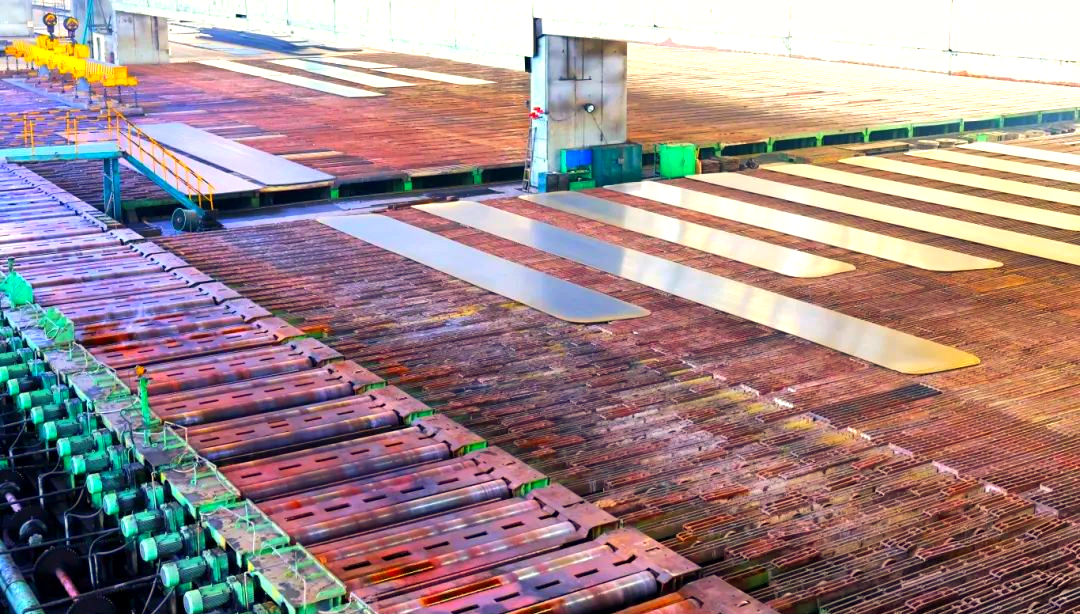 260余種寬厚板產品成功替代進口或按國外標準生產,多個品種填補國內空白并獨家供貨,更有40余種遠銷海外。舞鋼公司不僅主導制定了臨氫設備用鉻鉬合金鋼板等十余項國家標準,還榮獲國家科學技術進步獎一等獎2項、二等獎1項,省部級科技進步獎更是數不勝數。自創立以來,河鋼集團舞鋼公司便深耕寬厚板研發制造,打造出響亮的民族品牌,穩坐世界寬厚板領域的頭把交椅。 260余種寬厚板產品成功替代進口或按國外標準生產,多個品種填補國內空白并獨家供貨,更有40余種遠銷海外。舞鋼公司不僅主導制定了臨氫設備用鉻鉬合金鋼板等十余項國家標準,還榮獲國家科學技術進步獎一等獎2項、二等獎1項,省部級科技進步獎更是數不勝數。自創立以來,河鋼集團舞鋼公司便深耕寬厚板研發制造,打造出響亮的民族品牌,穩坐世界寬厚板領域的頭把交椅。 fdb85620c4ebcb4769ad69d0a0a3e58f.png圖為舞鋼生產現場一角。 品牌價值涵蓋了企業的多方面競爭力,包括產品實力、文化底蘊、資源調配能力、技術標準以及質量管理等。河鋼集團舞鋼公司深知這一點,其黨委書記、董事長于勇強調,要緊密貼近市場脈搏,不斷強化科技創新,以更好地維護和提升舞鋼的品牌價值,推動企業更上一層樓。 近日,《中國冶金報》的記者們走進舞鋼,深入探訪了該企業品牌塑造的背后故事。舞鋼以科技為核心,提供高端定制服務,不僅緊跟行業動態和客戶需求,還專注于客戶應用材料的替代研發,通過創新贏得先機。舞鋼人以攻堅克難的精神,突破關鍵技術難題,將關鍵核心技術牢牢掌握在自己手中,成功實現了從生產型企業到“制造+服務型企業”的轉型。 舞鋼黨委書記、董事長吝章國明確指出,舞鋼應定位高端市場,致力于開發獨特且優質的高端產品,同時緊貼市場和客戶需求,提供量身定制的服務。這一策略不僅塑造了產品品牌,更提升了品牌價值。舞鋼國內首發的SA737系列容器鋼板,以其大厚度、高技術難度,充分展現了企業在科技創新和高端定制方面的實力。 2024年10月,舞鋼在深入調研某重點客戶后,立志于替代進口,著手研發大厚度、高技術難度的碳錳釩SA737系列容器鋼板。為此,公司組建了由技術、營銷人員等組成的高端高效益產品攻關團隊,根據客戶需求定制了專屬供貨方案,贏得了客戶的信賴。 在生產過程中,舞鋼面臨鋼板厚度大、技術要求嚴苛等多重挑戰。但憑借強大的技術實力和創新能力,舞鋼團隊不僅成功實施了覆蓋關鍵工序的梯度試驗,還根據試驗數據進行了長達10余天的深入分析驗證,最終確定了與生產現場高度契合的最佳工藝方案。這一方案確保了SA737系列容器鋼板在拉伸性能、沖擊性能以及模擬焊后性能等方面均達到國內領先水平,有力地提升了舞鋼的品牌價值。 圖為舞鋼第二鋼軋廠的生產現場。 2024年12月20日,舞鋼科技部收到了來自某高端客戶的積極反饋:“舞鋼生產的碳錳釩SA737系列容器鋼板焊接性能非常穩定,簡直太好用了!連我們的工人都為你們點贊!”這標志著舞鋼首次成功批量生產出大厚度、高技術難度的碳錳釩SA737系列容器鋼板,實現了國內首發,為舞鋼打造新的差異化優勢、引領寬厚板行業的高質量發展注入了強大動力。同時,用戶對高端材料經濟性的追求也成為舞鋼研發工作的重要考量因素。截至2024年底,舞鋼高錳鋼已在國內首臺套高錳鋼船“GasChem Phoenix”上實現了安全運行2萬海里的壯舉。這不僅標志著舞鋼高錳鋼在國內率先實現了實船應用,更意味著新一代低成本、高性能的超低溫國產高錳鋼從基礎研究走向了工程應用,為高錳鋼的推廣和應用樹立了新的里程碑。 圖為舞鋼第二鋼軋廠。LNG(液化天然氣)新型低溫高錳鋼憑借其出色的低溫韌性、高延展性以及高強度,相較于傳統LNG船罐材料所采用的Ni系低溫鋼,展現出了顯著的經濟效益。高錳鋼的應用對LNG船舶制造企業而言,不僅有助于降低生產成本,更能提升其市場競爭力。為了實現科研成果與客戶需求的高效轉化,舞鋼積極展開了全方位、多輪次的科技創新活動。 2024年12月18日,舞鋼的生產線上,一批高端壓力容器鋼板在經過數小時精心熱處理后,順利完成了切割與取樣,隨后進入性能檢驗的關鍵環節。科技部的科研人員全程緊密監控,確保每一個環節都達到高標準。這批鋼板是為客戶量身定制的,面臨極高的技術挑戰,因為它們屬于超鑄坯壓縮比的極限規格。客戶要求在模擬長時間焊接后,對鋼板厚度一半處進行零下30攝氏度的沖擊韌性測試。同時,由于鋼板壓縮比小、厚度大,采用常規工藝難以確保各項性能指標。 面對這些挑戰,舞鋼的高端高效益產品攻關團隊從坯料生產、軋制到熱處理各環節入手,經過不懈努力,終于找到了與性能指標相匹配的最佳工藝參數,從而優化了整體生產工藝。最終,該鋼板的各項性能參數不僅遠超客戶預期,更達到了世界領先水平。 舞鋼第二鋼軋廠,一個致力于高端壓力容器鋼板研發與生產的重要基地。在這里,科技與創新是永恒的主題。吝章國,作為舞鋼的科技領軍人物,深知科技成果轉化的重要性。他強調,只有將研發出的產品真正轉化為實際生產力,才能實現其真正的價值。因此,舞鋼始終將科技成果轉化作為工作的重中之重,不斷推動技術創新與產業升級的深度融合。 2024年,舞鋼繼續堅定地走特鋼路線,并成功研發了18個新產品。此外,舞鋼還積極與20余家高端客戶進行互訪,并成功開發了104個直供用戶,首單訂貨量累計高達9.5萬余噸。這些成績的取得,得益于舞鋼在市場把控方面的機制創新。在制造業轉型升級的大背景下,中厚板領域已成為鋼鐵行業增長最快的領域和效益源泉,這也導致國內中厚板市場的供需狀況發生了深刻變化。面對這一新形勢,舞鋼積極應對,通過機制創新來提升市場把控力,以實現更好的生存和發展。 舞鋼通過創新機制體制,進一步強化了銷售端資源傾斜,推動企業從單一生產向“制造+服務”模式轉型。他們深化市場、客戶和服務意識,不斷提高執行、適應和變革能力,專注于市場和客戶需求。經過一系列舉措,舞鋼對市場的把控能力得到了顯著提升。 在2024年9月6日的舞鋼高端水電鋼攻關團隊周例會上,該團隊負責人張曉克強調,擁有鋼需求的頭部客戶是市場開發的關鍵。他要求團隊成員主動走訪、對接和服務這些客戶。該團隊的積極攻關,使得舞鋼水電鋼合同承接量在2024年再創新高。 舞鋼始終以客戶需求為中心,通過多端對接和全面保障策略,不斷優化產線建設。他們實施了領導班子成員的“產線包保”制度,從多個維度對兩條產線進行數據畫像,包括噸鋼邊際貢獻、低邊際合同占比等。這些措施促進了產線和營銷人員更加關注產線關鍵指標和創效能力,推動了企業管理重點從產量向產線的轉變。 53歲的高級技師任亞強,在面臨軋制生產難度極大、近乎顛覆其認知的8120鋼板時,他堅定地選擇了挑戰。他不僅將軋輥壓下量精細調整,更把各道次的間隙時間縮短到極致,最終成功生產出滿足客戶要求的產品。這一成功,不僅彰顯了舞鋼在技術上的實力,更體現了他們對于市場和客戶需求的深刻洞察。 在舞鋼的攻關團隊中,“技術咖”們成為銷售的堅強后盾。他們無條件支持銷售,對銷售人員提出的問題積極響應,確保當日事當日畢。正是這種高效協作的精神,使得舞鋼在2024年成功中標國內多個知名建設項目。 在全員端,舞鋼更是全力以赴保市場,緊跟市場和客戶變化,提高反應速度。他們突出柔性生產組織和靈活的訂單機制,實現生產組織與銷售的高度協同。同時,堅持加強質量、成本和交貨期管理,珍惜品牌信譽,成為舞鋼廣大干部職工的工作準則。 一次江蘇客戶的746噸高端容器鋼板供貨合同,雖然交貨期只有短短20天,但舞鋼各部門、各單位加強協同,全方位提升保供能力。最終,在客戶要求的交貨期內,舞鋼高質量、高標準完成了整單合同產品交付,贏得了客戶的贊譽。這一成功案例,更是舞鋼對市場把控能力和執行能力的有力證明。 針對市場和客戶對鋼板質量的高標準要求,舞鋼的技術團隊進行了深入細致的技術評審和質量預判。他們精心制定了科學合理的工藝方案,旨在從合同的技術交流、生效下發階段就開始精準識別生產難度,并提前進行干預,以確保產品設計開發的精準度,從而保障產品質量。具體而言,舞鋼采取了以下措施:首先是加強過程管控,提高一次性合格率和合同兌現率;其次是技術指導全程參與,技術人員堅持“一次做對”的原則,對每個產品都進行嚴格管理,以杜絕因標準化作業執行不力導致的質量波動;最后是不斷追求工藝改進的完美性。 此外,舞鋼還通過健全激勵機制來激發銷售人員的積極性。他們根據KPI完成情況對銷售人員進行評價,并根據銷售業績給予報酬,同時實施末位淘汰制度。此外,還設立了銷售網點賽馬獎勵機制、高售價高效益合同獎勵機制以及高端高效益產品技術攻關團隊創效獎勵機制。 目前,舞鋼已針對高端細分市場、個性化小眾市場和新產業新業態市場需求進行了布局。他們設立了15個營銷網點和32個高端高效產品攻關團隊,形成了全線聯動的銷售反應機制。2024年,舞鋼高端高效益產品的銷量同比提升了17%,高端熱處理產品的入庫量也同比增加7%。同時,頭部客戶的銷量占比提升了5%,高端產品的年銷量更是增長了18.9%。 舞鋼展廳一角,高端產品盡收眼底。 2025年,舞鋼將緊密圍繞河鋼集團的戰略規劃,持續專注于特鋼精品的研發與銷售,進一步強化“貼近市場、貼近客戶”的經營理念,積極推進技術營銷策略的實施,深耕下游關鍵行業市場,從而不斷鞏固和擴大舞鋼在寬厚板領域的領先優勢,持續提高舞鋼品牌的整體價值。圖為舞鋼生產現場一角。 品牌價值涵蓋了企業的多方面競爭力,包括產品實力、文化底蘊、資源調配能力、技術標準以及質量管理等。河鋼集團舞鋼公司深知這一點,其黨委書記、董事長于勇強調,要緊密貼近市場脈搏,不斷強化科技創新,以更好地維護和提升舞鋼的品牌價值,推動企業更上一層樓。 近日,《中國冶金報》的記者們走進舞鋼,深入探訪了該企業品牌塑造的背后故事。舞鋼以科技為核心,提供高端定制服務,不僅緊跟行業動態和客戶需求,還專注于客戶應用材料的替代研發,通過創新贏得先機。舞鋼人以攻堅克難的精神,突破關鍵技術難題,將關鍵核心技術牢牢掌握在自己手中,成功實現了從生產型企業到“制造+服務型企業”的轉型。 舞鋼黨委書記、董事長吝章國明確指出,舞鋼應定位高端市場,致力于開發獨特且優質的高端產品,同時緊貼市場和客戶需求,提供量身定制的服務。這一策略不僅塑造了產品品牌,更提升了品牌價值。舞鋼國內首發的SA737系列容器鋼板,以其大厚度、高技術難度,充分展現了企業在科技創新和高端定制方面的實力。 2024年10月,舞鋼在深入調研某重點客戶后,立志于替代進口,著手研發大厚度、高技術難度的碳錳釩SA737系列容器鋼板。為此,公司組建了由技術、營銷人員等組成的高端高效益產品攻關團隊,根據客戶需求定制了專屬供貨方案,贏得了客戶的信賴。 在生產過程中,舞鋼面臨鋼板厚度大、技術要求嚴苛等多重挑戰。但憑借強大的技術實力和創新能力,舞鋼團隊不僅成功實施了覆蓋關鍵工序的梯度試驗,還根據試驗數據進行了長達10余天的深入分析驗證,最終確定了與生產現場高度契合的最佳工藝方案。這一方案確保了SA737系列容器鋼板在拉伸性能、沖擊性能以及模擬焊后性能等方面均達到國內領先水平,有力地提升了舞鋼的品牌價值。 5d7280e5f0e670f44544f8cefe0f0d14.png圖為舞鋼第二鋼軋廠的生產現場。 2024年12月20日,舞鋼科技部收到了來自某高端客戶的積極反饋:“舞鋼生產的碳錳釩SA737系列容器鋼板焊接性能非常穩定,簡直太好用了!連我們的工人都為你們點贊!”這標志著舞鋼首次成功批量生產出大厚度、高技術難度的碳錳釩SA737系列容器鋼板,實現了國內首發,為舞鋼打造新的差異化優勢、引領寬厚板行業的高質量發展注入了強大動力。同時,用戶對高端材料經濟性的追求也成為舞鋼研發工作的重要考量因素。截至2024年底,舞鋼高錳鋼已在國內首臺套高錳鋼船“GasChem Phoenix”上實現了安全運行2萬海里的壯舉。這不僅標志著舞鋼高錳鋼在國內率先實現了實船應用,更意味著新一代低成本、高性能的超低溫國產高錳鋼從基礎研究走向了工程應用,為高錳鋼的推廣和應用樹立了新的里程碑。 46457aad56baacd125c4811c93a87642.png圖為舞鋼第二鋼軋廠。LNG(液化天然氣)新型低溫高錳鋼憑借其出色的低溫韌性、高延展性以及高強度,相較于傳統LNG船罐材料所采用的Ni系低溫鋼,展現出了顯著的經濟效益。高錳鋼的應用對LNG船舶制造企業而言,不僅有助于降低生產成本,更能提升其市場競爭力。為了實現科研成果與客戶需求的高效轉化,舞鋼積極展開了全方位、多輪次的科技創新活動。 2024年12月18日,舞鋼的生產線上,一批高端壓力容器鋼板在經過數小時精心熱處理后,順利完成了切割與取樣,隨后進入性能檢驗的關鍵環節。科技部的科研人員全程緊密監控,確保每一個環節都達到高標準。這批鋼板是為客戶量身定制的,面臨極高的技術挑戰,因為它們屬于超鑄坯壓縮比的極限規格。客戶要求在模擬長時間焊接后,對鋼板厚度一半處進行零下30攝氏度的沖擊韌性測試。同時,由于鋼板壓縮比小、厚度大,采用常規工藝難以確保各項性能指標。 面對這些挑戰,舞鋼的高端高效益產品攻關團隊從坯料生產、軋制到熱處理各環節入手,經過不懈努力,終于找到了與性能指標相匹配的最佳工藝參數,從而優化了整體生產工藝。最終,該鋼板的各項性能參數不僅遠超客戶預期,更達到了世界領先水平。 03022d4b7265c93067bd0bb81ea61e91.png舞鋼第二鋼軋廠,一個致力于高端壓力容器鋼板研發與生產的重要基地。在這里,科技與創新是永恒的主題。吝章國,作為舞鋼的科技領軍人物,深知科技成果轉化的重要性。他強調,只有將研發出的產品真正轉化為實際生產力,才能實現其真正的價值。因此,舞鋼始終將科技成果轉化作為工作的重中之重,不斷推動技術創新與產業升級的深度融合。 2024年,舞鋼繼續堅定地走特鋼路線,并成功研發了18個新產品。此外,舞鋼還積極與20余家高端客戶進行互訪,并成功開發了104個直供用戶,首單訂貨量累計高達9.5萬余噸。這些成績的取得,得益于舞鋼在市場把控方面的機制創新。在制造業轉型升級的大背景下,中厚板領域已成為鋼鐵行業增長最快的領域和效益源泉,這也導致國內中厚板市場的供需狀況發生了深刻變化。面對這一新形勢,舞鋼積極應對,通過機制創新來提升市場把控力,以實現更好的生存和發展。 0a698836478e07383d7a298285345cad.png舞鋼通過創新機制體制,進一步強化了銷售端資源傾斜,推動企業從單一生產向“制造+服務”模式轉型。他們深化市場、客戶和服務意識,不斷提高執行、適應和變革能力,專注于市場和客戶需求。經過一系列舉措,舞鋼對市場的把控能力得到了顯著提升。 在2024年9月6日的舞鋼高端水電鋼攻關團隊周例會上,該團隊負責人張曉克強調,擁有鋼需求的頭部客戶是市場開發的關鍵。他要求團隊成員主動走訪、對接和服務這些客戶。該團隊的積極攻關,使得舞鋼水電鋼合同承接量在2024年再創新高。 舞鋼始終以客戶需求為中心,通過多端對接和全面保障策略,不斷優化產線建設。他們實施了領導班子成員的“產線包保”制度,從多個維度對兩條產線進行數據畫像,包括噸鋼邊際貢獻、低邊際合同占比等。這些措施促進了產線和營銷人員更加關注產線關鍵指標和創效能力,推動了企業管理重點從產量向產線的轉變。 53歲的高級技師任亞強,在面臨軋制生產難度極大、近乎顛覆其認知的8120鋼板時,他堅定地選擇了挑戰。他不僅將軋輥壓下量精細調整,更把各道次的間隙時間縮短到極致,最終成功生產出滿足客戶要求的產品。這一成功,不僅彰顯了舞鋼在技術上的實力,更體現了他們對于市場和客戶需求的深刻洞察。 在舞鋼的攻關團隊中,“技術咖”們成為銷售的堅強后盾。他們無條件支持銷售,對銷售人員提出的問題積極響應,確保當日事當日畢。正是這種高效協作的精神,使得舞鋼在2024年成功中標國內多個知名建設項目。 在全員端,舞鋼更是全力以赴保市場,緊跟市場和客戶變化,提高反應速度。他們突出柔性生產組織和靈活的訂單機制,實現生產組織與銷售的高度協同。同時,堅持加強質量、成本和交貨期管理,珍惜品牌信譽,成為舞鋼廣大干部職工的工作準則。 一次江蘇客戶的746噸高端容器鋼板供貨合同,雖然交貨期只有短短20天,但舞鋼各部門、各單位加強協同,全方位提升保供能力。最終,在客戶要求的交貨期內,舞鋼高質量、高標準完成了整單合同產品交付,贏得了客戶的贊譽。這一成功案例,更是舞鋼對市場把控能力和執行能力的有力證明。 針對市場和客戶對鋼板質量的高標準要求,舞鋼的技術團隊進行了深入細致的技術評審和質量預判。他們精心制定了科學合理的工藝方案,旨在從合同的技術交流、生效下發階段就開始精準識別生產難度,并提前進行干預,以確保產品設計開發的精準度,從而保障產品質量。具體而言,舞鋼采取了以下措施:首先是加強過程管控,提高一次性合格率和合同兌現率;其次是技術指導全程參與,技術人員堅持“一次做對”的原則,對每個產品都進行嚴格管理,以杜絕因標準化作業執行不力導致的質量波動;最后是不斷追求工藝改進的完美性。 此外,舞鋼還通過健全激勵機制來激發銷售人員的積極性。他們根據KPI完成情況對銷售人員進行評價,并根據銷售業績給予報酬,同時實施末位淘汰制度。此外,還設立了銷售網點賽馬獎勵機制、高售價高效益合同獎勵機制以及高端高效益產品技術攻關團隊創效獎勵機制。 目前,舞鋼已針對高端細分市場、個性化小眾市場和新產業新業態市場需求進行了布局。他們設立了15個營銷網點和32個高端高效產品攻關團隊,形成了全線聯動的銷售反應機制。2024年,舞鋼高端高效益產品的銷量同比提升了17%,高端熱處理產品的入庫量也同比增加7%。同時,頭部客戶的銷量占比提升了5%,高端產品的年銷量更是增長了18.9%。 14f58a2a32dec17139ea4d08778c063f.png舞鋼展廳一角,高端產品盡收眼底。 2025年,舞鋼將緊密圍繞河鋼集團的戰略規劃,持續專注于特鋼精品的研發與銷售,進一步強化“貼近市場、貼近客戶”的經營理念,積極推進技術營銷策略的實施,深耕下游關鍵行業市場,從而不斷鞏固和擴大舞鋼在寬厚板領域的領先優勢,持續提高舞鋼品牌的整體價值。 260余種寬厚板產品成功替代進口或按國外標準生產,多個品種填補國內空白并獨家供貨,更有40余種遠銷海外。舞鋼公司不僅主導制定了臨氫設備用鉻鉬合金鋼板等十余項國家標準,還榮獲國家科學技術進步獎一等獎2項、二等獎1項,省部級科技進步獎更是數不勝數。自創立以來,河鋼集團舞鋼公司便深耕寬厚板研發制造,打造出響亮的民族品牌,穩坐世界寬厚板領域的頭把交椅。 260余種寬厚板產品成功替代進口或按國外標準生產,多個品種填補國內空白并獨家供貨,更有40余種遠銷海外。舞鋼公司不僅主導制定了臨氫設備用鉻鉬合金鋼板等十余項國家標準,還榮獲國家科學技術進步獎一等獎2項、二等獎1項,省部級科技進步獎更是數不勝數。自創立以來,河鋼集團舞鋼公司便深耕寬厚板研發制造,打造出響亮的民族品牌,穩坐世界寬厚板領域的頭把交椅。 fdb85620c4ebcb4769ad69d0a0a3e58f.png圖為舞鋼生產現場一角。 品牌價值涵蓋了企業的多方面競爭力,包括產品實力、文化底蘊、資源調配能力、技術標準以及質量管理等。河鋼集團舞鋼公司深知這一點,其黨委書記、董事長于勇強調,要緊密貼近市場脈搏,不斷強化科技創新,以更好地維護和提升舞鋼的品牌價值,推動企業更上一層樓。 近日,《中國冶金報》的記者們走進舞鋼,深入探訪了該企業品牌塑造的背后故事。舞鋼以科技為核心,提供高端定制服務,不僅緊跟行業動態和客戶需求,還專注于客戶應用材料的替代研發,通過創新贏得先機。舞鋼人以攻堅克難的精神,突破關鍵技術難題,將關鍵核心技術牢牢掌握在自己手中,成功實現了從生產型企業到“制造+服務型企業”的轉型。 舞鋼黨委書記、董事長吝章國明確指出,舞鋼應定位高端市場,致力于開發獨特且優質的高端產品,同時緊貼市場和客戶需求,提供量身定制的服務。這一策略不僅塑造了產品品牌,更提升了品牌價值。舞鋼國內首發的SA737系列容器鋼板,以其大厚度、高技術難度,充分展現了企業在科技創新和高端定制方面的實力。 2024年10月,舞鋼在深入調研某重點客戶后,立志于替代進口,著手研發大厚度、高技術難度的碳錳釩SA737系列容器鋼板。為此,公司組建了由技術、營銷人員等組成的高端高效益產品攻關團隊,根據客戶需求定制了專屬供貨方案,贏得了客戶的信賴。 在生產過程中,舞鋼面臨鋼板厚度大、技術要求嚴苛等多重挑戰。但憑借強大的技術實力和創新能力,舞鋼團隊不僅成功實施了覆蓋關鍵工序的梯度試驗,還根據試驗數據進行了長達10余天的深入分析驗證,最終確定了與生產現場高度契合的最佳工藝方案。這一方案確保了SA737系列容器鋼板在拉伸性能、沖擊性能以及模擬焊后性能等方面均達到國內領先水平,有力地提升了舞鋼的品牌價值。 圖為舞鋼第二鋼軋廠的生產現場。 2024年12月20日,舞鋼科技部收到了來自某高端客戶的積極反饋:“舞鋼生產的碳錳釩SA737系列容器鋼板焊接性能非常穩定,簡直太好用了!連我們的工人都為你們點贊!”這標志著舞鋼首次成功批量生產出大厚度、高技術難度的碳錳釩SA737系列容器鋼板,實現了國內首發,為舞鋼打造新的差異化優勢、引領寬厚板行業的高質量發展注入了強大動力。同時,用戶對高端材料經濟性的追求也成為舞鋼研發工作的重要考量因素。截至2024年底,舞鋼高錳鋼已在國內首臺套高錳鋼船“GasChem Phoenix”上實現了安全運行2萬海里的壯舉。這不僅標志著舞鋼高錳鋼在國內率先實現了實船應用,更意味著新一代低成本、高性能的超低溫國產高錳鋼從基礎研究走向了工程應用,為高錳鋼的推廣和應用樹立了新的里程碑。 圖為舞鋼第二鋼軋廠。LNG(液化天然氣)新型低溫高錳鋼憑借其出色的低溫韌性、高延展性以及高強度,相較于傳統LNG船罐材料所采用的Ni系低溫鋼,展現出了顯著的經濟效益。高錳鋼的應用對LNG船舶制造企業而言,不僅有助于降低生產成本,更能提升其市場競爭力。為了實現科研成果與客戶需求的高效轉化,舞鋼積極展開了全方位、多輪次的科技創新活動。 2024年12月18日,舞鋼的生產線上,一批高端壓力容器鋼板在經過數小時精心熱處理后,順利完成了切割與取樣,隨后進入性能檢驗的關鍵環節。科技部的科研人員全程緊密監控,確保每一個環節都達到高標準。這批鋼板是為客戶量身定制的,面臨極高的技術挑戰,因為它們屬于超鑄坯壓縮比的極限規格。客戶要求在模擬長時間焊接后,對鋼板厚度一半處進行零下30攝氏度的沖擊韌性測試。同時,由于鋼板壓縮比小、厚度大,采用常規工藝難以確保各項性能指標。 面對這些挑戰,舞鋼的高端高效益產品攻關團隊從坯料生產、軋制到熱處理各環節入手,經過不懈努力,終于找到了與性能指標相匹配的最佳工藝參數,從而優化了整體生產工藝。最終,該鋼板的各項性能參數不僅遠超客戶預期,更達到了世界領先水平。 舞鋼第二鋼軋廠,一個致力于高端壓力容器鋼板研發與生產的重要基地。在這里,科技與創新是永恒的主題。吝章國,作為舞鋼的科技領軍人物,深知科技成果轉化的重要性。他強調,只有將研發出的產品真正轉化為實際生產力,才能實現其真正的價值。因此,舞鋼始終將科技成果轉化作為工作的重中之重,不斷推動技術創新與產業升級的深度融合。 2024年,舞鋼繼續堅定地走特鋼路線,并成功研發了18個新產品。此外,舞鋼還積極與20余家高端客戶進行互訪,并成功開發了104個直供用戶,首單訂貨量累計高達9.5萬余噸。這些成績的取得,得益于舞鋼在市場把控方面的機制創新。在制造業轉型升級的大背景下,中厚板領域已成為鋼鐵行業增長最快的領域和效益源泉,這也導致國內中厚板市場的供需狀況發生了深刻變化。面對這一新形勢,舞鋼積極應對,通過機制創新來提升市場把控力,以實現更好的生存和發展。 舞鋼通過創新機制體制,進一步強化了銷售端資源傾斜,推動企業從單一生產向“制造+服務”模式轉型。他們深化市場、客戶和服務意識,不斷提高執行、適應和變革能力,專注于市場和客戶需求。經過一系列舉措,舞鋼對市場的把控能力得到了顯著提升。 在2024年9月6日的舞鋼高端水電鋼攻關團隊周例會上,該團隊負責人張曉克強調,擁有鋼需求的頭部客戶是市場開發的關鍵。他要求團隊成員主動走訪、對接和服務這些客戶。該團隊的積極攻關,使得舞鋼水電鋼合同承接量在2024年再創新高。 舞鋼始終以客戶需求為中心,通過多端對接和全面保障策略,不斷優化產線建設。他們實施了領導班子成員的“產線包保”制度,從多個維度對兩條產線進行數據畫像,包括噸鋼邊際貢獻、低邊際合同占比等。這些措施促進了產線和營銷人員更加關注產線關鍵指標和創效能力,推動了企業管理重點從產量向產線的轉變。 53歲的高級技師任亞強,在面臨軋制生產難度極大、近乎顛覆其認知的8120鋼板時,他堅定地選擇了挑戰。他不僅將軋輥壓下量精細調整,更把各道次的間隙時間縮短到極致,最終成功生產出滿足客戶要求的產品。這一成功,不僅彰顯了舞鋼在技術上的實力,更體現了他們對于市場和客戶需求的深刻洞察。 在舞鋼的攻關團隊中,“技術咖”們成為銷售的堅強后盾。他們無條件支持銷售,對銷售人員提出的問題積極響應,確保當日事當日畢。正是這種高效協作的精神,使得舞鋼在2024年成功中標國內多個知名建設項目。 在全員端,舞鋼更是全力以赴保市場,緊跟市場和客戶變化,提高反應速度。他們突出柔性生產組織和靈活的訂單機制,實現生產組織與銷售的高度協同。同時,堅持加強質量、成本和交貨期管理,珍惜品牌信譽,成為舞鋼廣大干部職工的工作準則。 一次江蘇客戶的746噸高端容器鋼板供貨合同,雖然交貨期只有短短20天,但舞鋼各部門、各單位加強協同,全方位提升保供能力。最終,在客戶要求的交貨期內,舞鋼高質量、高標準完成了整單合同產品交付,贏得了客戶的贊譽。這一成功案例,更是舞鋼對市場把控能力和執行能力的有力證明。 針對市場和客戶對鋼板質量的高標準要求,舞鋼的技術團隊進行了深入細致的技術評審和質量預判。他們精心制定了科學合理的工藝方案,旨在從合同的技術交流、生效下發階段就開始精準識別生產難度,并提前進行干預,以確保產品設計開發的精準度,從而保障產品質量。具體而言,舞鋼采取了以下措施:首先是加強過程管控,提高一次性合格率和合同兌現率;其次是技術指導全程參與,技術人員堅持“一次做對”的原則,對每個產品都進行嚴格管理,以杜絕因標準化作業執行不力導致的質量波動;最后是不斷追求工藝改進的完美性。 此外,舞鋼還通過健全激勵機制來激發銷售人員的積極性。他們根據KPI完成情況對銷售人員進行評價,并根據銷售業績給予報酬,同時實施末位淘汰制度。此外,還設立了銷售網點賽馬獎勵機制、高售價高效益合同獎勵機制以及高端高效益產品技術攻關團隊創效獎勵機制。 目前,舞鋼已針對高端細分市場、個性化小眾市場和新產業新業態市場需求進行了布局。他們設立了15個營銷網點和32個高端高效產品攻關團隊,形成了全線聯動的銷售反應機制。2024年,舞鋼高端高效益產品的銷量同比提升了17%,高端熱處理產品的入庫量也同比增加7%。同時,頭部客戶的銷量占比提升了5%,高端產品的年銷量更是增長了18.9%。 舞鋼展廳一角,高端產品盡收眼底。 2025年,舞鋼將緊密圍繞河鋼集團的戰略規劃,持續專注于特鋼精品的研發與銷售,進一步強化“貼近市場、貼近客戶”的經營理念,積極推進技術營銷策略的實施,深耕下游關鍵行業市場,從而不斷鞏固和擴大舞鋼在寬厚板領域的領先優勢,持續提高舞鋼品牌的整體價值。圖為舞鋼生產現場一角。 品牌價值涵蓋了企業的多方面競爭力,包括產品實力、文化底蘊、資源調配能力、技術標準以及質量管理等。河鋼集團舞鋼公司深知這一點,其黨委書記、董事長于勇強調,要緊密貼近市場脈搏,不斷強化科技創新,以更好地維護和提升舞鋼的品牌價值,推動企業更上一層樓。 近日,《中國冶金報》的記者們走進舞鋼,深入探訪了該企業品牌塑造的背后故事。舞鋼以科技為核心,提供高端定制服務,不僅緊跟行業動態和客戶需求,還專注于客戶應用材料的替代研發,通過創新贏得先機。舞鋼人以攻堅克難的精神,突破關鍵技術難題,將關鍵核心技術牢牢掌握在自己手中,成功實現了從生產型企業到“制造+服務型企業”的轉型。 舞鋼黨委書記、董事長吝章國明確指出,舞鋼應定位高端市場,致力于開發獨特且優質的高端產品,同時緊貼市場和客戶需求,提供量身定制的服務。這一策略不僅塑造了產品品牌,更提升了品牌價值。舞鋼國內首發的SA737系列容器鋼板,以其大厚度、高技術難度,充分展現了企業在科技創新和高端定制方面的實力。 2024年10月,舞鋼在深入調研某重點客戶后,立志于替代進口,著手研發大厚度、高技術難度的碳錳釩SA737系列容器鋼板。為此,公司組建了由技術、營銷人員等組成的高端高效益產品攻關團隊,根據客戶需求定制了專屬供貨方案,贏得了客戶的信賴。 在生產過程中,舞鋼面臨鋼板厚度大、技術要求嚴苛等多重挑戰。但憑借強大的技術實力和創新能力,舞鋼團隊不僅成功實施了覆蓋關鍵工序的梯度試驗,還根據試驗數據進行了長達10余天的深入分析驗證,最終確定了與生產現場高度契合的最佳工藝方案。這一方案確保了SA737系列容器鋼板在拉伸性能、沖擊性能以及模擬焊后性能等方面均達到國內領先水平,有力地提升了舞鋼的品牌價值。 5d7280e5f0e670f44544f8cefe0f0d14.png圖為舞鋼第二鋼軋廠的生產現場。 2024年12月20日,舞鋼科技部收到了來自某高端客戶的積極反饋:“舞鋼生產的碳錳釩SA737系列容器鋼板焊接性能非常穩定,簡直太好用了!連我們的工人都為你們點贊!”這標志著舞鋼首次成功批量生產出大厚度、高技術難度的碳錳釩SA737系列容器鋼板,實現了國內首發,為舞鋼打造新的差異化優勢、引領寬厚板行業的高質量發展注入了強大動力。同時,用戶對高端材料經濟性的追求也成為舞鋼研發工作的重要考量因素。截至2024年底,舞鋼高錳鋼已在國內首臺套高錳鋼船“GasChem Phoenix”上實現了安全運行2萬海里的壯舉。這不僅標志著舞鋼高錳鋼在國內率先實現了實船應用,更意味著新一代低成本、高性能的超低溫國產高錳鋼從基礎研究走向了工程應用,為高錳鋼的推廣和應用樹立了新的里程碑。 46457aad56baacd125c4811c93a87642.png圖為舞鋼第二鋼軋廠。LNG(液化天然氣)新型低溫高錳鋼憑借其出色的低溫韌性、高延展性以及高強度,相較于傳統LNG船罐材料所采用的Ni系低溫鋼,展現出了顯著的經濟效益。高錳鋼的應用對LNG船舶制造企業而言,不僅有助于降低生產成本,更能提升其市場競爭力。為了實現科研成果與客戶需求的高效轉化,舞鋼積極展開了全方位、多輪次的科技創新活動。 2024年12月18日,舞鋼的生產線上,一批高端壓力容器鋼板在經過數小時精心熱處理后,順利完成了切割與取樣,隨后進入性能檢驗的關鍵環節。科技部的科研人員全程緊密監控,確保每一個環節都達到高標準。這批鋼板是為客戶量身定制的,面臨極高的技術挑戰,因為它們屬于超鑄坯壓縮比的極限規格。客戶要求在模擬長時間焊接后,對鋼板厚度一半處進行零下30攝氏度的沖擊韌性測試。同時,由于鋼板壓縮比小、厚度大,采用常規工藝難以確保各項性能指標。 面對這些挑戰,舞鋼的高端高效益產品攻關團隊從坯料生產、軋制到熱處理各環節入手,經過不懈努力,終于找到了與性能指標相匹配的最佳工藝參數,從而優化了整體生產工藝。最終,該鋼板的各項性能參數不僅遠超客戶預期,更達到了世界領先水平。 03022d4b7265c93067bd0bb81ea61e91.png舞鋼第二鋼軋廠,一個致力于高端壓力容器鋼板研發與生產的重要基地。在這里,科技與創新是永恒的主題。吝章國,作為舞鋼的科技領軍人物,深知科技成果轉化的重要性。他強調,只有將研發出的產品真正轉化為實際生產力,才能實現其真正的價值。因此,舞鋼始終將科技成果轉化作為工作的重中之重,不斷推動技術創新與產業升級的深度融合。 2024年,舞鋼繼續堅定地走特鋼路線,并成功研發了18個新產品。此外,舞鋼還積極與20余家高端客戶進行互訪,并成功開發了104個直供用戶,首單訂貨量累計高達9.5萬余噸。這些成績的取得,得益于舞鋼在市場把控方面的機制創新。在制造業轉型升級的大背景下,中厚板領域已成為鋼鐵行業增長最快的領域和效益源泉,這也導致國內中厚板市場的供需狀況發生了深刻變化。面對這一新形勢,舞鋼積極應對,通過機制創新來提升市場把控力,以實現更好的生存和發展。 0a698836478e07383d7a298285345cad.png舞鋼通過創新機制體制,進一步強化了銷售端資源傾斜,推動企業從單一生產向“制造+服務”模式轉型。他們深化市場、客戶和服務意識,不斷提高執行、適應和變革能力,專注于市場和客戶需求。經過一系列舉措,舞鋼對市場的把控能力得到了顯著提升。 在2024年9月6日的舞鋼高端水電鋼攻關團隊周例會上,該團隊負責人張曉克強調,擁有鋼需求的頭部客戶是市場開發的關鍵。他要求團隊成員主動走訪、對接和服務這些客戶。該團隊的積極攻關,使得舞鋼水電鋼合同承接量在2024年再創新高。 舞鋼始終以客戶需求為中心,通過多端對接和全面保障策略,不斷優化產線建設。他們實施了領導班子成員的“產線包保”制度,從多個維度對兩條產線進行數據畫像,包括噸鋼邊際貢獻、低邊際合同占比等。這些措施促進了產線和營銷人員更加關注產線關鍵指標和創效能力,推動了企業管理重點從產量向產線的轉變。 53歲的高級技師任亞強,在面臨軋制生產難度極大、近乎顛覆其認知的8120鋼板時,他堅定地選擇了挑戰。他不僅將軋輥壓下量精細調整,更把各道次的間隙時間縮短到極致,最終成功生產出滿足客戶要求的產品。這一成功,不僅彰顯了舞鋼在技術上的實力,更體現了他們對于市場和客戶需求的深刻洞察。 在舞鋼的攻關團隊中,“技術咖”們成為銷售的堅強后盾。他們無條件支持銷售,對銷售人員提出的問題積極響應,確保當日事當日畢。正是這種高效協作的精神,使得舞鋼在2024年成功中標國內多個知名建設項目。 在全員端,舞鋼更是全力以赴保市場,緊跟市場和客戶變化,提高反應速度。他們突出柔性生產組織和靈活的訂單機制,實現生產組織與銷售的高度協同。同時,堅持加強質量、成本和交貨期管理,珍惜品牌信譽,成為舞鋼廣大干部職工的工作準則。 一次江蘇客戶的746噸高端容器鋼板供貨合同,雖然交貨期只有短短20天,但舞鋼各部門、各單位加強協同,全方位提升保供能力。最終,在客戶要求的交貨期內,舞鋼高質量、高標準完成了整單合同產品交付,贏得了客戶的贊譽。這一成功案例,更是舞鋼對市場把控能力和執行能力的有力證明。 針對市場和客戶對鋼板質量的高標準要求,舞鋼的技術團隊進行了深入細致的技術評審和質量預判。他們精心制定了科學合理的工藝方案,旨在從合同的技術交流、生效下發階段就開始精準識別生產難度,并提前進行干預,以確保產品設計開發的精準度,從而保障產品質量。具體而言,舞鋼采取了以下措施:首先是加強過程管控,提高一次性合格率和合同兌現率;其次是技術指導全程參與,技術人員堅持“一次做對”的原則,對每個產品都進行嚴格管理,以杜絕因標準化作業執行不力導致的質量波動;最后是不斷追求工藝改進的完美性。 此外,舞鋼還通過健全激勵機制來激發銷售人員的積極性。他們根據KPI完成情況對銷售人員進行評價,并根據銷售業績給予報酬,同時實施末位淘汰制度。此外,還設立了銷售網點賽馬獎勵機制、高售價高效益合同獎勵機制以及高端高效益產品技術攻關團隊創效獎勵機制。 目前,舞鋼已針對高端細分市場、個性化小眾市場和新產業新業態市場需求進行了布局。他們設立了15個營銷網點和32個高端高效產品攻關團隊,形成了全線聯動的銷售反應機制。2024年,舞鋼高端高效益產品的銷量同比提升了17%,高端熱處理產品的入庫量也同比增加7%。同時,頭部客戶的銷量占比提升了5%,高端產品的年銷量更是增長了18.9%。 14f58a2a32dec17139ea4d08778c063f.png舞鋼展廳一角,高端產品盡收眼底。 2025年,舞鋼將緊密圍繞河鋼集團的戰略規劃,持續專注于特鋼精品的研發與銷售,進一步強化“貼近市場、貼近客戶”的經營理念,積極推進技術營銷策略的實施,深耕下游關鍵行業市場,從而不斷鞏固和擴大舞鋼在寬厚板領域的領先優勢,持續提高舞鋼品牌的整體價值。