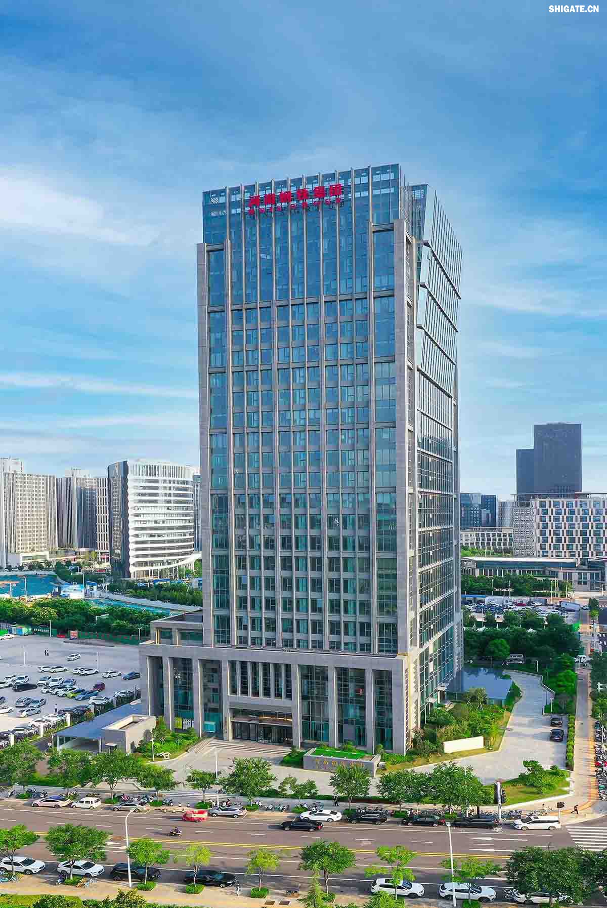 111.jpg 河南鋼鐵集團鄭州總部 河南鋼鐵集團有限公司(以下簡稱河南鋼鐵集團)2023年3月1日注冊成立,注冊資本為人民幣200億元,旗下有安鋼股份公司、周口鋼鐵公司(周鋼)、洛陽銅加工集團、舞陽礦業公司等子企業。薄學斌同志任董事長。河南鋼鐵集團是省委、省政府為推動全省鋼鐵產業轉型提質、結構調整和布局優化,而作出的重大決策。河南鋼鐵集團的核心企業安鋼始建于1958年,是新中國第一批重點建設的鋼鐵企業,為河南經濟社會發展作出了不可磨滅的歷史性貢獻。2023年12月,洛陽銅加工集團有限責任公司加入集團大家庭,開啟了全省鋼鐵、有色產業融合發展新征程;2024年7月,集團進入省管重要骨干企業序列,肩負起帶動全省鋼鐵產業轉型提質、結構調整、布局優化和推進全省鋼鋁銅鎂融合發展的重要使命。 新的歷史時期,河南鋼鐵集團深入學習貫徹習近平總書記關于建設現代化產業體系的重要論述,主動扛起引領帶動全省鋼鐵產業和有色產業高質量發展的責任擔當,明確了今后一個時期“1356”發展格局,構畫了未來發展的大方向、大路子。按照“穩住基本盤、邁向中高端、搶占新賽道”的發展路徑和“一年打基礎、三年上臺階、五年創一流”階段目標,堅持高端化、智能化、綠色化,向特鋼轉型,向先進合金材料轉型,著力打造效益一流、產品一流、技術一流、品牌一流、環境一流、管理一流,營業收入、資產規模均達千億級,具有國際影響力、國內一流競爭力、區域最強帶動力的現代化冶金產業集團。 111.jpg 河南鋼鐵集團鄭州總部 河南鋼鐵集團有限公司(以下簡稱河南鋼鐵集團)2023年3月1日注冊成立,注冊資本為人民幣200億元,旗下有安鋼股份公司、周口鋼鐵公司(周鋼)、洛陽銅加工集團、舞陽礦業公司等子企業。薄學斌同志任董事長。河南鋼鐵集團是省委、省政府為推動全省鋼鐵產業轉型提質、結構調整和布局優化,而作出的重大決策。河南鋼鐵集團的核心企業安鋼始建于1958年,是新中國第一批重點建設的鋼鐵企業,為河南經濟社會發展作出了不可磨滅的歷史性貢獻。2023年12月,洛陽銅加工集團有限責任公司加入集團大家庭,開啟了全省鋼鐵、有色產業融合發展新征程;2024年7月,集團進入省管重要骨干企業序列,肩負起帶動全省鋼鐵產業轉型提質、結構調整、布局優化和推進全省鋼鋁銅鎂融合發展的重要使命。 新的歷史時期,河南鋼鐵集團深入學習貫徹習近平總書記關于建設現代化產業體系的重要論述,主動扛起引領帶動全省鋼鐵產業和有色產業高質量發展的責任擔當,明確了今后一個時期“1356”發展格局,構畫了未來發展的大方向、大路子。按照“穩住基本盤、邁向中高端、搶占新賽道”的發展路徑和“一年打基礎、三年上臺階、五年創一流”階段目標,堅持高端化、智能化、綠色化,向特鋼轉型,向先進合金材料轉型,著力打造效益一流、產品一流、技術一流、品牌一流、環境一流、管理一流,營業收入、資產規模均達千億級,具有國際影響力、國內一流競爭力、區域最強帶動力的現代化冶金產業集團。