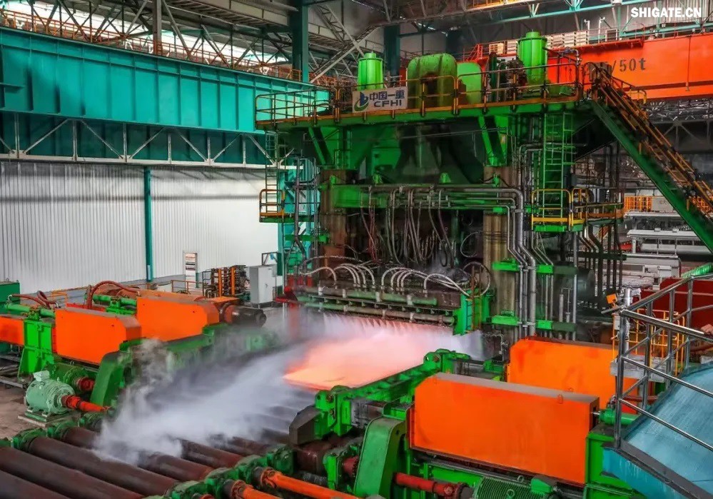 日前，河鋼集團舞鋼公司研發生產的最大厚度32mm的高性能X70Q管線鋼下線。該產品性能檢驗結果顯示，各項性能指標均達到國際領先水平，將替代進口，用于國內某LNG公共管廊項目建設。  640.jpg  舞鋼堅定特鋼思路，堅持走好高端產品路線，緊跟客戶端、市場端需求進行品種開發，打造新的差異化優勢，持續鞏固行業領先地位。在與該客戶對接的過程中，了解到客戶急需大厚度規格管線鋼，并對產品拉伸與落錘性能都提出了較高要求。  針對該產品生產難度大、交貨期緊張的實際情況，舞鋼高端產品攻關團隊為客戶制定專屬的生產供貨方案，贏得了客戶認可。研發過程中，舞鋼通過多次試驗論證，精心設計工藝，在冶煉環節優化調整鋼種成分，在軋鋼環節新增2項軋制要點，嚴格把控過程質量，最終攻克了該類大厚度鋼板的屈強比、落錘性能難以保證的行業性技術難題，確保了鋼板各項技術指標均優于客戶要求，達到國際領先水平。