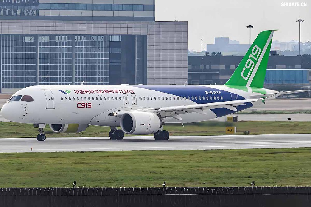 12月9日,國產(chǎn)大飛機C919的全球首家用戶東航,正式接收首架C919飛機,標志著國產(chǎn)大飛機邁出市場運營的“第一步”,也標志著中國民航運輸市場首次擁有中國自主研發(fā)的噴氣式干線飛機。 消息傳來,河鋼集團干部職工倍感振奮。因為,國產(chǎn)大飛機工程也凝聚了河鋼干部職工的心血和汗水,見證了河鋼人的獨特貢獻。河鋼自主研發(fā)的390mm大厚度調(diào)質(zhì)鋼20MnNiMo,填補國內(nèi)空白,用于大飛機項目的核心設(shè)備——世界最大的8萬噸級模鍛壓機制造,為國產(chǎn)大飛機提供堅強的鋼鐵支撐。 建功大國重器 航空模鍛件是飛機的“鋼脊鐵翅”,需要大型的模鍛設(shè)備才能高質(zhì)量批量鍛制。在中國制造大型模鍛壓機之前,僅有美國、俄羅斯、法國3個國家有類似設(shè)備,最大鍛造等級為俄羅斯的7.5萬噸級。 2003年,我國啟動重型模鍛壓機論證,組成專家隊伍開始研制世界最大的8萬噸級大型模鍛壓機。正是該項目的啟動,讓河鋼與國產(chǎn)大飛機結(jié)下不解之緣。 制造模鍛壓機機架所用頂級鋼板——大厚度調(diào)質(zhì)鋼20MnNiMo,是該裝備中生產(chǎn)難度最大的鋼種,內(nèi)部致密度、純潔度、機械性能及平直度等各項標準要求極高,且由于鋼板大單重、大厚度,其表面質(zhì)量、性能合格率、探傷合格率極難保證,生產(chǎn)難度很大。此前,國內(nèi)沒有廠家能夠生產(chǎn),國外進口同類鋼板每噸價格高達8萬元。 “為國造好鋼,建功大國重器。助力大飛機制造,河鋼人義不容辭!”2009年2月,接到任務的河鋼集團舞鋼公司(以下簡稱舞鋼)立即組織技術(shù)人員開展專項攻關(guān),先后解決了鋼板內(nèi)部金屬致密度純潔度、鋼板表面質(zhì)量、鋼板熱處理機械性能、鋼板平直度等多項重大技術(shù)難題。 經(jīng)過6個多月的攻堅克難,2009年7月,總量為82塊、2348噸的390mm大厚度調(diào)質(zhì)鋼20MnNiMo全部生產(chǎn)完畢并成功交付。產(chǎn)品各項性能均超出國外同類產(chǎn)品標準,完全能夠滿足使用要求,價格卻遠遠低于同類進口產(chǎn)品,鋼板全部高質(zhì)量按期交貨,獲得高度評價。 2013年4月,8萬噸級大型模鍛壓機建成投產(chǎn)。這臺總高42米、總重2.2萬噸的世界最大模鍛壓機,最大模鍛壓制力可達1000MN,壓機尺寸、整體質(zhì)量和最大單件重量均為世界之首,僅用3分半鐘便可制作一個飛機起落架,將我國高端重大裝備的制造能力托舉到國際頂級水平。 2015年11月2日,由8萬噸大型模鍛壓機生產(chǎn)出的首款新一代噴氣式干線客機C919,面向全球公開亮相,壓機尺寸、整體質(zhì)量和最大單件重量均為世界之首。 研發(fā)“爭氣鋼” 在河鋼人心中,為國產(chǎn)大飛機項目關(guān)鍵設(shè)備自主研發(fā)“爭氣鋼”,是一份舍我其誰的光榮和信任,更是一份為國爭光的使命和責任。秉持著這樣的認識和定位,舞鋼技術(shù)人員充分發(fā)揮技術(shù)優(yōu)勢,通力協(xié)作、密切配合,圓滿完成390mm大厚度調(diào)質(zhì)鋼20MnNiMo研制任務。大厚度調(diào)質(zhì)鋼20MnNiMo的研發(fā)過程中,煉鋼過程是關(guān)鍵環(huán)節(jié)之一。“由于390毫米厚的大飛機用調(diào)質(zhì)鋼20MnNiMo要求內(nèi)部致密度、潔凈度、調(diào)質(zhì)后機械性能等各項標準都非常高,在一煉鋼環(huán)節(jié),生產(chǎn)高品質(zhì)的合格電渣錠熔煉母材——優(yōu)質(zhì)20MnNiMo連鑄坯是基礎(chǔ)。”作為舞鋼電渣重熔技術(shù)的首批研發(fā)者、參與者、見證者,舞鋼一檔技術(shù)主管畢殿閣談及該鋼的研發(fā)記憶猶新,“在此之前,20MnNiMo鋼種從未在舞鋼一煉鋼1900mm連鑄機生產(chǎn)線上生產(chǎn)過。” 據(jù)畢殿閣介紹,由于高鎳高鉬連鑄坯易產(chǎn)生裂紋,生產(chǎn)困難不可想象。但大飛機項目作為國家一項重大項目,“建功大國重器”激發(fā)了職工們的榮耀感和使命感,舞鋼為此專門成立了攻關(guān)隊,并制定了一系列激勵措施,全力以赴挑戰(zhàn)極限,克服了一切不可預見的困難。 連鑄車間從控制澆注鋼水過熱度、調(diào)整鑄機二冷水參數(shù)、調(diào)整鑄機澆注拉速等,一項一項消除可能造成澆注失敗的不利因素,成功研發(fā)出了針對20MnNiMo鋼種的澆注工藝,并保證了鋼坯成功澆注。在電渣重熔環(huán)節(jié),創(chuàng)新渣系的研究與開發(fā)以及熔速、冷卻制度,確保電渣爐的生產(chǎn)順行和電渣錠內(nèi)部質(zhì)量。 20MnNiMo鋼板軋制環(huán)節(jié),更是困難重重,最大的難關(guān)莫過于鋼板表面質(zhì)量及板型軋制攻關(guān)。 今年50歲的“河鋼工匠”、舞鋼軋鋼首批高級作業(yè)師任亞強是當時20MnNiMo軋制攻關(guān)團隊的主操手。“當時是20MnNiMo鋼板的國內(nèi)首次生產(chǎn),我們必須要精心操作、精準控制,努力實現(xiàn)‘國內(nèi)首創(chuàng)’優(yōu)秀成果。”為此,任亞強連續(xù)半個月堅守在崗位上,并通過自己的觀察、思考,提出在軋制中對留尾、展寬及道次壓下量進行優(yōu)化,改善鋼板平直度,在終軋道次采用低速大壓下規(guī)程軋制的工藝改進方案。方案實施后,攻克了該鋼表面不允許有任何缺陷,平直度不超過6mm/米的行業(yè)軋制技術(shù)難題,圓滿完成該鋼種的軋制任務。 “人隨鋼走”是研發(fā)團隊成員、舞鋼科技部核電鋼研究所主管工程師張萌工作狀態(tài)的寫照。那段時間里,他日夜跟蹤生產(chǎn),從煉鋼到軋鋼,采集記錄數(shù)據(jù),為各環(huán)節(jié)的技術(shù)升級積淀原始依據(jù)。 為攻克該類大厚度鋼板內(nèi)部性能易波動行業(yè)難題,他和同事輪流在生產(chǎn)現(xiàn)場熬夜,實在困了就趴在桌子邊打個盹兒。經(jīng)過反復研究、試驗,他們最終找出了問題原因,根據(jù)試驗數(shù)據(jù)三次對工藝進行技術(shù)升級,得到了最優(yōu)工藝方案,也為后續(xù)其他品種電渣鋼的研發(fā)打下基礎(chǔ)。在鋼板熱處理工序,專門對一軋鋼的車底式爐進行技術(shù)升級攻關(guān),保證了390mm厚、5米多長的鋼板熱處理冷卻后的性能穩(wěn)定;他們創(chuàng)新鋼板壓平工藝,攻克了鋼板的平直度難以控制的技術(shù)難題。 回憶那段難忘的研制經(jīng)歷,張萌動情地說:“在熱處理環(huán)節(jié),面對著數(shù)百度的輻射高溫,我們的職工們一只胳膊擋住被烤得生疼的臉,另一只胳膊湊近鋼板去放墊塊。正是經(jīng)受住這樣的‘烤’驗,和精細到每一個環(huán)節(jié)的全方位過程控制,才讓我們收獲了來之不易的研發(fā)碩果。” 點亮河鋼品牌 390mm大厚度調(diào)質(zhì)鋼20MnNiMo的成功研制,為舞鋼積淀了豐厚的技術(shù)優(yōu)勢——“大飛機項目用390mm厚20MnNiMo鋼板的研制開發(fā)”技術(shù)成果榮獲中國鋼鐵工業(yè)協(xié)會、中國金屬學會和河北省冶金科學技術(shù)獎;電渣重熔技術(shù)成為舞鋼當前的“王牌技術(shù)”之一,電渣重熔水電鋼S500Q、S550Q最大厚度達到285mm厚度,在國內(nèi)獨占鰲頭;核電鋼Q345D國標一級探傷要求380mm厚度規(guī)格品質(zhì)國內(nèi)首屈一指……以研發(fā)國家重大工程急需鋼材為己任,舞鋼在全面對接高端市場、服務國家重大工程中,實現(xiàn)了產(chǎn)品競爭力的快速提升。 在航空航天用鋼領(lǐng)域,舞鋼為中國首次載人航天飛行及天宮一號、神舟九號和長征二號F的研制配套做出了突出貢獻。同時,在水電、核電、石油化工煤化工、海洋工程、高層建筑、橋梁等用鋼諸多領(lǐng)域,均發(fā)揮了關(guān)鍵性作用。 舞鋼的產(chǎn)品創(chuàng)新研發(fā),是河鋼持續(xù)推進客戶結(jié)構(gòu)、產(chǎn)品結(jié)構(gòu)“兩個結(jié)構(gòu)優(yōu)化”的縮影。近年來,河鋼大力培育行業(yè)第一、唯一,加快在超高強汽車鋼、覆膜家電板、海工鋼等領(lǐng)域打造更多“單打冠軍”。 研制開發(fā)的船用LNG低溫奧氏體型高錳鋼、超厚加釩鉻鉬鋼板、特殊功能鋅鋁鎂涂層等30余個新產(chǎn)品填補國內(nèi)空白。核電用鋼、海洋工程用鋼、鍋爐及壓力容器用鋼、高強抗震鋼筋等產(chǎn)品國內(nèi)第一品牌優(yōu)勢更加凸顯…… 如今,河鋼定制研發(fā)的一系列高端產(chǎn)品廣泛應用于港珠澳大橋、“華龍一號”核電站、“天眼”工程、奧運工程、國產(chǎn)大飛機、極地重載運輸船、航空航天等系列重大科技和工程項目,在鑄就“大國重器”中彰顯了河鋼品牌的力量與擔當。 12月9日,國產(chǎn)大飛機C919的全球首家用戶東航,正式接收首架C919飛機,標志著國產(chǎn)大飛機邁出市場運營的“第一步”,也標志著中國民航運輸市場首次擁有中國自主研發(fā)的噴氣式干線飛機。 消息傳來,河鋼集團干部職工倍感振奮。因為,國產(chǎn)大飛機工程也凝聚了河鋼干部職工的心血和汗水,見證了河鋼人的獨特貢獻。河鋼自主研發(fā)的390mm大厚度調(diào)質(zhì)鋼20MnNiMo,填補國內(nèi)空白,用于大飛機項目的核心設(shè)備——世界最大的8萬噸級模鍛壓機制造,為國產(chǎn)大飛機提供堅強的鋼鐵支撐。 建功大國重器 航空模鍛件是飛機的“鋼脊鐵翅”,需要大型的模鍛設(shè)備才能高質(zhì)量批量鍛制。在中國制造大型模鍛壓機之前,僅有美國、俄羅斯、法國3個國家有類似設(shè)備,最大鍛造等級為俄羅斯的7.5萬噸級。 2003年,我國啟動重型模鍛壓機論證,組成專家隊伍開始研制世界最大的8萬噸級大型模鍛壓機。正是該項目的啟動,讓河鋼與國產(chǎn)大飛機結(jié)下不解之緣。 制造模鍛壓機機架所用頂級鋼板——大厚度調(diào)質(zhì)鋼20MnNiMo,是該裝備中生產(chǎn)難度最大的鋼種,內(nèi)部致密度、純潔度、機械性能及平直度等各項標準要求極高,且由于鋼板大單重、大厚度,其表面質(zhì)量、性能合格率、探傷合格率極難保證,生產(chǎn)難度很大。此前,國內(nèi)沒有廠家能夠生產(chǎn),國外進口同類鋼板每噸價格高達8萬元。 “為國造好鋼,建功大國重器。助力大飛機制造,河鋼人義不容辭!”2009年2月,接到任務的河鋼集團舞鋼公司(以下簡稱舞鋼)立即組織技術(shù)人員開展專項攻關(guān),先后解決了鋼板內(nèi)部金屬致密度純潔度、鋼板表面質(zhì)量、鋼板熱處理機械性能、鋼板平直度等多項重大技術(shù)難題。 經(jīng)過6個多月的攻堅克難,2009年7月,總量為82塊、2348噸的390mm大厚度調(diào)質(zhì)鋼20MnNiMo全部生產(chǎn)完畢并成功交付。產(chǎn)品各項性能均超出國外同類產(chǎn)品標準,完全能夠滿足使用要求,價格卻遠遠低于同類進口產(chǎn)品,鋼板全部高質(zhì)量按期交貨,獲得高度評價。 2013年4月,8萬噸級大型模鍛壓機建成投產(chǎn)。這臺總高42米、總重2.2萬噸的世界最大模鍛壓機,最大模鍛壓制力可達1000MN,壓機尺寸、整體質(zhì)量和最大單件重量均為世界之首,僅用3分半鐘便可制作一個飛機起落架,將我國高端重大裝備的制造能力托舉到國際頂級水平。 2015年11月2日,由8萬噸大型模鍛壓機生產(chǎn)出的首款新一代噴氣式干線客機C919,面向全球公開亮相,壓機尺寸、整體質(zhì)量和最大單件重量均為世界之首。 研發(fā)“爭氣鋼” 在河鋼人心中,為國產(chǎn)大飛機項目關(guān)鍵設(shè)備自主研發(fā)“爭氣鋼”,是一份舍我其誰的光榮和信任,更是一份為國爭光的使命和責任。秉持著這樣的認識和定位,舞鋼技術(shù)人員充分發(fā)揮技術(shù)優(yōu)勢,通力協(xié)作、密切配合,圓滿完成390mm大厚度調(diào)質(zhì)鋼20MnNiMo研制任務。大厚度調(diào)質(zhì)鋼20MnNiMo的研發(fā)過程中,煉鋼過程是關(guān)鍵環(huán)節(jié)之一。“由于390毫米厚的大飛機用調(diào)質(zhì)鋼20MnNiMo要求內(nèi)部致密度、潔凈度、調(diào)質(zhì)后機械性能等各項標準都非常高,在一煉鋼環(huán)節(jié),生產(chǎn)高品質(zhì)的合格電渣錠熔煉母材——優(yōu)質(zhì)20MnNiMo連鑄坯是基礎(chǔ)。”作為舞鋼電渣重熔技術(shù)的首批研發(fā)者、參與者、見證者,舞鋼一檔技術(shù)主管畢殿閣談及該鋼的研發(fā)記憶猶新,“在此之前,20MnNiMo鋼種從未在舞鋼一煉鋼1900mm連鑄機生產(chǎn)線上生產(chǎn)過。” 據(jù)畢殿閣介紹,由于高鎳高鉬連鑄坯易產(chǎn)生裂紋,生產(chǎn)困難不可想象。但大飛機項目作為國家一項重大項目,“建功大國重器”激發(fā)了職工們的榮耀感和使命感,舞鋼為此專門成立了攻關(guān)隊,并制定了一系列激勵措施,全力以赴挑戰(zhàn)極限,克服了一切不可預見的困難。 連鑄車間從控制澆注鋼水過熱度、調(diào)整鑄機二冷水參數(shù)、調(diào)整鑄機澆注拉速等,一項一項消除可能造成澆注失敗的不利因素,成功研發(fā)出了針對20MnNiMo鋼種的澆注工藝,并保證了鋼坯成功澆注。在電渣重熔環(huán)節(jié),創(chuàng)新渣系的研究與開發(fā)以及熔速、冷卻制度,確保電渣爐的生產(chǎn)順行和電渣錠內(nèi)部質(zhì)量。 20MnNiMo鋼板軋制環(huán)節(jié),更是困難重重,最大的難關(guān)莫過于鋼板表面質(zhì)量及板型軋制攻關(guān)。 今年50歲的“河鋼工匠”、舞鋼軋鋼首批高級作業(yè)師任亞強是當時20MnNiMo軋制攻關(guān)團隊的主操手。“當時是20MnNiMo鋼板的國內(nèi)首次生產(chǎn),我們必須要精心操作、精準控制,努力實現(xiàn)‘國內(nèi)首創(chuàng)’優(yōu)秀成果。”為此,任亞強連續(xù)半個月堅守在崗位上,并通過自己的觀察、思考,提出在軋制中對留尾、展寬及道次壓下量進行優(yōu)化,改善鋼板平直度,在終軋道次采用低速大壓下規(guī)程軋制的工藝改進方案。方案實施后,攻克了該鋼表面不允許有任何缺陷,平直度不超過6mm/米的行業(yè)軋制技術(shù)難題,圓滿完成該鋼種的軋制任務。 “人隨鋼走”是研發(fā)團隊成員、舞鋼科技部核電鋼研究所主管工程師張萌工作狀態(tài)的寫照。那段時間里,他日夜跟蹤生產(chǎn),從煉鋼到軋鋼,采集記錄數(shù)據(jù),為各環(huán)節(jié)的技術(shù)升級積淀原始依據(jù)。 為攻克該類大厚度鋼板內(nèi)部性能易波動行業(yè)難題,他和同事輪流在生產(chǎn)現(xiàn)場熬夜,實在困了就趴在桌子邊打個盹兒。經(jīng)過反復研究、試驗,他們最終找出了問題原因,根據(jù)試驗數(shù)據(jù)三次對工藝進行技術(shù)升級,得到了最優(yōu)工藝方案,也為后續(xù)其他品種電渣鋼的研發(fā)打下基礎(chǔ)。在鋼板熱處理工序,專門對一軋鋼的車底式爐進行技術(shù)升級攻關(guān),保證了390mm厚、5米多長的鋼板熱處理冷卻后的性能穩(wěn)定;他們創(chuàng)新鋼板壓平工藝,攻克了鋼板的平直度難以控制的技術(shù)難題。 回憶那段難忘的研制經(jīng)歷,張萌動情地說:“在熱處理環(huán)節(jié),面對著數(shù)百度的輻射高溫,我們的職工們一只胳膊擋住被烤得生疼的臉,另一只胳膊湊近鋼板去放墊塊。正是經(jīng)受住這樣的‘烤’驗,和精細到每一個環(huán)節(jié)的全方位過程控制,才讓我們收獲了來之不易的研發(fā)碩果。” 點亮河鋼品牌 390mm大厚度調(diào)質(zhì)鋼20MnNiMo的成功研制,為舞鋼積淀了豐厚的技術(shù)優(yōu)勢——“大飛機項目用390mm厚20MnNiMo鋼板的研制開發(fā)”技術(shù)成果榮獲中國鋼鐵工業(yè)協(xié)會、中國金屬學會和河北省冶金科學技術(shù)獎;電渣重熔技術(shù)成為舞鋼當前的“王牌技術(shù)”之一,電渣重熔水電鋼S500Q、S550Q最大厚度達到285mm厚度,在國內(nèi)獨占鰲頭;核電鋼Q345D國標一級探傷要求380mm厚度規(guī)格品質(zhì)國內(nèi)首屈一指……以研發(fā)國家重大工程急需鋼材為己任,舞鋼在全面對接高端市場、服務國家重大工程中,實現(xiàn)了產(chǎn)品競爭力的快速提升。 在航空航天用鋼領(lǐng)域,舞鋼為中國首次載人航天飛行及天宮一號、神舟九號和長征二號F的研制配套做出了突出貢獻。同時,在水電、核電、石油化工煤化工、海洋工程、高層建筑、橋梁等用鋼諸多領(lǐng)域,均發(fā)揮了關(guān)鍵性作用。 舞鋼的產(chǎn)品創(chuàng)新研發(fā),是河鋼持續(xù)推進客戶結(jié)構(gòu)、產(chǎn)品結(jié)構(gòu)“兩個結(jié)構(gòu)優(yōu)化”的縮影。近年來,河鋼大力培育行業(yè)第一、唯一,加快在超高強汽車鋼、覆膜家電板、海工鋼等領(lǐng)域打造更多“單打冠軍”。 研制開發(fā)的船用LNG低溫奧氏體型高錳鋼、超厚加釩鉻鉬鋼板、特殊功能鋅鋁鎂涂層等30余個新產(chǎn)品填補國內(nèi)空白。核電用鋼、海洋工程用鋼、鍋爐及壓力容器用鋼、高強抗震鋼筋等產(chǎn)品國內(nèi)第一品牌優(yōu)勢更加凸顯…… 如今,河鋼定制研發(fā)的一系列高端產(chǎn)品廣泛應用于港珠澳大橋、“華龍一號”核電站、“天眼”工程、奧運工程、國產(chǎn)大飛機、極地重載運輸船、航空航天等系列重大科技和工程項目,在鑄就“大國重器”中彰顯了河鋼品牌的力量與擔當。