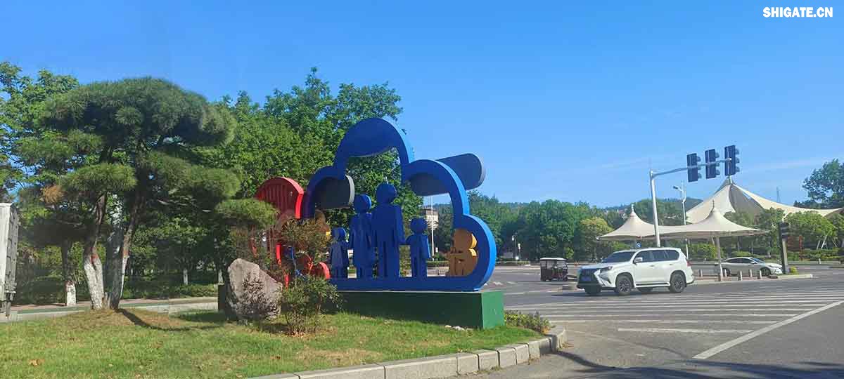 城市綠化美化突出高質量。舞鋼市先后組織實施了四期綠化基礎工程:拆墻透綠工程;庭院綠化工程;市區主干道和兩側風景林綠化工程。興建了迎賓廣場、建中廣場、礦山文化廣場、翠竹園、奮飛廣場、鑫源廣場、桃花園等13處廣場游園,有38個單位達到省級庭院綠化標準。市區綠地面積由創建前的5.6萬平方米增至現在的212.8萬平方米。人均公共綠地面積由創建前的0.6平方米增至現在的21.28平方米。城市綠地覆蓋面積達3.91平方公里,綠化覆蓋率達35.55%,綠地率達34.15%,居河南省縣市之首,極大地改善了城市環境,滿足了城市居民休息、娛樂的需要。 城市夜間景觀突出高檔次。實施城市道路燈光工程,全市共安裝各種型號禮花燈160余盞,建筑輪廓霓虹燈、單位名稱霓虹燈270多處,臨街酒店、門店霓虹燈、燈箱等359處,投入資金總計1200多萬元。初步形成了行政中心莊重大方,城市主干道華麗輝煌,文化娛樂區浪漫溫馨,街道小巷流光溢彩的城市燈光景觀體系。2005年年底市政府又投資400多萬元實施了餐飲一條街霓虹燈工程和彩色音樂水幕噴泉工程,其中音樂水幕噴泉的長度和高度均為中原之最。 城市綠化美化突出高質量。舞鋼市先后組織實施了四期綠化基礎工程:拆墻透綠工程;庭院綠化工程;市區主干道和兩側風景林綠化工程。興建了迎賓廣場、建中廣場、礦山文化廣場、翠竹園、奮飛廣場、鑫源廣場、桃花園等13處廣場游園,有38個單位達到省級庭院綠化標準。市區綠地面積由創建前的5.6萬平方米增至現在的212.8萬平方米。人均公共綠地面積由創建前的0.6平方米增至現在的21.28平方米。城市綠地覆蓋面積達3.91平方公里,綠化覆蓋率達35.55%,綠地率達34.15%,居河南省縣市之首,極大地改善了城市環境,滿足了城市居民休息、娛樂的需要。 城市夜間景觀突出高檔次。實施城市道路燈光工程,全市共安裝各種型號禮花燈160余盞,建筑輪廓霓虹燈、單位名稱霓虹燈270多處,臨街酒店、門店霓虹燈、燈箱等359處,投入資金總計1200多萬元。初步形成了行政中心莊重大方,城市主干道華麗輝煌,文化娛樂區浪漫溫馨,街道小巷流光溢彩的城市燈光景觀體系。2005年年底市政府又投資400多萬元實施了餐飲一條街霓虹燈工程和彩色音樂水幕噴泉工程,其中音樂水幕噴泉的長度和高度均為中原之最。