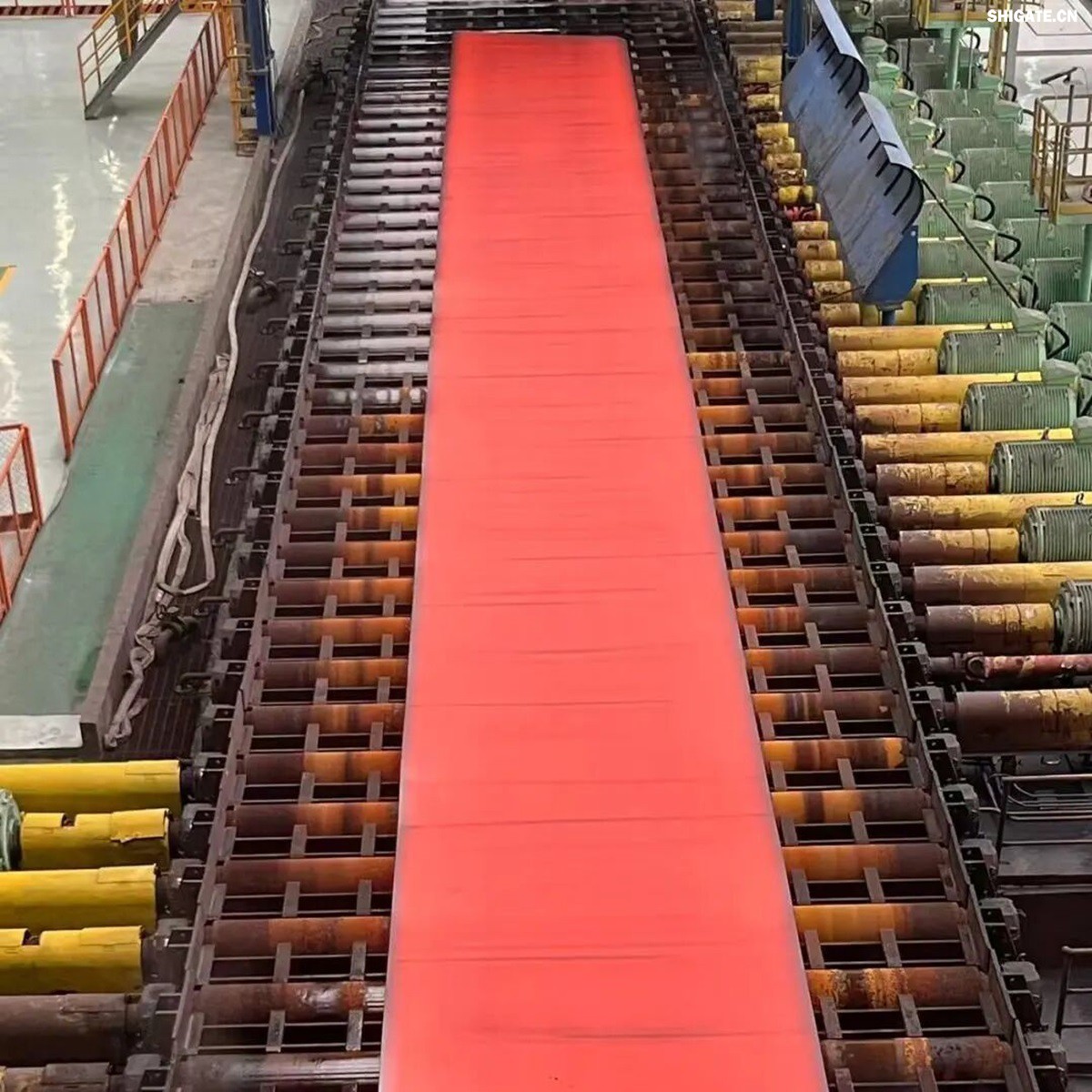 12月2日，周口基地傳來喜訊——其寬厚板產線先后完成了14mm、12mm規格鋼板的首次軋制，此次試軋的低溫壓力容器鋼板09MnNiDR和工程機械用鋼Q355B兩種牌號鋼板均順利下線，經嚴格檢測，各項指標均超過標準要求。這一突破標志著該基地雙超寬機架產線在6mm至300mm寬厚板的規格拓展征程中邁出了堅實的一步，好產品的覆蓋范圍得以進一步擴大。    