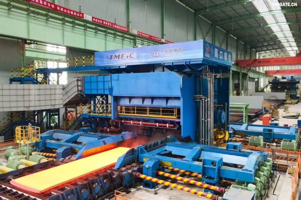 12月2日，周口基地傳來喜訊——其寬厚板產線先后完成了14mm、12mm規格鋼板的首次軋制，此次試軋的低溫壓力容器鋼板09MnNiDR和工程機械用鋼Q355B兩種牌號鋼板均順利下線，經嚴格檢測，各項指標均超過標準要求。這一突破標志著該基地雙超寬機架產線在6mm至300mm寬厚板的規格拓展征程中邁出了堅實的一步，好產品的覆蓋范圍得以進一步擴大。    