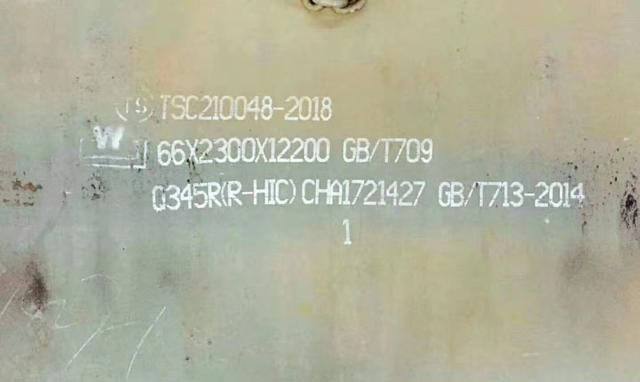 今年5月中旬,河鋼集團舞鋼自主研發(fā)的195毫米厚Q345R(R-HIC)抗氫致開裂鋼板的首批360噸產(chǎn)品順利交付客戶,用于中東某客戶百萬噸級乙烯裂解裝置核心反應(yīng)器項目的高壓臨氫環(huán)境關(guān)鍵設(shè)備制造。此舉標(biāo)志著我國在特種壓力容器用鋼領(lǐng)域?qū)崿F(xiàn)重大突破,為全球石化裝備安全升級提供了“中國方案”。 為解決中東某客戶百萬噸級乙烯裂解裝置核心反應(yīng)器項目用鋼“零氫脆風(fēng)險+全生命周期管理”等難題,舞鋼技術(shù)攻關(guān)團隊根據(jù)多年積累的容器鋼研發(fā)經(jīng)驗,不斷優(yōu)化生產(chǎn)工藝,采用超潔凈鋼冶煉、組織精準(zhǔn)調(diào)控、智能檢測體系等手段,在保證探傷合格的條件下,最終完成了大厚度、大單重的高端鋼板生產(chǎn)。 1749448588186650.jpg 舞鋼研發(fā)的Q345R(R-HIC)鋼板具有“抗氫+高韌+均質(zhì)”等優(yōu)良性能。該產(chǎn)品的成功研發(fā),填補了我國超厚臨氫鋼的空白,其創(chuàng)新的氫陷阱調(diào)控技術(shù)還為國際同行提供了解決問題的全新方案。 隨著全球石化產(chǎn)業(yè)向低碳高效方向升級,舞鋼將持續(xù)深耕特種鋼材領(lǐng)域,建立“更純凈、更耐蝕、更智能”的產(chǎn)品矩陣,助力全球能源安全,讓中國鋼鐵成為高端裝備的“安全基石”。 (張培軍 柏光明) 《中國冶金報》(2025年06月06日 01版一版) 今年5月中旬,河鋼集團舞鋼自主研發(fā)的195毫米厚Q345R(R-HIC)抗氫致開裂鋼板的首批360噸產(chǎn)品順利交付客戶,用于中東某客戶百萬噸級乙烯裂解裝置核心反應(yīng)器項目的高壓臨氫環(huán)境關(guān)鍵設(shè)備制造。此舉標(biāo)志著我國在特種壓力容器用鋼領(lǐng)域?qū)崿F(xiàn)重大突破,為全球石化裝備安全升級提供了“中國方案”。 為解決中東某客戶百萬噸級乙烯裂解裝置核心反應(yīng)器項目用鋼“零氫脆風(fēng)險+全生命周期管理”等難題,舞鋼技術(shù)攻關(guān)團隊根據(jù)多年積累的容器鋼研發(fā)經(jīng)驗,不斷優(yōu)化生產(chǎn)工藝,采用超潔凈鋼冶煉、組織精準(zhǔn)調(diào)控、智能檢測體系等手段,在保證探傷合格的條件下,最終完成了大厚度、大單重的高端鋼板生產(chǎn)。 1749448588186650.jpg 舞鋼研發(fā)的Q345R(R-HIC)鋼板具有“抗氫+高韌+均質(zhì)”等優(yōu)良性能。該產(chǎn)品的成功研發(fā),填補了我國超厚臨氫鋼的空白,其創(chuàng)新的氫陷阱調(diào)控技術(shù)還為國際同行提供了解決問題的全新方案。 隨著全球石化產(chǎn)業(yè)向低碳高效方向升級,舞鋼將持續(xù)深耕特種鋼材領(lǐng)域,建立“更純凈、更耐蝕、更智能”的產(chǎn)品矩陣,助力全球能源安全,讓中國鋼鐵成為高端裝備的“安全基石”。 (張培軍 柏光明) 《中國冶金報》(2025年06月06日 01版一版)